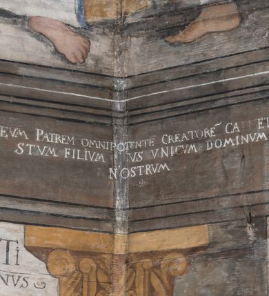 Zdjęcie nr 68: Polichromia ścienna obiegająca całe wnętrze świątyni wraz ze stropem, na ścianach kompozycje dwustrefowe. Strefy odgraniczone malowanym, profilowanym szarym cokołem z konsolami oraz umieszczonymi między nimi napisami. Na osi konsol, w drugiej strefie kolumny oddzielające poszczególne sceny. Kolumny ustawione na złoconych bazach, trzony malowane na czerwono, kapitele stylizowane na korynckie. Podpory podtrzymują malowany szary fryz zdobiony maskami, uskrzydlonymi główkami anielskimi oraz liśćmi wawrzynu.

Ściana północna nawy
W dolnej strefie znajduje się przedstawienie, tzw. Sąd Krwi, odbywający się w pałacu Kajfasza. Pośrodku sceny stoi Kajfasz na podwyższeniu ubrany w strój kapłana żydowskiego, na tle czarnej kotary. U góry napis cześciowo nieczytelny: „SAIPHAS / PONTIFEX / (?) OMNES QVID VELATIS PRAESTAT MNV(?) MORI QVAM / (?) VNIVE SV(?) POPULV (?) DE (?)RE”. Po prawej stronie kompozycji siedzi na kamiennym podeście Chrystus zwrócony trzy czwarte w prawo. Ubrany jest w czerwoną suknię, na głowie ma założoną koronę cierniową, a wokół niej kolisty nimb. Po obu stronach Kajfasza znajdują się liczni członkowie Sanhedrynu, którzy trzymają w dłoniach zwoje z ich imionami oraz orzeczeniami winy, część z nich jest nieczytelna: „INCOGNITA CAV/SA MORTI OBU(?)/EN BVS”, „(?) / ROGAT / NOR(?)M (?) / HIC (?)OMC PE(?)A /VIT”, „PAD / (?)EDV(?) / (?)T / (?)N”, „(?)SMO(?) / (?)HIN (?)”, „RIPHA(?) / LEX IN (?)”, „QRAM / QVARE SINE/MVS VIRVM / (?) QVIA / IVSTVS EST / MORTE DAM(?)”, „EM / IVSTVS / MAXIME QVV / POPVLVM SV(?) / CONCIONIRVS / (?)IONEM / (?)ONC(?)”, „NECODE / (?)CEM ACC(?) / PVLV SEDVCD / MORTE DIGNUS(?) /EST”, „(?)TRIE / (?)NITIE”, „MES / SI(?)VSTVS / EST CONVER / (?)AMVR ADI/(?)VM SINE / (?)VST (?)”, „SAMEOH / SI NEC IV/STVS EST NEC / INIVSTVS Q (?)/TAMEN MO(?)/MVR: C(?) / NON CI (?) /MORTE / EL EXILI / O IPSV / DAMNA/MVS”. Ponadto zachowane pojedyncze litery w dolnej części sceny oraz fragmenty długiego napisu po prawej u góry: „(?) CRV(?) (…) NOS / ET SVP(?)R FILIOS”. W górnej strefie od lewej strony pierwsza kwatera nieczytelna. W drugiej znajduje się scena ukazująca Chrystusa Zmartwychwstałego odwiedzającego Matkę Boską. Poniżej w partii cokołu napis: „T(?) ITA EVIT SVBIIT TAMEN A SPERA MORIS / N(?)LA SED STRATA MORTE RESVRGIT”. W drugiej kwaterze Pokłon Trzech Króli, opatrzony napisem: „CURVATO REGES VENER NTVR POPLITE REGEM / REGYM. NEC MIRUMOIVS DOCET OFFICIVM”. W ostatniej scena ukazująca Boże Narodzenie z podpisem: „VIRGO (?)NTIVSI(?)E P(?)VOD DINERAT ANTE / JAM(?) NIS PALPAS UPERE NVI S. ANAS”.

Ściana łuku arkady tęczowej
Po stronie północnej – dolna strefa nieczytelna, w górnej przedstawienie św. Jerzego na koniu walczącego ze smokiem. Po stronie południowej arkady tęczowej w górnej strefie św. Marcin ucinający połę swojego płaszcza dla żebraka. 

Prezbiterium
Na ścianie północnej lewa strona strefy dolnej niezachowana, dalej drzwi do zakrystii flankowane parą kolumn o czarnych trzonach i korynckich kapitelach. W nadprożu scena ukazująca Chrystusa Zmartwychwstałego Triumfującego, który jedzie na zaprzężonym w trzy baranki powozie. Na tyle pojazdu leżą narzędzia Męki Pańskiej. W prawym górnym narożu sceny napis: „IESVS TRIVMPHANS”. Kolejna scena przedstawia dwie święte niewiasty oraz ucztę. Scena w najnowszej literaturze interpretowana jest jako usługiwanie św. Elżbiety ubogim i chorym. W górnej strefie od lewej strony zostały ukazane następujące przedstawienia i podpisy: Nawiedzenie Najświętszej Marii Panny opisane słowami: „VISITAT ELEGTA IN GENITRICEM VIRCO TONANTIS / MA(?) (?)OMINIS PVRI VERA PARENS OVE DEI”. Kolejna scena przedstawia Zwiastowanie Najświętszej Marii Pannie: „TER QVE QVATER Q3 BEATA, ES VIRGO TE FORE MATRE / ANGELVS A CAELO DETONAT ORE DEI”. Następna kwatera ukazuje Matkę Boską Niepokalanie Poczętą. Po jej bokach znajdują się dwa anioły unoszące białe banderole z napisami: „FIA(?)MINA PLVENS CAELLS EST SVME GRATIA REGIS / A TE QVA RERIT VIRGO SIGMA (?)” oraz „CVMBA NATAT SVPIRI MARE. SED NON FLVC T. FRGO / MVNDANI FLCTIS NON TIM(?)”. W narożach symbole Litanii Loretańskiej w medalionach opisane kolejno słowami: „PER HAEC PRAESERVOR”, „FLVCTVS NON VEREOR”, „EXSPINIS SINE SPINIS ORIOR” oraz „(?)AVDOR NOCTI / LVCI APERIOR”. Poniżej sceny słabo czytelny napis: „INSIDIABARIS MALEDICTE VENENIGER ANGVIS / HV(?) (?)ENERI FAVCIBVS I GNIVS ME / (?) MVLIEREM DIRE (?)RANE / (?)PSE KIECAEM”. Poniżej przedstawienia, w partii cokołu napis: „ECCE ENIM EX HOC BEATAM ME / DICENT OMNES GENERATIONES”. W kolejnej kwaterze św. Elżbieta Węgierska i inskrypcja na cokole: „ARE ODIVA ELIZABETH: NAM TVA CLARENT / RIO MORES NOMINA FACTA POLO”.  Dalej św. Stanisław Biskup: „DIVE STANISLAE HIC MVLT LOCVS AMBIT ET OBTAT / SIS PATER ELIZABETH PATRONA SI(?)”. W części środkowej apsydy dolna cześć niezachowana, w górnej przedstawienie Mojżesza oraz Aarona. Na ścianie południowej prezbiterium w strefie dolnej ukazani kolejno czterej ojcowie Kościoła, opisani: św. Augustyn „S(ANCTVS) AVGVSTINVS”, św. Hieronim „S(ANCTVS) HIER(ONIM)”, św. Grzegorz Wielki „S(ANCTVS) GREGORIVS” oraz św. Ambroży. W strefie górnej, od lewej: św. Jan Kanty. W partii cokołowej napis: „(?) HIC EST quo PATRIARHA ACADEMIA GAVDET / (?)qucm Felic aedicai Astricolam / (?)arior hospes ades Canti no us oris / hic habites oni Alumnus Armans”. W kolejnej kwaterze ukazani są św. Piotr oraz św. Andrzej: „CREDO IN DEVM PATREM OMNIPOTENTE CREATORE CA(?)ETERE ET IN IESVM CHRI/STVM FILIVM (?)VS VNICVM DOMINVM / NOSTRVM”. Następnie św. Bartłomiej i św. Filip: „DESCENDIT AD INFEROS, TERTIA DIE RESVB / REXIT AMORTVIS ASCENDIT, AD CAELOS SEDENT, A DEXTERAM DEI PATRIS OMNI: / POTENTIS”. W ostatniej kwaterze prezbiterium ukazani są św. Tomasz oraz drugi, nierozpoznany apostoł: „CREDO IN SPIRITVM / SANCTVM”.

Ściana północna nawy
Polichromia na ścianie północnej częściowo niezachowana. W dolnej strefie scena ukazująca Modlitwę w Ogrójcu oraz narzędzia Męki Pańskiej: „(?)S SALVATOR / M(?)”. W górnej strefie kolejni dwaj apostołowie: św. Szymon i św. Juda Tadeusz: „SANCTA(?) / MVNION (?)”. Kolejna kwatera nieczytelna.

Balustrada chóru muzycznego
Balustradę chóru muzycznego zdobią alegorie siedmiu grzechów głównych pod postacią kobiet i towarzyszących im atrybutów, pierwsza z lewej Pycha, następna Chciwość, kolejne nieczytelne. Pod chórem muzycznym uskrzydlona główka aniołka nad portalem wejściowym, a po prawej stronie napis: „SPECVLVM / (?) MAI(?) OMNIB(?) VI(?)SIM(?) (?) CADENTI V RESCAT / (?)”.

Strop
Kompozycja stropu podzielona na trzy strefy, dwie duże boczne oraz wąską, środkową. W pierwszej strefie bocznej umieszczona jest rozbudowana kompozycja przedstawiająca Wniebowzięcie Najświętszej Marii Panny. W dolnej strefie pusty grób oraz apostołowie. Matkę Boską otaczają grupy muzykujących aniołów, u góry stoi Chrystus. W strefie środkowej ukazana została Koronacja Matki Boskiej, a w drugiej strefie bocznej Sąd Ostateczny. Partia malowideł na stropie również dookoła opatrzona jest napisami, lecz nieczytelnymi. 
