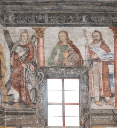 Zdjęcie nr 40: Polichromia ścienna obiegająca całe wnętrze świątyni wraz ze stropem, na ścianach kompozycje dwustrefowe. Strefy odgraniczone malowanym, profilowanym szarym cokołem z konsolami oraz umieszczonymi między nimi napisami. Na osi konsol, w drugiej strefie kolumny oddzielające poszczególne sceny. Kolumny ustawione na złoconych bazach, trzony malowane na czerwono, kapitele stylizowane na korynckie. Podpory podtrzymują malowany szary fryz zdobiony maskami, uskrzydlonymi główkami anielskimi oraz liśćmi wawrzynu.

Ściana północna nawy
W dolnej strefie znajduje się przedstawienie, tzw. Sąd Krwi, odbywający się w pałacu Kajfasza. Pośrodku sceny stoi Kajfasz na podwyższeniu ubrany w strój kapłana żydowskiego, na tle czarnej kotary. U góry napis cześciowo nieczytelny: „SAIPHAS / PONTIFEX / (?) OMNES QVID VELATIS PRAESTAT MNV(?) MORI QVAM / (?) VNIVE SV(?) POPULV (?) DE (?)RE”. Po prawej stronie kompozycji siedzi na kamiennym podeście Chrystus zwrócony trzy czwarte w prawo. Ubrany jest w czerwoną suknię, na głowie ma założoną koronę cierniową, a wokół niej kolisty nimb. Po obu stronach Kajfasza znajdują się liczni członkowie Sanhedrynu, którzy trzymają w dłoniach zwoje z ich imionami oraz orzeczeniami winy, część z nich jest nieczytelna: „INCOGNITA CAV/SA MORTI OBU(?)/EN BVS”, „(?) / ROGAT / NOR(?)M (?) / HIC (?)OMC PE(?)A /VIT”, „PAD / (?)EDV(?) / (?)T / (?)N”, „(?)SMO(?) / (?)HIN (?)”, „RIPHA(?) / LEX IN (?)”, „QRAM / QVARE SINE/MVS VIRVM / (?) QVIA / IVSTVS EST / MORTE DAM(?)”, „EM / IVSTVS / MAXIME QVV / POPVLVM SV(?) / CONCIONIRVS / (?)IONEM / (?)ONC(?)”, „NECODE / (?)CEM ACC(?) / PVLV SEDVCD / MORTE DIGNUS(?) /EST”, „(?)TRIE / (?)NITIE”, „MES / SI(?)VSTVS / EST CONVER / (?)AMVR ADI/(?)VM SINE / (?)VST (?)”, „SAMEOH / SI NEC IV/STVS EST NEC / INIVSTVS Q (?)/TAMEN MO(?)/MVR: C(?) / NON CI (?) /MORTE / EL EXILI / O IPSV / DAMNA/MVS”. Ponadto zachowane pojedyncze litery w dolnej części sceny oraz fragmenty długiego napisu po prawej u góry: „(?) CRV(?) (…) NOS / ET SVP(?)R FILIOS”. W górnej strefie od lewej strony pierwsza kwatera nieczytelna. W drugiej znajduje się scena ukazująca Chrystusa Zmartwychwstałego odwiedzającego Matkę Boską. Poniżej w partii cokołu napis: „T(?) ITA EVIT SVBIIT TAMEN A SPERA MORIS / N(?)LA SED STRATA MORTE RESVRGIT”. W drugiej kwaterze Pokłon Trzech Króli, opatrzony napisem: „CURVATO REGES VENER NTVR POPLITE REGEM / REGYM. NEC MIRUMOIVS DOCET OFFICIVM”. W ostatniej scena ukazująca Boże Narodzenie z podpisem: „VIRGO (?)NTIVSI(?)E P(?)VOD DINERAT ANTE / JAM(?) NIS PALPAS UPERE NVI S. ANAS”.

Ściana łuku arkady tęczowej
Po stronie północnej – dolna strefa nieczytelna, w górnej przedstawienie św. Jerzego na koniu walczącego ze smokiem. Po stronie południowej arkady tęczowej w górnej strefie św. Marcin ucinający połę swojego płaszcza dla żebraka. 

Prezbiterium
Na ścianie północnej lewa strona strefy dolnej niezachowana, dalej drzwi do zakrystii flankowane parą kolumn o czarnych trzonach i korynckich kapitelach. W nadprożu scena ukazująca Chrystusa Zmartwychwstałego Triumfującego, który jedzie na zaprzężonym w trzy baranki powozie. Na tyle pojazdu leżą narzędzia Męki Pańskiej. W prawym górnym narożu sceny napis: „IESVS TRIVMPHANS”. Kolejna scena przedstawia dwie święte niewiasty oraz ucztę. Scena w najnowszej literaturze interpretowana jest jako usługiwanie św. Elżbiety ubogim i chorym. W górnej strefie od lewej strony zostały ukazane następujące przedstawienia i podpisy: Nawiedzenie Najświętszej Marii Panny opisane słowami: „VISITAT ELEGTA IN GENITRICEM VIRCO TONANTIS / MA(?) (?)OMINIS PVRI VERA PARENS OVE DEI”. Kolejna scena przedstawia Zwiastowanie Najświętszej Marii Pannie: „TER QVE QVATER Q3 BEATA, ES VIRGO TE FORE MATRE / ANGELVS A CAELO DETONAT ORE DEI”. Następna kwatera ukazuje Matkę Boską Niepokalanie Poczętą. Po jej bokach znajdują się dwa anioły unoszące białe banderole z napisami: „FIA(?)MINA PLVENS CAELLS EST SVME GRATIA REGIS / A TE QVA RERIT VIRGO SIGMA (?)” oraz „CVMBA NATAT SVPIRI MARE. SED NON FLVC T. FRGO / MVNDANI FLCTIS NON TIM(?)”. W narożach symbole Litanii Loretańskiej w medalionach opisane kolejno słowami: „PER HAEC PRAESERVOR”, „FLVCTVS NON VEREOR”, „EXSPINIS SINE SPINIS ORIOR” oraz „(?)AVDOR NOCTI / LVCI APERIOR”. Poniżej sceny słabo czytelny napis: „INSIDIABARIS MALEDICTE VENENIGER ANGVIS / HV(?) (?)ENERI FAVCIBVS I GNIVS ME / (?) MVLIEREM DIRE (?)RANE / (?)PSE KIECAEM”. Poniżej przedstawienia, w partii cokołu napis: „ECCE ENIM EX HOC BEATAM ME / DICENT OMNES GENERATIONES”. W kolejnej kwaterze św. Elżbieta Węgierska i inskrypcja na cokole: „ARE ODIVA ELIZABETH: NAM TVA CLARENT / RIO MORES NOMINA FACTA POLO”.  Dalej św. Stanisław Biskup: „DIVE STANISLAE HIC MVLT LOCVS AMBIT ET OBTAT / SIS PATER ELIZABETH PATRONA SI(?)”. W części środkowej apsydy dolna cześć niezachowana, w górnej przedstawienie Mojżesza oraz Aarona. Na ścianie południowej prezbiterium w strefie dolnej ukazani kolejno czterej ojcowie Kościoła, opisani: św. Augustyn „S(ANCTVS) AVGVSTINVS”, św. Hieronim „S(ANCTVS) HIER(ONIM)”, św. Grzegorz Wielki „S(ANCTVS) GREGORIVS” oraz św. Ambroży. W strefie górnej, od lewej: św. Jan Kanty. W partii cokołowej napis: „(?) HIC EST quo PATRIARHA ACADEMIA GAVDET / (?)qucm Felic aedicai Astricolam / (?)arior hospes ades Canti no us oris / hic habites oni Alumnus Armans”. W kolejnej kwaterze ukazani są św. Piotr oraz św. Andrzej: „CREDO IN DEVM PATREM OMNIPOTENTE CREATORE CA(?)ETERE ET IN IESVM CHRI/STVM FILIVM (?)VS VNICVM DOMINVM / NOSTRVM”. Następnie św. Bartłomiej i św. Filip: „DESCENDIT AD INFEROS, TERTIA DIE RESVB / REXIT AMORTVIS ASCENDIT, AD CAELOS SEDENT, A DEXTERAM DEI PATRIS OMNI: / POTENTIS”. W ostatniej kwaterze prezbiterium ukazani są św. Tomasz oraz drugi, nierozpoznany apostoł: „CREDO IN SPIRITVM / SANCTVM”.

Ściana północna nawy
Polichromia na ścianie północnej częściowo niezachowana. W dolnej strefie scena ukazująca Modlitwę w Ogrójcu oraz narzędzia Męki Pańskiej: „(?)S SALVATOR / M(?)”. W górnej strefie kolejni dwaj apostołowie: św. Szymon i św. Juda Tadeusz: „SANCTA(?) / MVNION (?)”. Kolejna kwatera nieczytelna.

Balustrada chóru muzycznego
Balustradę chóru muzycznego zdobią alegorie siedmiu grzechów głównych pod postacią kobiet i towarzyszących im atrybutów, pierwsza z lewej Pycha, następna Chciwość, kolejne nieczytelne. Pod chórem muzycznym uskrzydlona główka aniołka nad portalem wejściowym, a po prawej stronie napis: „SPECVLVM / (?) MAI(?) OMNIB(?) VI(?)SIM(?) (?) CADENTI V RESCAT / (?)”.

Strop
Kompozycja stropu podzielona na trzy strefy, dwie duże boczne oraz wąską, środkową. W pierwszej strefie bocznej umieszczona jest rozbudowana kompozycja przedstawiająca Wniebowzięcie Najświętszej Marii Panny. W dolnej strefie pusty grób oraz apostołowie. Matkę Boską otaczają grupy muzykujących aniołów, u góry stoi Chrystus. W strefie środkowej ukazana została Koronacja Matki Boskiej, a w drugiej strefie bocznej Sąd Ostateczny. Partia malowideł na stropie również dookoła opatrzona jest napisami, lecz nieczytelnymi. 
