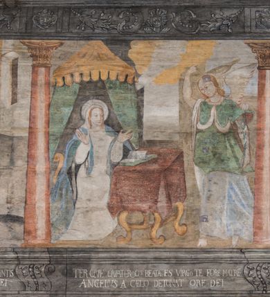 Zdjęcie nr 41: Polichromia ścienna obiegająca całe wnętrze świątyni wraz ze stropem, na ścianach kompozycje dwustrefowe. Strefy odgraniczone malowanym, profilowanym szarym cokołem z konsolami oraz umieszczonymi między nimi napisami. Na osi konsol, w drugiej strefie kolumny oddzielające poszczególne sceny. Kolumny ustawione na złoconych bazach, trzony malowane na czerwono, kapitele stylizowane na korynckie. Podpory podtrzymują malowany szary fryz zdobiony maskami, uskrzydlonymi główkami anielskimi oraz liśćmi wawrzynu.

Ściana północna nawy
W dolnej strefie znajduje się przedstawienie, tzw. Sąd Krwi, odbywający się w pałacu Kajfasza. Pośrodku sceny stoi Kajfasz na podwyższeniu ubrany w strój kapłana żydowskiego, na tle czarnej kotary. U góry napis cześciowo nieczytelny: „SAIPHAS / PONTIFEX / (?) OMNES QVID VELATIS PRAESTAT MNV(?) MORI QVAM / (?) VNIVE SV(?) POPULV (?) DE (?)RE”. Po prawej stronie kompozycji siedzi na kamiennym podeście Chrystus zwrócony trzy czwarte w prawo. Ubrany jest w czerwoną suknię, na głowie ma założoną koronę cierniową, a wokół niej kolisty nimb. Po obu stronach Kajfasza znajdują się liczni członkowie Sanhedrynu, którzy trzymają w dłoniach zwoje z ich imionami oraz orzeczeniami winy, część z nich jest nieczytelna: „INCOGNITA CAV/SA MORTI OBU(?)/EN BVS”, „(?) / ROGAT / NOR(?)M (?) / HIC (?)OMC PE(?)A /VIT”, „PAD / (?)EDV(?) / (?)T / (?)N”, „(?)SMO(?) / (?)HIN (?)”, „RIPHA(?) / LEX IN (?)”, „QRAM / QVARE SINE/MVS VIRVM / (?) QVIA / IVSTVS EST / MORTE DAM(?)”, „EM / IVSTVS / MAXIME QVV / POPVLVM SV(?) / CONCIONIRVS / (?)IONEM / (?)ONC(?)”, „NECODE / (?)CEM ACC(?) / PVLV SEDVCD / MORTE DIGNUS(?) /EST”, „(?)TRIE / (?)NITIE”, „MES / SI(?)VSTVS / EST CONVER / (?)AMVR ADI/(?)VM SINE / (?)VST (?)”, „SAMEOH / SI NEC IV/STVS EST NEC / INIVSTVS Q (?)/TAMEN MO(?)/MVR: C(?) / NON CI (?) /MORTE / EL EXILI / O IPSV / DAMNA/MVS”. Ponadto zachowane pojedyncze litery w dolnej części sceny oraz fragmenty długiego napisu po prawej u góry: „(?) CRV(?) (…) NOS / ET SVP(?)R FILIOS”. W górnej strefie od lewej strony pierwsza kwatera nieczytelna. W drugiej znajduje się scena ukazująca Chrystusa Zmartwychwstałego odwiedzającego Matkę Boską. Poniżej w partii cokołu napis: „T(?) ITA EVIT SVBIIT TAMEN A SPERA MORIS / N(?)LA SED STRATA MORTE RESVRGIT”. W drugiej kwaterze Pokłon Trzech Króli, opatrzony napisem: „CURVATO REGES VENER NTVR POPLITE REGEM / REGYM. NEC MIRUMOIVS DOCET OFFICIVM”. W ostatniej scena ukazująca Boże Narodzenie z podpisem: „VIRGO (?)NTIVSI(?)E P(?)VOD DINERAT ANTE / JAM(?) NIS PALPAS UPERE NVI S. ANAS”.

Ściana łuku arkady tęczowej
Po stronie północnej – dolna strefa nieczytelna, w górnej przedstawienie św. Jerzego na koniu walczącego ze smokiem. Po stronie południowej arkady tęczowej w górnej strefie św. Marcin ucinający połę swojego płaszcza dla żebraka. 

Prezbiterium
Na ścianie północnej lewa strona strefy dolnej niezachowana, dalej drzwi do zakrystii flankowane parą kolumn o czarnych trzonach i korynckich kapitelach. W nadprożu scena ukazująca Chrystusa Zmartwychwstałego Triumfującego, który jedzie na zaprzężonym w trzy baranki powozie. Na tyle pojazdu leżą narzędzia Męki Pańskiej. W prawym górnym narożu sceny napis: „IESVS TRIVMPHANS”. Kolejna scena przedstawia dwie święte niewiasty oraz ucztę. Scena w najnowszej literaturze interpretowana jest jako usługiwanie św. Elżbiety ubogim i chorym. W górnej strefie od lewej strony zostały ukazane następujące przedstawienia i podpisy: Nawiedzenie Najświętszej Marii Panny opisane słowami: „VISITAT ELEGTA IN GENITRICEM VIRCO TONANTIS / MA(?) (?)OMINIS PVRI VERA PARENS OVE DEI”. Kolejna scena przedstawia Zwiastowanie Najświętszej Marii Pannie: „TER QVE QVATER Q3 BEATA, ES VIRGO TE FORE MATRE / ANGELVS A CAELO DETONAT ORE DEI”. Następna kwatera ukazuje Matkę Boską Niepokalanie Poczętą. Po jej bokach znajdują się dwa anioły unoszące białe banderole z napisami: „FIA(?)MINA PLVENS CAELLS EST SVME GRATIA REGIS / A TE QVA RERIT VIRGO SIGMA (?)” oraz „CVMBA NATAT SVPIRI MARE. SED NON FLVC T. FRGO / MVNDANI FLCTIS NON TIM(?)”. W narożach symbole Litanii Loretańskiej w medalionach opisane kolejno słowami: „PER HAEC PRAESERVOR”, „FLVCTVS NON VEREOR”, „EXSPINIS SINE SPINIS ORIOR” oraz „(?)AVDOR NOCTI / LVCI APERIOR”. Poniżej sceny słabo czytelny napis: „INSIDIABARIS MALEDICTE VENENIGER ANGVIS / HV(?) (?)ENERI FAVCIBVS I GNIVS ME / (?) MVLIEREM DIRE (?)RANE / (?)PSE KIECAEM”. Poniżej przedstawienia, w partii cokołu napis: „ECCE ENIM EX HOC BEATAM ME / DICENT OMNES GENERATIONES”. W kolejnej kwaterze św. Elżbieta Węgierska i inskrypcja na cokole: „ARE ODIVA ELIZABETH: NAM TVA CLARENT / RIO MORES NOMINA FACTA POLO”.  Dalej św. Stanisław Biskup: „DIVE STANISLAE HIC MVLT LOCVS AMBIT ET OBTAT / SIS PATER ELIZABETH PATRONA SI(?)”. W części środkowej apsydy dolna cześć niezachowana, w górnej przedstawienie Mojżesza oraz Aarona. Na ścianie południowej prezbiterium w strefie dolnej ukazani kolejno czterej ojcowie Kościoła, opisani: św. Augustyn „S(ANCTVS) AVGVSTINVS”, św. Hieronim „S(ANCTVS) HIER(ONIM)”, św. Grzegorz Wielki „S(ANCTVS) GREGORIVS” oraz św. Ambroży. W strefie górnej, od lewej: św. Jan Kanty. W partii cokołowej napis: „(?) HIC EST quo PATRIARHA ACADEMIA GAVDET / (?)qucm Felic aedicai Astricolam / (?)arior hospes ades Canti no us oris / hic habites oni Alumnus Armans”. W kolejnej kwaterze ukazani są św. Piotr oraz św. Andrzej: „CREDO IN DEVM PATREM OMNIPOTENTE CREATORE CA(?)ETERE ET IN IESVM CHRI/STVM FILIVM (?)VS VNICVM DOMINVM / NOSTRVM”. Następnie św. Bartłomiej i św. Filip: „DESCENDIT AD INFEROS, TERTIA DIE RESVB / REXIT AMORTVIS ASCENDIT, AD CAELOS SEDENT, A DEXTERAM DEI PATRIS OMNI: / POTENTIS”. W ostatniej kwaterze prezbiterium ukazani są św. Tomasz oraz drugi, nierozpoznany apostoł: „CREDO IN SPIRITVM / SANCTVM”.

Ściana północna nawy
Polichromia na ścianie północnej częściowo niezachowana. W dolnej strefie scena ukazująca Modlitwę w Ogrójcu oraz narzędzia Męki Pańskiej: „(?)S SALVATOR / M(?)”. W górnej strefie kolejni dwaj apostołowie: św. Szymon i św. Juda Tadeusz: „SANCTA(?) / MVNION (?)”. Kolejna kwatera nieczytelna.

Balustrada chóru muzycznego
Balustradę chóru muzycznego zdobią alegorie siedmiu grzechów głównych pod postacią kobiet i towarzyszących im atrybutów, pierwsza z lewej Pycha, następna Chciwość, kolejne nieczytelne. Pod chórem muzycznym uskrzydlona główka aniołka nad portalem wejściowym, a po prawej stronie napis: „SPECVLVM / (?) MAI(?) OMNIB(?) VI(?)SIM(?) (?) CADENTI V RESCAT / (?)”.

Strop
Kompozycja stropu podzielona na trzy strefy, dwie duże boczne oraz wąską, środkową. W pierwszej strefie bocznej umieszczona jest rozbudowana kompozycja przedstawiająca Wniebowzięcie Najświętszej Marii Panny. W dolnej strefie pusty grób oraz apostołowie. Matkę Boską otaczają grupy muzykujących aniołów, u góry stoi Chrystus. W strefie środkowej ukazana została Koronacja Matki Boskiej, a w drugiej strefie bocznej Sąd Ostateczny. Partia malowideł na stropie również dookoła opatrzona jest napisami, lecz nieczytelnymi. 
