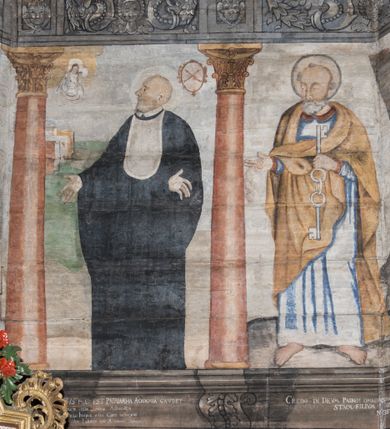 Zdjęcie nr 39: Polichromia ścienna obiegająca całe wnętrze świątyni wraz ze stropem, na ścianach kompozycje dwustrefowe. Strefy odgraniczone malowanym, profilowanym szarym cokołem z konsolami oraz umieszczonymi między nimi napisami. Na osi konsol, w drugiej strefie kolumny oddzielające poszczególne sceny. Kolumny ustawione na złoconych bazach, trzony malowane na czerwono, kapitele stylizowane na korynckie. Podpory podtrzymują malowany szary fryz zdobiony maskami, uskrzydlonymi główkami anielskimi oraz liśćmi wawrzynu.

Ściana północna nawy
W dolnej strefie znajduje się przedstawienie, tzw. Sąd Krwi, odbywający się w pałacu Kajfasza. Pośrodku sceny stoi Kajfasz na podwyższeniu ubrany w strój kapłana żydowskiego, na tle czarnej kotary. U góry napis cześciowo nieczytelny: „SAIPHAS / PONTIFEX / (?) OMNES QVID VELATIS PRAESTAT MNV(?) MORI QVAM / (?) VNIVE SV(?) POPULV (?) DE (?)RE”. Po prawej stronie kompozycji siedzi na kamiennym podeście Chrystus zwrócony trzy czwarte w prawo. Ubrany jest w czerwoną suknię, na głowie ma założoną koronę cierniową, a wokół niej kolisty nimb. Po obu stronach Kajfasza znajdują się liczni członkowie Sanhedrynu, którzy trzymają w dłoniach zwoje z ich imionami oraz orzeczeniami winy, część z nich jest nieczytelna: „INCOGNITA CAV/SA MORTI OBU(?)/EN BVS”, „(?) / ROGAT / NOR(?)M (?) / HIC (?)OMC PE(?)A /VIT”, „PAD / (?)EDV(?) / (?)T / (?)N”, „(?)SMO(?) / (?)HIN (?)”, „RIPHA(?) / LEX IN (?)”, „QRAM / QVARE SINE/MVS VIRVM / (?) QVIA / IVSTVS EST / MORTE DAM(?)”, „EM / IVSTVS / MAXIME QVV / POPVLVM SV(?) / CONCIONIRVS / (?)IONEM / (?)ONC(?)”, „NECODE / (?)CEM ACC(?) / PVLV SEDVCD / MORTE DIGNUS(?) /EST”, „(?)TRIE / (?)NITIE”, „MES / SI(?)VSTVS / EST CONVER / (?)AMVR ADI/(?)VM SINE / (?)VST (?)”, „SAMEOH / SI NEC IV/STVS EST NEC / INIVSTVS Q (?)/TAMEN MO(?)/MVR: C(?) / NON CI (?) /MORTE / EL EXILI / O IPSV / DAMNA/MVS”. Ponadto zachowane pojedyncze litery w dolnej części sceny oraz fragmenty długiego napisu po prawej u góry: „(?) CRV(?) (…) NOS / ET SVP(?)R FILIOS”. W górnej strefie od lewej strony pierwsza kwatera nieczytelna. W drugiej znajduje się scena ukazująca Chrystusa Zmartwychwstałego odwiedzającego Matkę Boską. Poniżej w partii cokołu napis: „T(?) ITA EVIT SVBIIT TAMEN A SPERA MORIS / N(?)LA SED STRATA MORTE RESVRGIT”. W drugiej kwaterze Pokłon Trzech Króli, opatrzony napisem: „CURVATO REGES VENER NTVR POPLITE REGEM / REGYM. NEC MIRUMOIVS DOCET OFFICIVM”. W ostatniej scena ukazująca Boże Narodzenie z podpisem: „VIRGO (?)NTIVSI(?)E P(?)VOD DINERAT ANTE / JAM(?) NIS PALPAS UPERE NVI S. ANAS”.

Ściana łuku arkady tęczowej
Po stronie północnej – dolna strefa nieczytelna, w górnej przedstawienie św. Jerzego na koniu walczącego ze smokiem. Po stronie południowej arkady tęczowej w górnej strefie św. Marcin ucinający połę swojego płaszcza dla żebraka. 

Prezbiterium
Na ścianie północnej lewa strona strefy dolnej niezachowana, dalej drzwi do zakrystii flankowane parą kolumn o czarnych trzonach i korynckich kapitelach. W nadprożu scena ukazująca Chrystusa Zmartwychwstałego Triumfującego, który jedzie na zaprzężonym w trzy baranki powozie. Na tyle pojazdu leżą narzędzia Męki Pańskiej. W prawym górnym narożu sceny napis: „IESVS TRIVMPHANS”. Kolejna scena przedstawia dwie święte niewiasty oraz ucztę. Scena w najnowszej literaturze interpretowana jest jako usługiwanie św. Elżbiety ubogim i chorym. W górnej strefie od lewej strony zostały ukazane następujące przedstawienia i podpisy: Nawiedzenie Najświętszej Marii Panny opisane słowami: „VISITAT ELEGTA IN GENITRICEM VIRCO TONANTIS / MA(?) (?)OMINIS PVRI VERA PARENS OVE DEI”. Kolejna scena przedstawia Zwiastowanie Najświętszej Marii Pannie: „TER QVE QVATER Q3 BEATA, ES VIRGO TE FORE MATRE / ANGELVS A CAELO DETONAT ORE DEI”. Następna kwatera ukazuje Matkę Boską Niepokalanie Poczętą. Po jej bokach znajdują się dwa anioły unoszące białe banderole z napisami: „FIA(?)MINA PLVENS CAELLS EST SVME GRATIA REGIS / A TE QVA RERIT VIRGO SIGMA (?)” oraz „CVMBA NATAT SVPIRI MARE. SED NON FLVC T. FRGO / MVNDANI FLCTIS NON TIM(?)”. W narożach symbole Litanii Loretańskiej w medalionach opisane kolejno słowami: „PER HAEC PRAESERVOR”, „FLVCTVS NON VEREOR”, „EXSPINIS SINE SPINIS ORIOR” oraz „(?)AVDOR NOCTI / LVCI APERIOR”. Poniżej sceny słabo czytelny napis: „INSIDIABARIS MALEDICTE VENENIGER ANGVIS / HV(?) (?)ENERI FAVCIBVS I GNIVS ME / (?) MVLIEREM DIRE (?)RANE / (?)PSE KIECAEM”. Poniżej przedstawienia, w partii cokołu napis: „ECCE ENIM EX HOC BEATAM ME / DICENT OMNES GENERATIONES”. W kolejnej kwaterze św. Elżbieta Węgierska i inskrypcja na cokole: „ARE ODIVA ELIZABETH: NAM TVA CLARENT / RIO MORES NOMINA FACTA POLO”.  Dalej św. Stanisław Biskup: „DIVE STANISLAE HIC MVLT LOCVS AMBIT ET OBTAT / SIS PATER ELIZABETH PATRONA SI(?)”. W części środkowej apsydy dolna cześć niezachowana, w górnej przedstawienie Mojżesza oraz Aarona. Na ścianie południowej prezbiterium w strefie dolnej ukazani kolejno czterej ojcowie Kościoła, opisani: św. Augustyn „S(ANCTVS) AVGVSTINVS”, św. Hieronim „S(ANCTVS) HIER(ONIM)”, św. Grzegorz Wielki „S(ANCTVS) GREGORIVS” oraz św. Ambroży. W strefie górnej, od lewej: św. Jan Kanty. W partii cokołowej napis: „(?) HIC EST quo PATRIARHA ACADEMIA GAVDET / (?)qucm Felic aedicai Astricolam / (?)arior hospes ades Canti no us oris / hic habites oni Alumnus Armans”. W kolejnej kwaterze ukazani są św. Piotr oraz św. Andrzej: „CREDO IN DEVM PATREM OMNIPOTENTE CREATORE CA(?)ETERE ET IN IESVM CHRI/STVM FILIVM (?)VS VNICVM DOMINVM / NOSTRVM”. Następnie św. Bartłomiej i św. Filip: „DESCENDIT AD INFEROS, TERTIA DIE RESVB / REXIT AMORTVIS ASCENDIT, AD CAELOS SEDENT, A DEXTERAM DEI PATRIS OMNI: / POTENTIS”. W ostatniej kwaterze prezbiterium ukazani są św. Tomasz oraz drugi, nierozpoznany apostoł: „CREDO IN SPIRITVM / SANCTVM”.

Ściana północna nawy
Polichromia na ścianie północnej częściowo niezachowana. W dolnej strefie scena ukazująca Modlitwę w Ogrójcu oraz narzędzia Męki Pańskiej: „(?)S SALVATOR / M(?)”. W górnej strefie kolejni dwaj apostołowie: św. Szymon i św. Juda Tadeusz: „SANCTA(?) / MVNION (?)”. Kolejna kwatera nieczytelna.

Balustrada chóru muzycznego
Balustradę chóru muzycznego zdobią alegorie siedmiu grzechów głównych pod postacią kobiet i towarzyszących im atrybutów, pierwsza z lewej Pycha, następna Chciwość, kolejne nieczytelne. Pod chórem muzycznym uskrzydlona główka aniołka nad portalem wejściowym, a po prawej stronie napis: „SPECVLVM / (?) MAI(?) OMNIB(?) VI(?)SIM(?) (?) CADENTI V RESCAT / (?)”.

Strop
Kompozycja stropu podzielona na trzy strefy, dwie duże boczne oraz wąską, środkową. W pierwszej strefie bocznej umieszczona jest rozbudowana kompozycja przedstawiająca Wniebowzięcie Najświętszej Marii Panny. W dolnej strefie pusty grób oraz apostołowie. Matkę Boską otaczają grupy muzykujących aniołów, u góry stoi Chrystus. W strefie środkowej ukazana została Koronacja Matki Boskiej, a w drugiej strefie bocznej Sąd Ostateczny. Partia malowideł na stropie również dookoła opatrzona jest napisami, lecz nieczytelnymi. 
