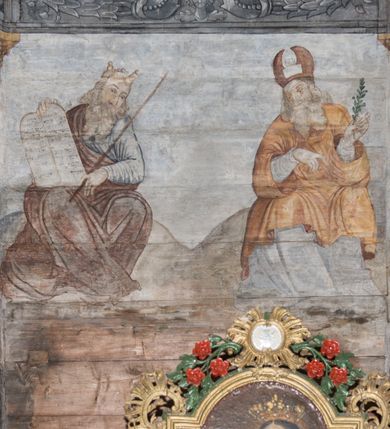 Zdjęcie nr 70: Polichromia ścienna obiegająca całe wnętrze świątyni wraz ze stropem, na ścianach kompozycje dwustrefowe. Strefy odgraniczone malowanym, profilowanym szarym cokołem z konsolami oraz umieszczonymi między nimi napisami. Na osi konsol, w drugiej strefie kolumny oddzielające poszczególne sceny. Kolumny ustawione na złoconych bazach, trzony malowane na czerwono, kapitele stylizowane na korynckie. Podpory podtrzymują malowany szary fryz zdobiony maskami, uskrzydlonymi główkami anielskimi oraz liśćmi wawrzynu.

Ściana północna nawy
W dolnej strefie znajduje się przedstawienie, tzw. Sąd Krwi, odbywający się w pałacu Kajfasza. Pośrodku sceny stoi Kajfasz na podwyższeniu ubrany w strój kapłana żydowskiego, na tle czarnej kotary. U góry napis cześciowo nieczytelny: „SAIPHAS / PONTIFEX / (?) OMNES QVID VELATIS PRAESTAT MNV(?) MORI QVAM / (?) VNIVE SV(?) POPULV (?) DE (?)RE”. Po prawej stronie kompozycji siedzi na kamiennym podeście Chrystus zwrócony trzy czwarte w prawo. Ubrany jest w czerwoną suknię, na głowie ma założoną koronę cierniową, a wokół niej kolisty nimb. Po obu stronach Kajfasza znajdują się liczni członkowie Sanhedrynu, którzy trzymają w dłoniach zwoje z ich imionami oraz orzeczeniami winy, część z nich jest nieczytelna: „INCOGNITA CAV/SA MORTI OBU(?)/EN BVS”, „(?) / ROGAT / NOR(?)M (?) / HIC (?)OMC PE(?)A /VIT”, „PAD / (?)EDV(?) / (?)T / (?)N”, „(?)SMO(?) / (?)HIN (?)”, „RIPHA(?) / LEX IN (?)”, „QRAM / QVARE SINE/MVS VIRVM / (?) QVIA / IVSTVS EST / MORTE DAM(?)”, „EM / IVSTVS / MAXIME QVV / POPVLVM SV(?) / CONCIONIRVS / (?)IONEM / (?)ONC(?)”, „NECODE / (?)CEM ACC(?) / PVLV SEDVCD / MORTE DIGNUS(?) /EST”, „(?)TRIE / (?)NITIE”, „MES / SI(?)VSTVS / EST CONVER / (?)AMVR ADI/(?)VM SINE / (?)VST (?)”, „SAMEOH / SI NEC IV/STVS EST NEC / INIVSTVS Q (?)/TAMEN MO(?)/MVR: C(?) / NON CI (?) /MORTE / EL EXILI / O IPSV / DAMNA/MVS”. Ponadto zachowane pojedyncze litery w dolnej części sceny oraz fragmenty długiego napisu po prawej u góry: „(?) CRV(?) (…) NOS / ET SVP(?)R FILIOS”. W górnej strefie od lewej strony pierwsza kwatera nieczytelna. W drugiej znajduje się scena ukazująca Chrystusa Zmartwychwstałego odwiedzającego Matkę Boską. Poniżej w partii cokołu napis: „T(?) ITA EVIT SVBIIT TAMEN A SPERA MORIS / N(?)LA SED STRATA MORTE RESVRGIT”. W drugiej kwaterze Pokłon Trzech Króli, opatrzony napisem: „CURVATO REGES VENER NTVR POPLITE REGEM / REGYM. NEC MIRUMOIVS DOCET OFFICIVM”. W ostatniej scena ukazująca Boże Narodzenie z podpisem: „VIRGO (?)NTIVSI(?)E P(?)VOD DINERAT ANTE / JAM(?) NIS PALPAS UPERE NVI S. ANAS”.

Ściana łuku arkady tęczowej
Po stronie północnej – dolna strefa nieczytelna, w górnej przedstawienie św. Jerzego na koniu walczącego ze smokiem. Po stronie południowej arkady tęczowej w górnej strefie św. Marcin ucinający połę swojego płaszcza dla żebraka. 

Prezbiterium
Na ścianie północnej lewa strona strefy dolnej niezachowana, dalej drzwi do zakrystii flankowane parą kolumn o czarnych trzonach i korynckich kapitelach. W nadprożu scena ukazująca Chrystusa Zmartwychwstałego Triumfującego, który jedzie na zaprzężonym w trzy baranki powozie. Na tyle pojazdu leżą narzędzia Męki Pańskiej. W prawym górnym narożu sceny napis: „IESVS TRIVMPHANS”. Kolejna scena przedstawia dwie święte niewiasty oraz ucztę. Scena w najnowszej literaturze interpretowana jest jako usługiwanie św. Elżbiety ubogim i chorym. W górnej strefie od lewej strony zostały ukazane następujące przedstawienia i podpisy: Nawiedzenie Najświętszej Marii Panny opisane słowami: „VISITAT ELEGTA IN GENITRICEM VIRCO TONANTIS / MA(?) (?)OMINIS PVRI VERA PARENS OVE DEI”. Kolejna scena przedstawia Zwiastowanie Najświętszej Marii Pannie: „TER QVE QVATER Q3 BEATA, ES VIRGO TE FORE MATRE / ANGELVS A CAELO DETONAT ORE DEI”. Następna kwatera ukazuje Matkę Boską Niepokalanie Poczętą. Po jej bokach znajdują się dwa anioły unoszące białe banderole z napisami: „FIA(?)MINA PLVENS CAELLS EST SVME GRATIA REGIS / A TE QVA RERIT VIRGO SIGMA (?)” oraz „CVMBA NATAT SVPIRI MARE. SED NON FLVC T. FRGO / MVNDANI FLCTIS NON TIM(?)”. W narożach symbole Litanii Loretańskiej w medalionach opisane kolejno słowami: „PER HAEC PRAESERVOR”, „FLVCTVS NON VEREOR”, „EXSPINIS SINE SPINIS ORIOR” oraz „(?)AVDOR NOCTI / LVCI APERIOR”. Poniżej sceny słabo czytelny napis: „INSIDIABARIS MALEDICTE VENENIGER ANGVIS / HV(?) (?)ENERI FAVCIBVS I GNIVS ME / (?) MVLIEREM DIRE (?)RANE / (?)PSE KIECAEM”. Poniżej przedstawienia, w partii cokołu napis: „ECCE ENIM EX HOC BEATAM ME / DICENT OMNES GENERATIONES”. W kolejnej kwaterze św. Elżbieta Węgierska i inskrypcja na cokole: „ARE ODIVA ELIZABETH: NAM TVA CLARENT / RIO MORES NOMINA FACTA POLO”.  Dalej św. Stanisław Biskup: „DIVE STANISLAE HIC MVLT LOCVS AMBIT ET OBTAT / SIS PATER ELIZABETH PATRONA SI(?)”. W części środkowej apsydy dolna cześć niezachowana, w górnej przedstawienie Mojżesza oraz Aarona. Na ścianie południowej prezbiterium w strefie dolnej ukazani kolejno czterej ojcowie Kościoła, opisani: św. Augustyn „S(ANCTVS) AVGVSTINVS”, św. Hieronim „S(ANCTVS) HIER(ONIM)”, św. Grzegorz Wielki „S(ANCTVS) GREGORIVS” oraz św. Ambroży. W strefie górnej, od lewej: św. Jan Kanty. W partii cokołowej napis: „(?) HIC EST quo PATRIARHA ACADEMIA GAVDET / (?)qucm Felic aedicai Astricolam / (?)arior hospes ades Canti no us oris / hic habites oni Alumnus Armans”. W kolejnej kwaterze ukazani są św. Piotr oraz św. Andrzej: „CREDO IN DEVM PATREM OMNIPOTENTE CREATORE CA(?)ETERE ET IN IESVM CHRI/STVM FILIVM (?)VS VNICVM DOMINVM / NOSTRVM”. Następnie św. Bartłomiej i św. Filip: „DESCENDIT AD INFEROS, TERTIA DIE RESVB / REXIT AMORTVIS ASCENDIT, AD CAELOS SEDENT, A DEXTERAM DEI PATRIS OMNI: / POTENTIS”. W ostatniej kwaterze prezbiterium ukazani są św. Tomasz oraz drugi, nierozpoznany apostoł: „CREDO IN SPIRITVM / SANCTVM”.

Ściana północna nawy
Polichromia na ścianie północnej częściowo niezachowana. W dolnej strefie scena ukazująca Modlitwę w Ogrójcu oraz narzędzia Męki Pańskiej: „(?)S SALVATOR / M(?)”. W górnej strefie kolejni dwaj apostołowie: św. Szymon i św. Juda Tadeusz: „SANCTA(?) / MVNION (?)”. Kolejna kwatera nieczytelna.

Balustrada chóru muzycznego
Balustradę chóru muzycznego zdobią alegorie siedmiu grzechów głównych pod postacią kobiet i towarzyszących im atrybutów, pierwsza z lewej Pycha, następna Chciwość, kolejne nieczytelne. Pod chórem muzycznym uskrzydlona główka aniołka nad portalem wejściowym, a po prawej stronie napis: „SPECVLVM / (?) MAI(?) OMNIB(?) VI(?)SIM(?) (?) CADENTI V RESCAT / (?)”.

Strop
Kompozycja stropu podzielona na trzy strefy, dwie duże boczne oraz wąską, środkową. W pierwszej strefie bocznej umieszczona jest rozbudowana kompozycja przedstawiająca Wniebowzięcie Najświętszej Marii Panny. W dolnej strefie pusty grób oraz apostołowie. Matkę Boską otaczają grupy muzykujących aniołów, u góry stoi Chrystus. W strefie środkowej ukazana została Koronacja Matki Boskiej, a w drugiej strefie bocznej Sąd Ostateczny. Partia malowideł na stropie również dookoła opatrzona jest napisami, lecz nieczytelnymi. 
