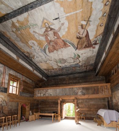 Zdjęcie nr 20: Polichromia ścienna obiegająca całe wnętrze świątyni wraz ze stropem, na ścianach kompozycje dwustrefowe. Strefy odgraniczone malowanym, profilowanym szarym cokołem z konsolami oraz umieszczonymi między nimi napisami. Na osi konsol, w drugiej strefie kolumny oddzielające poszczególne sceny. Kolumny ustawione na złoconych bazach, trzony malowane na czerwono, kapitele stylizowane na korynckie. Podpory podtrzymują malowany szary fryz zdobiony maskami, uskrzydlonymi główkami anielskimi oraz liśćmi wawrzynu.

Ściana północna nawy
W dolnej strefie znajduje się przedstawienie, tzw. Sąd Krwi, odbywający się w pałacu Kajfasza. Pośrodku sceny stoi Kajfasz na podwyższeniu ubrany w strój kapłana żydowskiego, na tle czarnej kotary. U góry napis cześciowo nieczytelny: „SAIPHAS / PONTIFEX / (?) OMNES QVID VELATIS PRAESTAT MNV(?) MORI QVAM / (?) VNIVE SV(?) POPULV (?) DE (?)RE”. Po prawej stronie kompozycji siedzi na kamiennym podeście Chrystus zwrócony trzy czwarte w prawo. Ubrany jest w czerwoną suknię, na głowie ma założoną koronę cierniową, a wokół niej kolisty nimb. Po obu stronach Kajfasza znajdują się liczni członkowie Sanhedrynu, którzy trzymają w dłoniach zwoje z ich imionami oraz orzeczeniami winy, część z nich jest nieczytelna: „INCOGNITA CAV/SA MORTI OBU(?)/EN BVS”, „(?) / ROGAT / NOR(?)M (?) / HIC (?)OMC PE(?)A /VIT”, „PAD / (?)EDV(?) / (?)T / (?)N”, „(?)SMO(?) / (?)HIN (?)”, „RIPHA(?) / LEX IN (?)”, „QRAM / QVARE SINE/MVS VIRVM / (?) QVIA / IVSTVS EST / MORTE DAM(?)”, „EM / IVSTVS / MAXIME QVV / POPVLVM SV(?) / CONCIONIRVS / (?)IONEM / (?)ONC(?)”, „NECODE / (?)CEM ACC(?) / PVLV SEDVCD / MORTE DIGNUS(?) /EST”, „(?)TRIE / (?)NITIE”, „MES / SI(?)VSTVS / EST CONVER / (?)AMVR ADI/(?)VM SINE / (?)VST (?)”, „SAMEOH / SI NEC IV/STVS EST NEC / INIVSTVS Q (?)/TAMEN MO(?)/MVR: C(?) / NON CI (?) /MORTE / EL EXILI / O IPSV / DAMNA/MVS”. Ponadto zachowane pojedyncze litery w dolnej części sceny oraz fragmenty długiego napisu po prawej u góry: „(?) CRV(?) (…) NOS / ET SVP(?)R FILIOS”. W górnej strefie od lewej strony pierwsza kwatera nieczytelna. W drugiej znajduje się scena ukazująca Chrystusa Zmartwychwstałego odwiedzającego Matkę Boską. Poniżej w partii cokołu napis: „T(?) ITA EVIT SVBIIT TAMEN A SPERA MORIS / N(?)LA SED STRATA MORTE RESVRGIT”. W drugiej kwaterze Pokłon Trzech Króli, opatrzony napisem: „CURVATO REGES VENER NTVR POPLITE REGEM / REGYM. NEC MIRUMOIVS DOCET OFFICIVM”. W ostatniej scena ukazująca Boże Narodzenie z podpisem: „VIRGO (?)NTIVSI(?)E P(?)VOD DINERAT ANTE / JAM(?) NIS PALPAS UPERE NVI S. ANAS”.

Ściana łuku arkady tęczowej
Po stronie północnej – dolna strefa nieczytelna, w górnej przedstawienie św. Jerzego na koniu walczącego ze smokiem. Po stronie południowej arkady tęczowej w górnej strefie św. Marcin ucinający połę swojego płaszcza dla żebraka. 

Prezbiterium
Na ścianie północnej lewa strona strefy dolnej niezachowana, dalej drzwi do zakrystii flankowane parą kolumn o czarnych trzonach i korynckich kapitelach. W nadprożu scena ukazująca Chrystusa Zmartwychwstałego Triumfującego, który jedzie na zaprzężonym w trzy baranki powozie. Na tyle pojazdu leżą narzędzia Męki Pańskiej. W prawym górnym narożu sceny napis: „IESVS TRIVMPHANS”. Kolejna scena przedstawia dwie święte niewiasty oraz ucztę. Scena w najnowszej literaturze interpretowana jest jako usługiwanie św. Elżbiety ubogim i chorym. W górnej strefie od lewej strony zostały ukazane następujące przedstawienia i podpisy: Nawiedzenie Najświętszej Marii Panny opisane słowami: „VISITAT ELEGTA IN GENITRICEM VIRCO TONANTIS / MA(?) (?)OMINIS PVRI VERA PARENS OVE DEI”. Kolejna scena przedstawia Zwiastowanie Najświętszej Marii Pannie: „TER QVE QVATER Q3 BEATA, ES VIRGO TE FORE MATRE / ANGELVS A CAELO DETONAT ORE DEI”. Następna kwatera ukazuje Matkę Boską Niepokalanie Poczętą. Po jej bokach znajdują się dwa anioły unoszące białe banderole z napisami: „FIA(?)MINA PLVENS CAELLS EST SVME GRATIA REGIS / A TE QVA RERIT VIRGO SIGMA (?)” oraz „CVMBA NATAT SVPIRI MARE. SED NON FLVC T. FRGO / MVNDANI FLCTIS NON TIM(?)”. W narożach symbole Litanii Loretańskiej w medalionach opisane kolejno słowami: „PER HAEC PRAESERVOR”, „FLVCTVS NON VEREOR”, „EXSPINIS SINE SPINIS ORIOR” oraz „(?)AVDOR NOCTI / LVCI APERIOR”. Poniżej sceny słabo czytelny napis: „INSIDIABARIS MALEDICTE VENENIGER ANGVIS / HV(?) (?)ENERI FAVCIBVS I GNIVS ME / (?) MVLIEREM DIRE (?)RANE / (?)PSE KIECAEM”. Poniżej przedstawienia, w partii cokołu napis: „ECCE ENIM EX HOC BEATAM ME / DICENT OMNES GENERATIONES”. W kolejnej kwaterze św. Elżbieta Węgierska i inskrypcja na cokole: „ARE ODIVA ELIZABETH: NAM TVA CLARENT / RIO MORES NOMINA FACTA POLO”.  Dalej św. Stanisław Biskup: „DIVE STANISLAE HIC MVLT LOCVS AMBIT ET OBTAT / SIS PATER ELIZABETH PATRONA SI(?)”. W części środkowej apsydy dolna cześć niezachowana, w górnej przedstawienie Mojżesza oraz Aarona. Na ścianie południowej prezbiterium w strefie dolnej ukazani kolejno czterej ojcowie Kościoła, opisani: św. Augustyn „S(ANCTVS) AVGVSTINVS”, św. Hieronim „S(ANCTVS) HIER(ONIM)”, św. Grzegorz Wielki „S(ANCTVS) GREGORIVS” oraz św. Ambroży. W strefie górnej, od lewej: św. Jan Kanty. W partii cokołowej napis: „(?) HIC EST quo PATRIARHA ACADEMIA GAVDET / (?)qucm Felic aedicai Astricolam / (?)arior hospes ades Canti no us oris / hic habites oni Alumnus Armans”. W kolejnej kwaterze ukazani są św. Piotr oraz św. Andrzej: „CREDO IN DEVM PATREM OMNIPOTENTE CREATORE CA(?)ETERE ET IN IESVM CHRI/STVM FILIVM (?)VS VNICVM DOMINVM / NOSTRVM”. Następnie św. Bartłomiej i św. Filip: „DESCENDIT AD INFEROS, TERTIA DIE RESVB / REXIT AMORTVIS ASCENDIT, AD CAELOS SEDENT, A DEXTERAM DEI PATRIS OMNI: / POTENTIS”. W ostatniej kwaterze prezbiterium ukazani są św. Tomasz oraz drugi, nierozpoznany apostoł: „CREDO IN SPIRITVM / SANCTVM”.

Ściana północna nawy
Polichromia na ścianie północnej częściowo niezachowana. W dolnej strefie scena ukazująca Modlitwę w Ogrójcu oraz narzędzia Męki Pańskiej: „(?)S SALVATOR / M(?)”. W górnej strefie kolejni dwaj apostołowie: św. Szymon i św. Juda Tadeusz: „SANCTA(?) / MVNION (?)”. Kolejna kwatera nieczytelna.

Balustrada chóru muzycznego
Balustradę chóru muzycznego zdobią alegorie siedmiu grzechów głównych pod postacią kobiet i towarzyszących im atrybutów, pierwsza z lewej Pycha, następna Chciwość, kolejne nieczytelne. Pod chórem muzycznym uskrzydlona główka aniołka nad portalem wejściowym, a po prawej stronie napis: „SPECVLVM / (?) MAI(?) OMNIB(?) VI(?)SIM(?) (?) CADENTI V RESCAT / (?)”.

Strop
Kompozycja stropu podzielona na trzy strefy, dwie duże boczne oraz wąską, środkową. W pierwszej strefie bocznej umieszczona jest rozbudowana kompozycja przedstawiająca Wniebowzięcie Najświętszej Marii Panny. W dolnej strefie pusty grób oraz apostołowie. Matkę Boską otaczają grupy muzykujących aniołów, u góry stoi Chrystus. W strefie środkowej ukazana została Koronacja Matki Boskiej, a w drugiej strefie bocznej Sąd Ostateczny. Partia malowideł na stropie również dookoła opatrzona jest napisami, lecz nieczytelnymi. 
