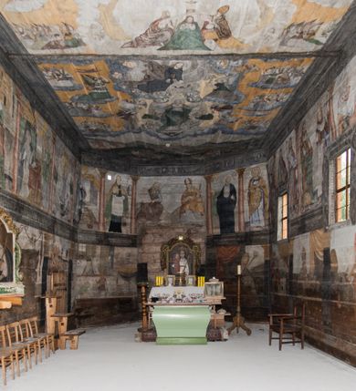 Zdjęcie nr 4: Polichromia ścienna obiegająca całe wnętrze świątyni wraz ze stropem, na ścianach kompozycje dwustrefowe. Strefy odgraniczone malowanym, profilowanym szarym cokołem z konsolami oraz umieszczonymi między nimi napisami. Na osi konsol, w drugiej strefie kolumny oddzielające poszczególne sceny. Kolumny ustawione na złoconych bazach, trzony malowane na czerwono, kapitele stylizowane na korynckie. Podpory podtrzymują malowany szary fryz zdobiony maskami, uskrzydlonymi główkami anielskimi oraz liśćmi wawrzynu.

Ściana północna nawy
W dolnej strefie znajduje się przedstawienie, tzw. Sąd Krwi, odbywający się w pałacu Kajfasza. Pośrodku sceny stoi Kajfasz na podwyższeniu ubrany w strój kapłana żydowskiego, na tle czarnej kotary. U góry napis cześciowo nieczytelny: „SAIPHAS / PONTIFEX / (?) OMNES QVID VELATIS PRAESTAT MNV(?) MORI QVAM / (?) VNIVE SV(?) POPULV (?) DE (?)RE”. Po prawej stronie kompozycji siedzi na kamiennym podeście Chrystus zwrócony trzy czwarte w prawo. Ubrany jest w czerwoną suknię, na głowie ma założoną koronę cierniową, a wokół niej kolisty nimb. Po obu stronach Kajfasza znajdują się liczni członkowie Sanhedrynu, którzy trzymają w dłoniach zwoje z ich imionami oraz orzeczeniami winy, część z nich jest nieczytelna: „INCOGNITA CAV/SA MORTI OBU(?)/EN BVS”, „(?) / ROGAT / NOR(?)M (?) / HIC (?)OMC PE(?)A /VIT”, „PAD / (?)EDV(?) / (?)T / (?)N”, „(?)SMO(?) / (?)HIN (?)”, „RIPHA(?) / LEX IN (?)”, „QRAM / QVARE SINE/MVS VIRVM / (?) QVIA / IVSTVS EST / MORTE DAM(?)”, „EM / IVSTVS / MAXIME QVV / POPVLVM SV(?) / CONCIONIRVS / (?)IONEM / (?)ONC(?)”, „NECODE / (?)CEM ACC(?) / PVLV SEDVCD / MORTE DIGNUS(?) /EST”, „(?)TRIE / (?)NITIE”, „MES / SI(?)VSTVS / EST CONVER / (?)AMVR ADI/(?)VM SINE / (?)VST (?)”, „SAMEOH / SI NEC IV/STVS EST NEC / INIVSTVS Q (?)/TAMEN MO(?)/MVR: C(?) / NON CI (?) /MORTE / EL EXILI / O IPSV / DAMNA/MVS”. Ponadto zachowane pojedyncze litery w dolnej części sceny oraz fragmenty długiego napisu po prawej u góry: „(?) CRV(?) (…) NOS / ET SVP(?)R FILIOS”. W górnej strefie od lewej strony pierwsza kwatera nieczytelna. W drugiej znajduje się scena ukazująca Chrystusa Zmartwychwstałego odwiedzającego Matkę Boską. Poniżej w partii cokołu napis: „T(?) ITA EVIT SVBIIT TAMEN A SPERA MORIS / N(?)LA SED STRATA MORTE RESVRGIT”. W drugiej kwaterze Pokłon Trzech Króli, opatrzony napisem: „CURVATO REGES VENER NTVR POPLITE REGEM / REGYM. NEC MIRUMOIVS DOCET OFFICIVM”. W ostatniej scena ukazująca Boże Narodzenie z podpisem: „VIRGO (?)NTIVSI(?)E P(?)VOD DINERAT ANTE / JAM(?) NIS PALPAS UPERE NVI S. ANAS”.

Ściana łuku arkady tęczowej
Po stronie północnej – dolna strefa nieczytelna, w górnej przedstawienie św. Jerzego na koniu walczącego ze smokiem. Po stronie południowej arkady tęczowej w górnej strefie św. Marcin ucinający połę swojego płaszcza dla żebraka. 

Prezbiterium
Na ścianie północnej lewa strona strefy dolnej niezachowana, dalej drzwi do zakrystii flankowane parą kolumn o czarnych trzonach i korynckich kapitelach. W nadprożu scena ukazująca Chrystusa Zmartwychwstałego Triumfującego, który jedzie na zaprzężonym w trzy baranki powozie. Na tyle pojazdu leżą narzędzia Męki Pańskiej. W prawym górnym narożu sceny napis: „IESVS TRIVMPHANS”. Kolejna scena przedstawia dwie święte niewiasty oraz ucztę. Scena w najnowszej literaturze interpretowana jest jako usługiwanie św. Elżbiety ubogim i chorym. W górnej strefie od lewej strony zostały ukazane następujące przedstawienia i podpisy: Nawiedzenie Najświętszej Marii Panny opisane słowami: „VISITAT ELEGTA IN GENITRICEM VIRCO TONANTIS / MA(?) (?)OMINIS PVRI VERA PARENS OVE DEI”. Kolejna scena przedstawia Zwiastowanie Najświętszej Marii Pannie: „TER QVE QVATER Q3 BEATA, ES VIRGO TE FORE MATRE / ANGELVS A CAELO DETONAT ORE DEI”. Następna kwatera ukazuje Matkę Boską Niepokalanie Poczętą. Po jej bokach znajdują się dwa anioły unoszące białe banderole z napisami: „FIA(?)MINA PLVENS CAELLS EST SVME GRATIA REGIS / A TE QVA RERIT VIRGO SIGMA (?)” oraz „CVMBA NATAT SVPIRI MARE. SED NON FLVC T. FRGO / MVNDANI FLCTIS NON TIM(?)”. W narożach symbole Litanii Loretańskiej w medalionach opisane kolejno słowami: „PER HAEC PRAESERVOR”, „FLVCTVS NON VEREOR”, „EXSPINIS SINE SPINIS ORIOR” oraz „(?)AVDOR NOCTI / LVCI APERIOR”. Poniżej sceny słabo czytelny napis: „INSIDIABARIS MALEDICTE VENENIGER ANGVIS / HV(?) (?)ENERI FAVCIBVS I GNIVS ME / (?) MVLIEREM DIRE (?)RANE / (?)PSE KIECAEM”. Poniżej przedstawienia, w partii cokołu napis: „ECCE ENIM EX HOC BEATAM ME / DICENT OMNES GENERATIONES”. W kolejnej kwaterze św. Elżbieta Węgierska i inskrypcja na cokole: „ARE ODIVA ELIZABETH: NAM TVA CLARENT / RIO MORES NOMINA FACTA POLO”.  Dalej św. Stanisław Biskup: „DIVE STANISLAE HIC MVLT LOCVS AMBIT ET OBTAT / SIS PATER ELIZABETH PATRONA SI(?)”. W części środkowej apsydy dolna cześć niezachowana, w górnej przedstawienie Mojżesza oraz Aarona. Na ścianie południowej prezbiterium w strefie dolnej ukazani kolejno czterej ojcowie Kościoła, opisani: św. Augustyn „S(ANCTVS) AVGVSTINVS”, św. Hieronim „S(ANCTVS) HIER(ONIM)”, św. Grzegorz Wielki „S(ANCTVS) GREGORIVS” oraz św. Ambroży. W strefie górnej, od lewej: św. Jan Kanty. W partii cokołowej napis: „(?) HIC EST quo PATRIARHA ACADEMIA GAVDET / (?)qucm Felic aedicai Astricolam / (?)arior hospes ades Canti no us oris / hic habites oni Alumnus Armans”. W kolejnej kwaterze ukazani są św. Piotr oraz św. Andrzej: „CREDO IN DEVM PATREM OMNIPOTENTE CREATORE CA(?)ETERE ET IN IESVM CHRI/STVM FILIVM (?)VS VNICVM DOMINVM / NOSTRVM”. Następnie św. Bartłomiej i św. Filip: „DESCENDIT AD INFEROS, TERTIA DIE RESVB / REXIT AMORTVIS ASCENDIT, AD CAELOS SEDENT, A DEXTERAM DEI PATRIS OMNI: / POTENTIS”. W ostatniej kwaterze prezbiterium ukazani są św. Tomasz oraz drugi, nierozpoznany apostoł: „CREDO IN SPIRITVM / SANCTVM”.

Ściana północna nawy
Polichromia na ścianie północnej częściowo niezachowana. W dolnej strefie scena ukazująca Modlitwę w Ogrójcu oraz narzędzia Męki Pańskiej: „(?)S SALVATOR / M(?)”. W górnej strefie kolejni dwaj apostołowie: św. Szymon i św. Juda Tadeusz: „SANCTA(?) / MVNION (?)”. Kolejna kwatera nieczytelna.

Balustrada chóru muzycznego
Balustradę chóru muzycznego zdobią alegorie siedmiu grzechów głównych pod postacią kobiet i towarzyszących im atrybutów, pierwsza z lewej Pycha, następna Chciwość, kolejne nieczytelne. Pod chórem muzycznym uskrzydlona główka aniołka nad portalem wejściowym, a po prawej stronie napis: „SPECVLVM / (?) MAI(?) OMNIB(?) VI(?)SIM(?) (?) CADENTI V RESCAT / (?)”.

Strop
Kompozycja stropu podzielona na trzy strefy, dwie duże boczne oraz wąską, środkową. W pierwszej strefie bocznej umieszczona jest rozbudowana kompozycja przedstawiająca Wniebowzięcie Najświętszej Marii Panny. W dolnej strefie pusty grób oraz apostołowie. Matkę Boską otaczają grupy muzykujących aniołów, u góry stoi Chrystus. W strefie środkowej ukazana została Koronacja Matki Boskiej, a w drugiej strefie bocznej Sąd Ostateczny. Partia malowideł na stropie również dookoła opatrzona jest napisami, lecz nieczytelnymi. 
