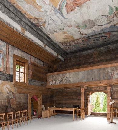 Zdjęcie nr 71: Polichromia ścienna obiegająca całe wnętrze świątyni wraz ze stropem, na ścianach kompozycje dwustrefowe. Strefy odgraniczone malowanym, profilowanym szarym cokołem z konsolami oraz umieszczonymi między nimi napisami. Na osi konsol, w drugiej strefie kolumny oddzielające poszczególne sceny. Kolumny ustawione na złoconych bazach, trzony malowane na czerwono, kapitele stylizowane na korynckie. Podpory podtrzymują malowany szary fryz zdobiony maskami, uskrzydlonymi główkami anielskimi oraz liśćmi wawrzynu.

Ściana północna nawy
W dolnej strefie znajduje się przedstawienie, tzw. Sąd Krwi, odbywający się w pałacu Kajfasza. Pośrodku sceny stoi Kajfasz na podwyższeniu ubrany w strój kapłana żydowskiego, na tle czarnej kotary. U góry napis cześciowo nieczytelny: „SAIPHAS / PONTIFEX / (?) OMNES QVID VELATIS PRAESTAT MNV(?) MORI QVAM / (?) VNIVE SV(?) POPULV (?) DE (?)RE”. Po prawej stronie kompozycji siedzi na kamiennym podeście Chrystus zwrócony trzy czwarte w prawo. Ubrany jest w czerwoną suknię, na głowie ma założoną koronę cierniową, a wokół niej kolisty nimb. Po obu stronach Kajfasza znajdują się liczni członkowie Sanhedrynu, którzy trzymają w dłoniach zwoje z ich imionami oraz orzeczeniami winy, część z nich jest nieczytelna: „INCOGNITA CAV/SA MORTI OBU(?)/EN BVS”, „(?) / ROGAT / NOR(?)M (?) / HIC (?)OMC PE(?)A /VIT”, „PAD / (?)EDV(?) / (?)T / (?)N”, „(?)SMO(?) / (?)HIN (?)”, „RIPHA(?) / LEX IN (?)”, „QRAM / QVARE SINE/MVS VIRVM / (?) QVIA / IVSTVS EST / MORTE DAM(?)”, „EM / IVSTVS / MAXIME QVV / POPVLVM SV(?) / CONCIONIRVS / (?)IONEM / (?)ONC(?)”, „NECODE / (?)CEM ACC(?) / PVLV SEDVCD / MORTE DIGNUS(?) /EST”, „(?)TRIE / (?)NITIE”, „MES / SI(?)VSTVS / EST CONVER / (?)AMVR ADI/(?)VM SINE / (?)VST (?)”, „SAMEOH / SI NEC IV/STVS EST NEC / INIVSTVS Q (?)/TAMEN MO(?)/MVR: C(?) / NON CI (?) /MORTE / EL EXILI / O IPSV / DAMNA/MVS”. Ponadto zachowane pojedyncze litery w dolnej części sceny oraz fragmenty długiego napisu po prawej u góry: „(?) CRV(?) (…) NOS / ET SVP(?)R FILIOS”. W górnej strefie od lewej strony pierwsza kwatera nieczytelna. W drugiej znajduje się scena ukazująca Chrystusa Zmartwychwstałego odwiedzającego Matkę Boską. Poniżej w partii cokołu napis: „T(?) ITA EVIT SVBIIT TAMEN A SPERA MORIS / N(?)LA SED STRATA MORTE RESVRGIT”. W drugiej kwaterze Pokłon Trzech Króli, opatrzony napisem: „CURVATO REGES VENER NTVR POPLITE REGEM / REGYM. NEC MIRUMOIVS DOCET OFFICIVM”. W ostatniej scena ukazująca Boże Narodzenie z podpisem: „VIRGO (?)NTIVSI(?)E P(?)VOD DINERAT ANTE / JAM(?) NIS PALPAS UPERE NVI S. ANAS”.

Ściana łuku arkady tęczowej
Po stronie północnej – dolna strefa nieczytelna, w górnej przedstawienie św. Jerzego na koniu walczącego ze smokiem. Po stronie południowej arkady tęczowej w górnej strefie św. Marcin ucinający połę swojego płaszcza dla żebraka. 

Prezbiterium
Na ścianie północnej lewa strona strefy dolnej niezachowana, dalej drzwi do zakrystii flankowane parą kolumn o czarnych trzonach i korynckich kapitelach. W nadprożu scena ukazująca Chrystusa Zmartwychwstałego Triumfującego, który jedzie na zaprzężonym w trzy baranki powozie. Na tyle pojazdu leżą narzędzia Męki Pańskiej. W prawym górnym narożu sceny napis: „IESVS TRIVMPHANS”. Kolejna scena przedstawia dwie święte niewiasty oraz ucztę. Scena w najnowszej literaturze interpretowana jest jako usługiwanie św. Elżbiety ubogim i chorym. W górnej strefie od lewej strony zostały ukazane następujące przedstawienia i podpisy: Nawiedzenie Najświętszej Marii Panny opisane słowami: „VISITAT ELEGTA IN GENITRICEM VIRCO TONANTIS / MA(?) (?)OMINIS PVRI VERA PARENS OVE DEI”. Kolejna scena przedstawia Zwiastowanie Najświętszej Marii Pannie: „TER QVE QVATER Q3 BEATA, ES VIRGO TE FORE MATRE / ANGELVS A CAELO DETONAT ORE DEI”. Następna kwatera ukazuje Matkę Boską Niepokalanie Poczętą. Po jej bokach znajdują się dwa anioły unoszące białe banderole z napisami: „FIA(?)MINA PLVENS CAELLS EST SVME GRATIA REGIS / A TE QVA RERIT VIRGO SIGMA (?)” oraz „CVMBA NATAT SVPIRI MARE. SED NON FLVC T. FRGO / MVNDANI FLCTIS NON TIM(?)”. W narożach symbole Litanii Loretańskiej w medalionach opisane kolejno słowami: „PER HAEC PRAESERVOR”, „FLVCTVS NON VEREOR”, „EXSPINIS SINE SPINIS ORIOR” oraz „(?)AVDOR NOCTI / LVCI APERIOR”. Poniżej sceny słabo czytelny napis: „INSIDIABARIS MALEDICTE VENENIGER ANGVIS / HV(?) (?)ENERI FAVCIBVS I GNIVS ME / (?) MVLIEREM DIRE (?)RANE / (?)PSE KIECAEM”. Poniżej przedstawienia, w partii cokołu napis: „ECCE ENIM EX HOC BEATAM ME / DICENT OMNES GENERATIONES”. W kolejnej kwaterze św. Elżbieta Węgierska i inskrypcja na cokole: „ARE ODIVA ELIZABETH: NAM TVA CLARENT / RIO MORES NOMINA FACTA POLO”.  Dalej św. Stanisław Biskup: „DIVE STANISLAE HIC MVLT LOCVS AMBIT ET OBTAT / SIS PATER ELIZABETH PATRONA SI(?)”. W części środkowej apsydy dolna cześć niezachowana, w górnej przedstawienie Mojżesza oraz Aarona. Na ścianie południowej prezbiterium w strefie dolnej ukazani kolejno czterej ojcowie Kościoła, opisani: św. Augustyn „S(ANCTVS) AVGVSTINVS”, św. Hieronim „S(ANCTVS) HIER(ONIM)”, św. Grzegorz Wielki „S(ANCTVS) GREGORIVS” oraz św. Ambroży. W strefie górnej, od lewej: św. Jan Kanty. W partii cokołowej napis: „(?) HIC EST quo PATRIARHA ACADEMIA GAVDET / (?)qucm Felic aedicai Astricolam / (?)arior hospes ades Canti no us oris / hic habites oni Alumnus Armans”. W kolejnej kwaterze ukazani są św. Piotr oraz św. Andrzej: „CREDO IN DEVM PATREM OMNIPOTENTE CREATORE CA(?)ETERE ET IN IESVM CHRI/STVM FILIVM (?)VS VNICVM DOMINVM / NOSTRVM”. Następnie św. Bartłomiej i św. Filip: „DESCENDIT AD INFEROS, TERTIA DIE RESVB / REXIT AMORTVIS ASCENDIT, AD CAELOS SEDENT, A DEXTERAM DEI PATRIS OMNI: / POTENTIS”. W ostatniej kwaterze prezbiterium ukazani są św. Tomasz oraz drugi, nierozpoznany apostoł: „CREDO IN SPIRITVM / SANCTVM”.

Ściana północna nawy
Polichromia na ścianie północnej częściowo niezachowana. W dolnej strefie scena ukazująca Modlitwę w Ogrójcu oraz narzędzia Męki Pańskiej: „(?)S SALVATOR / M(?)”. W górnej strefie kolejni dwaj apostołowie: św. Szymon i św. Juda Tadeusz: „SANCTA(?) / MVNION (?)”. Kolejna kwatera nieczytelna.

Balustrada chóru muzycznego
Balustradę chóru muzycznego zdobią alegorie siedmiu grzechów głównych pod postacią kobiet i towarzyszących im atrybutów, pierwsza z lewej Pycha, następna Chciwość, kolejne nieczytelne. Pod chórem muzycznym uskrzydlona główka aniołka nad portalem wejściowym, a po prawej stronie napis: „SPECVLVM / (?) MAI(?) OMNIB(?) VI(?)SIM(?) (?) CADENTI V RESCAT / (?)”.

Strop
Kompozycja stropu podzielona na trzy strefy, dwie duże boczne oraz wąską, środkową. W pierwszej strefie bocznej umieszczona jest rozbudowana kompozycja przedstawiająca Wniebowzięcie Najświętszej Marii Panny. W dolnej strefie pusty grób oraz apostołowie. Matkę Boską otaczają grupy muzykujących aniołów, u góry stoi Chrystus. W strefie środkowej ukazana została Koronacja Matki Boskiej, a w drugiej strefie bocznej Sąd Ostateczny. Partia malowideł na stropie również dookoła opatrzona jest napisami, lecz nieczytelnymi. 
