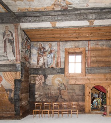 Zdjęcie nr 45: Polichromia ścienna obiegająca całe wnętrze świątyni wraz ze stropem, na ścianach kompozycje dwustrefowe. Strefy odgraniczone malowanym, profilowanym szarym cokołem z konsolami oraz umieszczonymi między nimi napisami. Na osi konsol, w drugiej strefie kolumny oddzielające poszczególne sceny. Kolumny ustawione na złoconych bazach, trzony malowane na czerwono, kapitele stylizowane na korynckie. Podpory podtrzymują malowany szary fryz zdobiony maskami, uskrzydlonymi główkami anielskimi oraz liśćmi wawrzynu.

Ściana północna nawy
W dolnej strefie znajduje się przedstawienie, tzw. Sąd Krwi, odbywający się w pałacu Kajfasza. Pośrodku sceny stoi Kajfasz na podwyższeniu ubrany w strój kapłana żydowskiego, na tle czarnej kotary. U góry napis cześciowo nieczytelny: „SAIPHAS / PONTIFEX / (?) OMNES QVID VELATIS PRAESTAT MNV(?) MORI QVAM / (?) VNIVE SV(?) POPULV (?) DE (?)RE”. Po prawej stronie kompozycji siedzi na kamiennym podeście Chrystus zwrócony trzy czwarte w prawo. Ubrany jest w czerwoną suknię, na głowie ma założoną koronę cierniową, a wokół niej kolisty nimb. Po obu stronach Kajfasza znajdują się liczni członkowie Sanhedrynu, którzy trzymają w dłoniach zwoje z ich imionami oraz orzeczeniami winy, część z nich jest nieczytelna: „INCOGNITA CAV/SA MORTI OBU(?)/EN BVS”, „(?) / ROGAT / NOR(?)M (?) / HIC (?)OMC PE(?)A /VIT”, „PAD / (?)EDV(?) / (?)T / (?)N”, „(?)SMO(?) / (?)HIN (?)”, „RIPHA(?) / LEX IN (?)”, „QRAM / QVARE SINE/MVS VIRVM / (?) QVIA / IVSTVS EST / MORTE DAM(?)”, „EM / IVSTVS / MAXIME QVV / POPVLVM SV(?) / CONCIONIRVS / (?)IONEM / (?)ONC(?)”, „NECODE / (?)CEM ACC(?) / PVLV SEDVCD / MORTE DIGNUS(?) /EST”, „(?)TRIE / (?)NITIE”, „MES / SI(?)VSTVS / EST CONVER / (?)AMVR ADI/(?)VM SINE / (?)VST (?)”, „SAMEOH / SI NEC IV/STVS EST NEC / INIVSTVS Q (?)/TAMEN MO(?)/MVR: C(?) / NON CI (?) /MORTE / EL EXILI / O IPSV / DAMNA/MVS”. Ponadto zachowane pojedyncze litery w dolnej części sceny oraz fragmenty długiego napisu po prawej u góry: „(?) CRV(?) (…) NOS / ET SVP(?)R FILIOS”. W górnej strefie od lewej strony pierwsza kwatera nieczytelna. W drugiej znajduje się scena ukazująca Chrystusa Zmartwychwstałego odwiedzającego Matkę Boską. Poniżej w partii cokołu napis: „T(?) ITA EVIT SVBIIT TAMEN A SPERA MORIS / N(?)LA SED STRATA MORTE RESVRGIT”. W drugiej kwaterze Pokłon Trzech Króli, opatrzony napisem: „CURVATO REGES VENER NTVR POPLITE REGEM / REGYM. NEC MIRUMOIVS DOCET OFFICIVM”. W ostatniej scena ukazująca Boże Narodzenie z podpisem: „VIRGO (?)NTIVSI(?)E P(?)VOD DINERAT ANTE / JAM(?) NIS PALPAS UPERE NVI S. ANAS”.

Ściana łuku arkady tęczowej
Po stronie północnej – dolna strefa nieczytelna, w górnej przedstawienie św. Jerzego na koniu walczącego ze smokiem. Po stronie południowej arkady tęczowej w górnej strefie św. Marcin ucinający połę swojego płaszcza dla żebraka. 

Prezbiterium
Na ścianie północnej lewa strona strefy dolnej niezachowana, dalej drzwi do zakrystii flankowane parą kolumn o czarnych trzonach i korynckich kapitelach. W nadprożu scena ukazująca Chrystusa Zmartwychwstałego Triumfującego, który jedzie na zaprzężonym w trzy baranki powozie. Na tyle pojazdu leżą narzędzia Męki Pańskiej. W prawym górnym narożu sceny napis: „IESVS TRIVMPHANS”. Kolejna scena przedstawia dwie święte niewiasty oraz ucztę. Scena w najnowszej literaturze interpretowana jest jako usługiwanie św. Elżbiety ubogim i chorym. W górnej strefie od lewej strony zostały ukazane następujące przedstawienia i podpisy: Nawiedzenie Najświętszej Marii Panny opisane słowami: „VISITAT ELEGTA IN GENITRICEM VIRCO TONANTIS / MA(?) (?)OMINIS PVRI VERA PARENS OVE DEI”. Kolejna scena przedstawia Zwiastowanie Najświętszej Marii Pannie: „TER QVE QVATER Q3 BEATA, ES VIRGO TE FORE MATRE / ANGELVS A CAELO DETONAT ORE DEI”. Następna kwatera ukazuje Matkę Boską Niepokalanie Poczętą. Po jej bokach znajdują się dwa anioły unoszące białe banderole z napisami: „FIA(?)MINA PLVENS CAELLS EST SVME GRATIA REGIS / A TE QVA RERIT VIRGO SIGMA (?)” oraz „CVMBA NATAT SVPIRI MARE. SED NON FLVC T. FRGO / MVNDANI FLCTIS NON TIM(?)”. W narożach symbole Litanii Loretańskiej w medalionach opisane kolejno słowami: „PER HAEC PRAESERVOR”, „FLVCTVS NON VEREOR”, „EXSPINIS SINE SPINIS ORIOR” oraz „(?)AVDOR NOCTI / LVCI APERIOR”. Poniżej sceny słabo czytelny napis: „INSIDIABARIS MALEDICTE VENENIGER ANGVIS / HV(?) (?)ENERI FAVCIBVS I GNIVS ME / (?) MVLIEREM DIRE (?)RANE / (?)PSE KIECAEM”. Poniżej przedstawienia, w partii cokołu napis: „ECCE ENIM EX HOC BEATAM ME / DICENT OMNES GENERATIONES”. W kolejnej kwaterze św. Elżbieta Węgierska i inskrypcja na cokole: „ARE ODIVA ELIZABETH: NAM TVA CLARENT / RIO MORES NOMINA FACTA POLO”.  Dalej św. Stanisław Biskup: „DIVE STANISLAE HIC MVLT LOCVS AMBIT ET OBTAT / SIS PATER ELIZABETH PATRONA SI(?)”. W części środkowej apsydy dolna cześć niezachowana, w górnej przedstawienie Mojżesza oraz Aarona. Na ścianie południowej prezbiterium w strefie dolnej ukazani kolejno czterej ojcowie Kościoła, opisani: św. Augustyn „S(ANCTVS) AVGVSTINVS”, św. Hieronim „S(ANCTVS) HIER(ONIM)”, św. Grzegorz Wielki „S(ANCTVS) GREGORIVS” oraz św. Ambroży. W strefie górnej, od lewej: św. Jan Kanty. W partii cokołowej napis: „(?) HIC EST quo PATRIARHA ACADEMIA GAVDET / (?)qucm Felic aedicai Astricolam / (?)arior hospes ades Canti no us oris / hic habites oni Alumnus Armans”. W kolejnej kwaterze ukazani są św. Piotr oraz św. Andrzej: „CREDO IN DEVM PATREM OMNIPOTENTE CREATORE CA(?)ETERE ET IN IESVM CHRI/STVM FILIVM (?)VS VNICVM DOMINVM / NOSTRVM”. Następnie św. Bartłomiej i św. Filip: „DESCENDIT AD INFEROS, TERTIA DIE RESVB / REXIT AMORTVIS ASCENDIT, AD CAELOS SEDENT, A DEXTERAM DEI PATRIS OMNI: / POTENTIS”. W ostatniej kwaterze prezbiterium ukazani są św. Tomasz oraz drugi, nierozpoznany apostoł: „CREDO IN SPIRITVM / SANCTVM”.

Ściana północna nawy
Polichromia na ścianie północnej częściowo niezachowana. W dolnej strefie scena ukazująca Modlitwę w Ogrójcu oraz narzędzia Męki Pańskiej: „(?)S SALVATOR / M(?)”. W górnej strefie kolejni dwaj apostołowie: św. Szymon i św. Juda Tadeusz: „SANCTA(?) / MVNION (?)”. Kolejna kwatera nieczytelna.

Balustrada chóru muzycznego
Balustradę chóru muzycznego zdobią alegorie siedmiu grzechów głównych pod postacią kobiet i towarzyszących im atrybutów, pierwsza z lewej Pycha, następna Chciwość, kolejne nieczytelne. Pod chórem muzycznym uskrzydlona główka aniołka nad portalem wejściowym, a po prawej stronie napis: „SPECVLVM / (?) MAI(?) OMNIB(?) VI(?)SIM(?) (?) CADENTI V RESCAT / (?)”.

Strop
Kompozycja stropu podzielona na trzy strefy, dwie duże boczne oraz wąską, środkową. W pierwszej strefie bocznej umieszczona jest rozbudowana kompozycja przedstawiająca Wniebowzięcie Najświętszej Marii Panny. W dolnej strefie pusty grób oraz apostołowie. Matkę Boską otaczają grupy muzykujących aniołów, u góry stoi Chrystus. W strefie środkowej ukazana została Koronacja Matki Boskiej, a w drugiej strefie bocznej Sąd Ostateczny. Partia malowideł na stropie również dookoła opatrzona jest napisami, lecz nieczytelnymi. 
