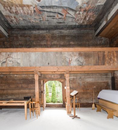 Zdjęcie nr 72: Polichromia ścienna obiegająca całe wnętrze świątyni wraz ze stropem, na ścianach kompozycje dwustrefowe. Strefy odgraniczone malowanym, profilowanym szarym cokołem z konsolami oraz umieszczonymi między nimi napisami. Na osi konsol, w drugiej strefie kolumny oddzielające poszczególne sceny. Kolumny ustawione na złoconych bazach, trzony malowane na czerwono, kapitele stylizowane na korynckie. Podpory podtrzymują malowany szary fryz zdobiony maskami, uskrzydlonymi główkami anielskimi oraz liśćmi wawrzynu.

Ściana północna nawy
W dolnej strefie znajduje się przedstawienie, tzw. Sąd Krwi, odbywający się w pałacu Kajfasza. Pośrodku sceny stoi Kajfasz na podwyższeniu ubrany w strój kapłana żydowskiego, na tle czarnej kotary. U góry napis cześciowo nieczytelny: „SAIPHAS / PONTIFEX / (?) OMNES QVID VELATIS PRAESTAT MNV(?) MORI QVAM / (?) VNIVE SV(?) POPULV (?) DE (?)RE”. Po prawej stronie kompozycji siedzi na kamiennym podeście Chrystus zwrócony trzy czwarte w prawo. Ubrany jest w czerwoną suknię, na głowie ma założoną koronę cierniową, a wokół niej kolisty nimb. Po obu stronach Kajfasza znajdują się liczni członkowie Sanhedrynu, którzy trzymają w dłoniach zwoje z ich imionami oraz orzeczeniami winy, część z nich jest nieczytelna: „INCOGNITA CAV/SA MORTI OBU(?)/EN BVS”, „(?) / ROGAT / NOR(?)M (?) / HIC (?)OMC PE(?)A /VIT”, „PAD / (?)EDV(?) / (?)T / (?)N”, „(?)SMO(?) / (?)HIN (?)”, „RIPHA(?) / LEX IN (?)”, „QRAM / QVARE SINE/MVS VIRVM / (?) QVIA / IVSTVS EST / MORTE DAM(?)”, „EM / IVSTVS / MAXIME QVV / POPVLVM SV(?) / CONCIONIRVS / (?)IONEM / (?)ONC(?)”, „NECODE / (?)CEM ACC(?) / PVLV SEDVCD / MORTE DIGNUS(?) /EST”, „(?)TRIE / (?)NITIE”, „MES / SI(?)VSTVS / EST CONVER / (?)AMVR ADI/(?)VM SINE / (?)VST (?)”, „SAMEOH / SI NEC IV/STVS EST NEC / INIVSTVS Q (?)/TAMEN MO(?)/MVR: C(?) / NON CI (?) /MORTE / EL EXILI / O IPSV / DAMNA/MVS”. Ponadto zachowane pojedyncze litery w dolnej części sceny oraz fragmenty długiego napisu po prawej u góry: „(?) CRV(?) (…) NOS / ET SVP(?)R FILIOS”. W górnej strefie od lewej strony pierwsza kwatera nieczytelna. W drugiej znajduje się scena ukazująca Chrystusa Zmartwychwstałego odwiedzającego Matkę Boską. Poniżej w partii cokołu napis: „T(?) ITA EVIT SVBIIT TAMEN A SPERA MORIS / N(?)LA SED STRATA MORTE RESVRGIT”. W drugiej kwaterze Pokłon Trzech Króli, opatrzony napisem: „CURVATO REGES VENER NTVR POPLITE REGEM / REGYM. NEC MIRUMOIVS DOCET OFFICIVM”. W ostatniej scena ukazująca Boże Narodzenie z podpisem: „VIRGO (?)NTIVSI(?)E P(?)VOD DINERAT ANTE / JAM(?) NIS PALPAS UPERE NVI S. ANAS”.

Ściana łuku arkady tęczowej
Po stronie północnej – dolna strefa nieczytelna, w górnej przedstawienie św. Jerzego na koniu walczącego ze smokiem. Po stronie południowej arkady tęczowej w górnej strefie św. Marcin ucinający połę swojego płaszcza dla żebraka. 

Prezbiterium
Na ścianie północnej lewa strona strefy dolnej niezachowana, dalej drzwi do zakrystii flankowane parą kolumn o czarnych trzonach i korynckich kapitelach. W nadprożu scena ukazująca Chrystusa Zmartwychwstałego Triumfującego, który jedzie na zaprzężonym w trzy baranki powozie. Na tyle pojazdu leżą narzędzia Męki Pańskiej. W prawym górnym narożu sceny napis: „IESVS TRIVMPHANS”. Kolejna scena przedstawia dwie święte niewiasty oraz ucztę. Scena w najnowszej literaturze interpretowana jest jako usługiwanie św. Elżbiety ubogim i chorym. W górnej strefie od lewej strony zostały ukazane następujące przedstawienia i podpisy: Nawiedzenie Najświętszej Marii Panny opisane słowami: „VISITAT ELEGTA IN GENITRICEM VIRCO TONANTIS / MA(?) (?)OMINIS PVRI VERA PARENS OVE DEI”. Kolejna scena przedstawia Zwiastowanie Najświętszej Marii Pannie: „TER QVE QVATER Q3 BEATA, ES VIRGO TE FORE MATRE / ANGELVS A CAELO DETONAT ORE DEI”. Następna kwatera ukazuje Matkę Boską Niepokalanie Poczętą. Po jej bokach znajdują się dwa anioły unoszące białe banderole z napisami: „FIA(?)MINA PLVENS CAELLS EST SVME GRATIA REGIS / A TE QVA RERIT VIRGO SIGMA (?)” oraz „CVMBA NATAT SVPIRI MARE. SED NON FLVC T. FRGO / MVNDANI FLCTIS NON TIM(?)”. W narożach symbole Litanii Loretańskiej w medalionach opisane kolejno słowami: „PER HAEC PRAESERVOR”, „FLVCTVS NON VEREOR”, „EXSPINIS SINE SPINIS ORIOR” oraz „(?)AVDOR NOCTI / LVCI APERIOR”. Poniżej sceny słabo czytelny napis: „INSIDIABARIS MALEDICTE VENENIGER ANGVIS / HV(?) (?)ENERI FAVCIBVS I GNIVS ME / (?) MVLIEREM DIRE (?)RANE / (?)PSE KIECAEM”. Poniżej przedstawienia, w partii cokołu napis: „ECCE ENIM EX HOC BEATAM ME / DICENT OMNES GENERATIONES”. W kolejnej kwaterze św. Elżbieta Węgierska i inskrypcja na cokole: „ARE ODIVA ELIZABETH: NAM TVA CLARENT / RIO MORES NOMINA FACTA POLO”.  Dalej św. Stanisław Biskup: „DIVE STANISLAE HIC MVLT LOCVS AMBIT ET OBTAT / SIS PATER ELIZABETH PATRONA SI(?)”. W części środkowej apsydy dolna cześć niezachowana, w górnej przedstawienie Mojżesza oraz Aarona. Na ścianie południowej prezbiterium w strefie dolnej ukazani kolejno czterej ojcowie Kościoła, opisani: św. Augustyn „S(ANCTVS) AVGVSTINVS”, św. Hieronim „S(ANCTVS) HIER(ONIM)”, św. Grzegorz Wielki „S(ANCTVS) GREGORIVS” oraz św. Ambroży. W strefie górnej, od lewej: św. Jan Kanty. W partii cokołowej napis: „(?) HIC EST quo PATRIARHA ACADEMIA GAVDET / (?)qucm Felic aedicai Astricolam / (?)arior hospes ades Canti no us oris / hic habites oni Alumnus Armans”. W kolejnej kwaterze ukazani są św. Piotr oraz św. Andrzej: „CREDO IN DEVM PATREM OMNIPOTENTE CREATORE CA(?)ETERE ET IN IESVM CHRI/STVM FILIVM (?)VS VNICVM DOMINVM / NOSTRVM”. Następnie św. Bartłomiej i św. Filip: „DESCENDIT AD INFEROS, TERTIA DIE RESVB / REXIT AMORTVIS ASCENDIT, AD CAELOS SEDENT, A DEXTERAM DEI PATRIS OMNI: / POTENTIS”. W ostatniej kwaterze prezbiterium ukazani są św. Tomasz oraz drugi, nierozpoznany apostoł: „CREDO IN SPIRITVM / SANCTVM”.

Ściana północna nawy
Polichromia na ścianie północnej częściowo niezachowana. W dolnej strefie scena ukazująca Modlitwę w Ogrójcu oraz narzędzia Męki Pańskiej: „(?)S SALVATOR / M(?)”. W górnej strefie kolejni dwaj apostołowie: św. Szymon i św. Juda Tadeusz: „SANCTA(?) / MVNION (?)”. Kolejna kwatera nieczytelna.

Balustrada chóru muzycznego
Balustradę chóru muzycznego zdobią alegorie siedmiu grzechów głównych pod postacią kobiet i towarzyszących im atrybutów, pierwsza z lewej Pycha, następna Chciwość, kolejne nieczytelne. Pod chórem muzycznym uskrzydlona główka aniołka nad portalem wejściowym, a po prawej stronie napis: „SPECVLVM / (?) MAI(?) OMNIB(?) VI(?)SIM(?) (?) CADENTI V RESCAT / (?)”.

Strop
Kompozycja stropu podzielona na trzy strefy, dwie duże boczne oraz wąską, środkową. W pierwszej strefie bocznej umieszczona jest rozbudowana kompozycja przedstawiająca Wniebowzięcie Najświętszej Marii Panny. W dolnej strefie pusty grób oraz apostołowie. Matkę Boską otaczają grupy muzykujących aniołów, u góry stoi Chrystus. W strefie środkowej ukazana została Koronacja Matki Boskiej, a w drugiej strefie bocznej Sąd Ostateczny. Partia malowideł na stropie również dookoła opatrzona jest napisami, lecz nieczytelnymi. 
