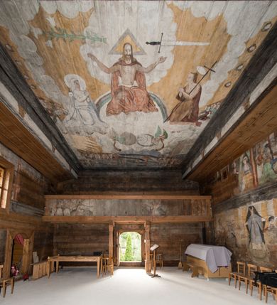 Zdjęcie nr 22: Polichromia ścienna obiegająca całe wnętrze świątyni wraz ze stropem, na ścianach kompozycje dwustrefowe. Strefy odgraniczone malowanym, profilowanym szarym cokołem z konsolami oraz umieszczonymi między nimi napisami. Na osi konsol, w drugiej strefie kolumny oddzielające poszczególne sceny. Kolumny ustawione na złoconych bazach, trzony malowane na czerwono, kapitele stylizowane na korynckie. Podpory podtrzymują malowany szary fryz zdobiony maskami, uskrzydlonymi główkami anielskimi oraz liśćmi wawrzynu.

Ściana północna nawy
W dolnej strefie znajduje się przedstawienie, tzw. Sąd Krwi, odbywający się w pałacu Kajfasza. Pośrodku sceny stoi Kajfasz na podwyższeniu ubrany w strój kapłana żydowskiego, na tle czarnej kotary. U góry napis cześciowo nieczytelny: „SAIPHAS / PONTIFEX / (?) OMNES QVID VELATIS PRAESTAT MNV(?) MORI QVAM / (?) VNIVE SV(?) POPULV (?) DE (?)RE”. Po prawej stronie kompozycji siedzi na kamiennym podeście Chrystus zwrócony trzy czwarte w prawo. Ubrany jest w czerwoną suknię, na głowie ma założoną koronę cierniową, a wokół niej kolisty nimb. Po obu stronach Kajfasza znajdują się liczni członkowie Sanhedrynu, którzy trzymają w dłoniach zwoje z ich imionami oraz orzeczeniami winy, część z nich jest nieczytelna: „INCOGNITA CAV/SA MORTI OBU(?)/EN BVS”, „(?) / ROGAT / NOR(?)M (?) / HIC (?)OMC PE(?)A /VIT”, „PAD / (?)EDV(?) / (?)T / (?)N”, „(?)SMO(?) / (?)HIN (?)”, „RIPHA(?) / LEX IN (?)”, „QRAM / QVARE SINE/MVS VIRVM / (?) QVIA / IVSTVS EST / MORTE DAM(?)”, „EM / IVSTVS / MAXIME QVV / POPVLVM SV(?) / CONCIONIRVS / (?)IONEM / (?)ONC(?)”, „NECODE / (?)CEM ACC(?) / PVLV SEDVCD / MORTE DIGNUS(?) /EST”, „(?)TRIE / (?)NITIE”, „MES / SI(?)VSTVS / EST CONVER / (?)AMVR ADI/(?)VM SINE / (?)VST (?)”, „SAMEOH / SI NEC IV/STVS EST NEC / INIVSTVS Q (?)/TAMEN MO(?)/MVR: C(?) / NON CI (?) /MORTE / EL EXILI / O IPSV / DAMNA/MVS”. Ponadto zachowane pojedyncze litery w dolnej części sceny oraz fragmenty długiego napisu po prawej u góry: „(?) CRV(?) (…) NOS / ET SVP(?)R FILIOS”. W górnej strefie od lewej strony pierwsza kwatera nieczytelna. W drugiej znajduje się scena ukazująca Chrystusa Zmartwychwstałego odwiedzającego Matkę Boską. Poniżej w partii cokołu napis: „T(?) ITA EVIT SVBIIT TAMEN A SPERA MORIS / N(?)LA SED STRATA MORTE RESVRGIT”. W drugiej kwaterze Pokłon Trzech Króli, opatrzony napisem: „CURVATO REGES VENER NTVR POPLITE REGEM / REGYM. NEC MIRUMOIVS DOCET OFFICIVM”. W ostatniej scena ukazująca Boże Narodzenie z podpisem: „VIRGO (?)NTIVSI(?)E P(?)VOD DINERAT ANTE / JAM(?) NIS PALPAS UPERE NVI S. ANAS”.

Ściana łuku arkady tęczowej
Po stronie północnej – dolna strefa nieczytelna, w górnej przedstawienie św. Jerzego na koniu walczącego ze smokiem. Po stronie południowej arkady tęczowej w górnej strefie św. Marcin ucinający połę swojego płaszcza dla żebraka. 

Prezbiterium
Na ścianie północnej lewa strona strefy dolnej niezachowana, dalej drzwi do zakrystii flankowane parą kolumn o czarnych trzonach i korynckich kapitelach. W nadprożu scena ukazująca Chrystusa Zmartwychwstałego Triumfującego, który jedzie na zaprzężonym w trzy baranki powozie. Na tyle pojazdu leżą narzędzia Męki Pańskiej. W prawym górnym narożu sceny napis: „IESVS TRIVMPHANS”. Kolejna scena przedstawia dwie święte niewiasty oraz ucztę. Scena w najnowszej literaturze interpretowana jest jako usługiwanie św. Elżbiety ubogim i chorym. W górnej strefie od lewej strony zostały ukazane następujące przedstawienia i podpisy: Nawiedzenie Najświętszej Marii Panny opisane słowami: „VISITAT ELEGTA IN GENITRICEM VIRCO TONANTIS / MA(?) (?)OMINIS PVRI VERA PARENS OVE DEI”. Kolejna scena przedstawia Zwiastowanie Najświętszej Marii Pannie: „TER QVE QVATER Q3 BEATA, ES VIRGO TE FORE MATRE / ANGELVS A CAELO DETONAT ORE DEI”. Następna kwatera ukazuje Matkę Boską Niepokalanie Poczętą. Po jej bokach znajdują się dwa anioły unoszące białe banderole z napisami: „FIA(?)MINA PLVENS CAELLS EST SVME GRATIA REGIS / A TE QVA RERIT VIRGO SIGMA (?)” oraz „CVMBA NATAT SVPIRI MARE. SED NON FLVC T. FRGO / MVNDANI FLCTIS NON TIM(?)”. W narożach symbole Litanii Loretańskiej w medalionach opisane kolejno słowami: „PER HAEC PRAESERVOR”, „FLVCTVS NON VEREOR”, „EXSPINIS SINE SPINIS ORIOR” oraz „(?)AVDOR NOCTI / LVCI APERIOR”. Poniżej sceny słabo czytelny napis: „INSIDIABARIS MALEDICTE VENENIGER ANGVIS / HV(?) (?)ENERI FAVCIBVS I GNIVS ME / (?) MVLIEREM DIRE (?)RANE / (?)PSE KIECAEM”. Poniżej przedstawienia, w partii cokołu napis: „ECCE ENIM EX HOC BEATAM ME / DICENT OMNES GENERATIONES”. W kolejnej kwaterze św. Elżbieta Węgierska i inskrypcja na cokole: „ARE ODIVA ELIZABETH: NAM TVA CLARENT / RIO MORES NOMINA FACTA POLO”.  Dalej św. Stanisław Biskup: „DIVE STANISLAE HIC MVLT LOCVS AMBIT ET OBTAT / SIS PATER ELIZABETH PATRONA SI(?)”. W części środkowej apsydy dolna cześć niezachowana, w górnej przedstawienie Mojżesza oraz Aarona. Na ścianie południowej prezbiterium w strefie dolnej ukazani kolejno czterej ojcowie Kościoła, opisani: św. Augustyn „S(ANCTVS) AVGVSTINVS”, św. Hieronim „S(ANCTVS) HIER(ONIM)”, św. Grzegorz Wielki „S(ANCTVS) GREGORIVS” oraz św. Ambroży. W strefie górnej, od lewej: św. Jan Kanty. W partii cokołowej napis: „(?) HIC EST quo PATRIARHA ACADEMIA GAVDET / (?)qucm Felic aedicai Astricolam / (?)arior hospes ades Canti no us oris / hic habites oni Alumnus Armans”. W kolejnej kwaterze ukazani są św. Piotr oraz św. Andrzej: „CREDO IN DEVM PATREM OMNIPOTENTE CREATORE CA(?)ETERE ET IN IESVM CHRI/STVM FILIVM (?)VS VNICVM DOMINVM / NOSTRVM”. Następnie św. Bartłomiej i św. Filip: „DESCENDIT AD INFEROS, TERTIA DIE RESVB / REXIT AMORTVIS ASCENDIT, AD CAELOS SEDENT, A DEXTERAM DEI PATRIS OMNI: / POTENTIS”. W ostatniej kwaterze prezbiterium ukazani są św. Tomasz oraz drugi, nierozpoznany apostoł: „CREDO IN SPIRITVM / SANCTVM”.

Ściana północna nawy
Polichromia na ścianie północnej częściowo niezachowana. W dolnej strefie scena ukazująca Modlitwę w Ogrójcu oraz narzędzia Męki Pańskiej: „(?)S SALVATOR / M(?)”. W górnej strefie kolejni dwaj apostołowie: św. Szymon i św. Juda Tadeusz: „SANCTA(?) / MVNION (?)”. Kolejna kwatera nieczytelna.

Balustrada chóru muzycznego
Balustradę chóru muzycznego zdobią alegorie siedmiu grzechów głównych pod postacią kobiet i towarzyszących im atrybutów, pierwsza z lewej Pycha, następna Chciwość, kolejne nieczytelne. Pod chórem muzycznym uskrzydlona główka aniołka nad portalem wejściowym, a po prawej stronie napis: „SPECVLVM / (?) MAI(?) OMNIB(?) VI(?)SIM(?) (?) CADENTI V RESCAT / (?)”.

Strop
Kompozycja stropu podzielona na trzy strefy, dwie duże boczne oraz wąską, środkową. W pierwszej strefie bocznej umieszczona jest rozbudowana kompozycja przedstawiająca Wniebowzięcie Najświętszej Marii Panny. W dolnej strefie pusty grób oraz apostołowie. Matkę Boską otaczają grupy muzykujących aniołów, u góry stoi Chrystus. W strefie środkowej ukazana została Koronacja Matki Boskiej, a w drugiej strefie bocznej Sąd Ostateczny. Partia malowideł na stropie również dookoła opatrzona jest napisami, lecz nieczytelnymi. 
