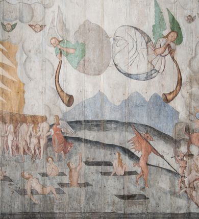 Zdjęcie nr 75: Polichromia ścienna obiegająca całe wnętrze świątyni wraz ze stropem, na ścianach kompozycje dwustrefowe. Strefy odgraniczone malowanym, profilowanym szarym cokołem z konsolami oraz umieszczonymi między nimi napisami. Na osi konsol, w drugiej strefie kolumny oddzielające poszczególne sceny. Kolumny ustawione na złoconych bazach, trzony malowane na czerwono, kapitele stylizowane na korynckie. Podpory podtrzymują malowany szary fryz zdobiony maskami, uskrzydlonymi główkami anielskimi oraz liśćmi wawrzynu.

Ściana północna nawy
W dolnej strefie znajduje się przedstawienie, tzw. Sąd Krwi, odbywający się w pałacu Kajfasza. Pośrodku sceny stoi Kajfasz na podwyższeniu ubrany w strój kapłana żydowskiego, na tle czarnej kotary. U góry napis cześciowo nieczytelny: „SAIPHAS / PONTIFEX / (?) OMNES QVID VELATIS PRAESTAT MNV(?) MORI QVAM / (?) VNIVE SV(?) POPULV (?) DE (?)RE”. Po prawej stronie kompozycji siedzi na kamiennym podeście Chrystus zwrócony trzy czwarte w prawo. Ubrany jest w czerwoną suknię, na głowie ma założoną koronę cierniową, a wokół niej kolisty nimb. Po obu stronach Kajfasza znajdują się liczni członkowie Sanhedrynu, którzy trzymają w dłoniach zwoje z ich imionami oraz orzeczeniami winy, część z nich jest nieczytelna: „INCOGNITA CAV/SA MORTI OBU(?)/EN BVS”, „(?) / ROGAT / NOR(?)M (?) / HIC (?)OMC PE(?)A /VIT”, „PAD / (?)EDV(?) / (?)T / (?)N”, „(?)SMO(?) / (?)HIN (?)”, „RIPHA(?) / LEX IN (?)”, „QRAM / QVARE SINE/MVS VIRVM / (?) QVIA / IVSTVS EST / MORTE DAM(?)”, „EM / IVSTVS / MAXIME QVV / POPVLVM SV(?) / CONCIONIRVS / (?)IONEM / (?)ONC(?)”, „NECODE / (?)CEM ACC(?) / PVLV SEDVCD / MORTE DIGNUS(?) /EST”, „(?)TRIE / (?)NITIE”, „MES / SI(?)VSTVS / EST CONVER / (?)AMVR ADI/(?)VM SINE / (?)VST (?)”, „SAMEOH / SI NEC IV/STVS EST NEC / INIVSTVS Q (?)/TAMEN MO(?)/MVR: C(?) / NON CI (?) /MORTE / EL EXILI / O IPSV / DAMNA/MVS”. Ponadto zachowane pojedyncze litery w dolnej części sceny oraz fragmenty długiego napisu po prawej u góry: „(?) CRV(?) (…) NOS / ET SVP(?)R FILIOS”. W górnej strefie od lewej strony pierwsza kwatera nieczytelna. W drugiej znajduje się scena ukazująca Chrystusa Zmartwychwstałego odwiedzającego Matkę Boską. Poniżej w partii cokołu napis: „T(?) ITA EVIT SVBIIT TAMEN A SPERA MORIS / N(?)LA SED STRATA MORTE RESVRGIT”. W drugiej kwaterze Pokłon Trzech Króli, opatrzony napisem: „CURVATO REGES VENER NTVR POPLITE REGEM / REGYM. NEC MIRUMOIVS DOCET OFFICIVM”. W ostatniej scena ukazująca Boże Narodzenie z podpisem: „VIRGO (?)NTIVSI(?)E P(?)VOD DINERAT ANTE / JAM(?) NIS PALPAS UPERE NVI S. ANAS”.

Ściana łuku arkady tęczowej
Po stronie północnej – dolna strefa nieczytelna, w górnej przedstawienie św. Jerzego na koniu walczącego ze smokiem. Po stronie południowej arkady tęczowej w górnej strefie św. Marcin ucinający połę swojego płaszcza dla żebraka. 

Prezbiterium
Na ścianie północnej lewa strona strefy dolnej niezachowana, dalej drzwi do zakrystii flankowane parą kolumn o czarnych trzonach i korynckich kapitelach. W nadprożu scena ukazująca Chrystusa Zmartwychwstałego Triumfującego, który jedzie na zaprzężonym w trzy baranki powozie. Na tyle pojazdu leżą narzędzia Męki Pańskiej. W prawym górnym narożu sceny napis: „IESVS TRIVMPHANS”. Kolejna scena przedstawia dwie święte niewiasty oraz ucztę. Scena w najnowszej literaturze interpretowana jest jako usługiwanie św. Elżbiety ubogim i chorym. W górnej strefie od lewej strony zostały ukazane następujące przedstawienia i podpisy: Nawiedzenie Najświętszej Marii Panny opisane słowami: „VISITAT ELEGTA IN GENITRICEM VIRCO TONANTIS / MA(?) (?)OMINIS PVRI VERA PARENS OVE DEI”. Kolejna scena przedstawia Zwiastowanie Najświętszej Marii Pannie: „TER QVE QVATER Q3 BEATA, ES VIRGO TE FORE MATRE / ANGELVS A CAELO DETONAT ORE DEI”. Następna kwatera ukazuje Matkę Boską Niepokalanie Poczętą. Po jej bokach znajdują się dwa anioły unoszące białe banderole z napisami: „FIA(?)MINA PLVENS CAELLS EST SVME GRATIA REGIS / A TE QVA RERIT VIRGO SIGMA (?)” oraz „CVMBA NATAT SVPIRI MARE. SED NON FLVC T. FRGO / MVNDANI FLCTIS NON TIM(?)”. W narożach symbole Litanii Loretańskiej w medalionach opisane kolejno słowami: „PER HAEC PRAESERVOR”, „FLVCTVS NON VEREOR”, „EXSPINIS SINE SPINIS ORIOR” oraz „(?)AVDOR NOCTI / LVCI APERIOR”. Poniżej sceny słabo czytelny napis: „INSIDIABARIS MALEDICTE VENENIGER ANGVIS / HV(?) (?)ENERI FAVCIBVS I GNIVS ME / (?) MVLIEREM DIRE (?)RANE / (?)PSE KIECAEM”. Poniżej przedstawienia, w partii cokołu napis: „ECCE ENIM EX HOC BEATAM ME / DICENT OMNES GENERATIONES”. W kolejnej kwaterze św. Elżbieta Węgierska i inskrypcja na cokole: „ARE ODIVA ELIZABETH: NAM TVA CLARENT / RIO MORES NOMINA FACTA POLO”.  Dalej św. Stanisław Biskup: „DIVE STANISLAE HIC MVLT LOCVS AMBIT ET OBTAT / SIS PATER ELIZABETH PATRONA SI(?)”. W części środkowej apsydy dolna cześć niezachowana, w górnej przedstawienie Mojżesza oraz Aarona. Na ścianie południowej prezbiterium w strefie dolnej ukazani kolejno czterej ojcowie Kościoła, opisani: św. Augustyn „S(ANCTVS) AVGVSTINVS”, św. Hieronim „S(ANCTVS) HIER(ONIM)”, św. Grzegorz Wielki „S(ANCTVS) GREGORIVS” oraz św. Ambroży. W strefie górnej, od lewej: św. Jan Kanty. W partii cokołowej napis: „(?) HIC EST quo PATRIARHA ACADEMIA GAVDET / (?)qucm Felic aedicai Astricolam / (?)arior hospes ades Canti no us oris / hic habites oni Alumnus Armans”. W kolejnej kwaterze ukazani są św. Piotr oraz św. Andrzej: „CREDO IN DEVM PATREM OMNIPOTENTE CREATORE CA(?)ETERE ET IN IESVM CHRI/STVM FILIVM (?)VS VNICVM DOMINVM / NOSTRVM”. Następnie św. Bartłomiej i św. Filip: „DESCENDIT AD INFEROS, TERTIA DIE RESVB / REXIT AMORTVIS ASCENDIT, AD CAELOS SEDENT, A DEXTERAM DEI PATRIS OMNI: / POTENTIS”. W ostatniej kwaterze prezbiterium ukazani są św. Tomasz oraz drugi, nierozpoznany apostoł: „CREDO IN SPIRITVM / SANCTVM”.

Ściana północna nawy
Polichromia na ścianie północnej częściowo niezachowana. W dolnej strefie scena ukazująca Modlitwę w Ogrójcu oraz narzędzia Męki Pańskiej: „(?)S SALVATOR / M(?)”. W górnej strefie kolejni dwaj apostołowie: św. Szymon i św. Juda Tadeusz: „SANCTA(?) / MVNION (?)”. Kolejna kwatera nieczytelna.

Balustrada chóru muzycznego
Balustradę chóru muzycznego zdobią alegorie siedmiu grzechów głównych pod postacią kobiet i towarzyszących im atrybutów, pierwsza z lewej Pycha, następna Chciwość, kolejne nieczytelne. Pod chórem muzycznym uskrzydlona główka aniołka nad portalem wejściowym, a po prawej stronie napis: „SPECVLVM / (?) MAI(?) OMNIB(?) VI(?)SIM(?) (?) CADENTI V RESCAT / (?)”.

Strop
Kompozycja stropu podzielona na trzy strefy, dwie duże boczne oraz wąską, środkową. W pierwszej strefie bocznej umieszczona jest rozbudowana kompozycja przedstawiająca Wniebowzięcie Najświętszej Marii Panny. W dolnej strefie pusty grób oraz apostołowie. Matkę Boską otaczają grupy muzykujących aniołów, u góry stoi Chrystus. W strefie środkowej ukazana została Koronacja Matki Boskiej, a w drugiej strefie bocznej Sąd Ostateczny. Partia malowideł na stropie również dookoła opatrzona jest napisami, lecz nieczytelnymi. 
