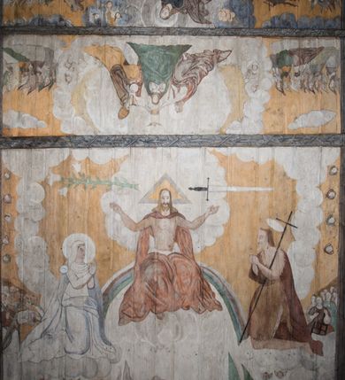 Zdjęcie nr 23: Polichromia ścienna obiegająca całe wnętrze świątyni wraz ze stropem, na ścianach kompozycje dwustrefowe. Strefy odgraniczone malowanym, profilowanym szarym cokołem z konsolami oraz umieszczonymi między nimi napisami. Na osi konsol, w drugiej strefie kolumny oddzielające poszczególne sceny. Kolumny ustawione na złoconych bazach, trzony malowane na czerwono, kapitele stylizowane na korynckie. Podpory podtrzymują malowany szary fryz zdobiony maskami, uskrzydlonymi główkami anielskimi oraz liśćmi wawrzynu.

Ściana północna nawy
W dolnej strefie znajduje się przedstawienie, tzw. Sąd Krwi, odbywający się w pałacu Kajfasza. Pośrodku sceny stoi Kajfasz na podwyższeniu ubrany w strój kapłana żydowskiego, na tle czarnej kotary. U góry napis cześciowo nieczytelny: „SAIPHAS / PONTIFEX / (?) OMNES QVID VELATIS PRAESTAT MNV(?) MORI QVAM / (?) VNIVE SV(?) POPULV (?) DE (?)RE”. Po prawej stronie kompozycji siedzi na kamiennym podeście Chrystus zwrócony trzy czwarte w prawo. Ubrany jest w czerwoną suknię, na głowie ma założoną koronę cierniową, a wokół niej kolisty nimb. Po obu stronach Kajfasza znajdują się liczni członkowie Sanhedrynu, którzy trzymają w dłoniach zwoje z ich imionami oraz orzeczeniami winy, część z nich jest nieczytelna: „INCOGNITA CAV/SA MORTI OBU(?)/EN BVS”, „(?) / ROGAT / NOR(?)M (?) / HIC (?)OMC PE(?)A /VIT”, „PAD / (?)EDV(?) / (?)T / (?)N”, „(?)SMO(?) / (?)HIN (?)”, „RIPHA(?) / LEX IN (?)”, „QRAM / QVARE SINE/MVS VIRVM / (?) QVIA / IVSTVS EST / MORTE DAM(?)”, „EM / IVSTVS / MAXIME QVV / POPVLVM SV(?) / CONCIONIRVS / (?)IONEM / (?)ONC(?)”, „NECODE / (?)CEM ACC(?) / PVLV SEDVCD / MORTE DIGNUS(?) /EST”, „(?)TRIE / (?)NITIE”, „MES / SI(?)VSTVS / EST CONVER / (?)AMVR ADI/(?)VM SINE / (?)VST (?)”, „SAMEOH / SI NEC IV/STVS EST NEC / INIVSTVS Q (?)/TAMEN MO(?)/MVR: C(?) / NON CI (?) /MORTE / EL EXILI / O IPSV / DAMNA/MVS”. Ponadto zachowane pojedyncze litery w dolnej części sceny oraz fragmenty długiego napisu po prawej u góry: „(?) CRV(?) (…) NOS / ET SVP(?)R FILIOS”. W górnej strefie od lewej strony pierwsza kwatera nieczytelna. W drugiej znajduje się scena ukazująca Chrystusa Zmartwychwstałego odwiedzającego Matkę Boską. Poniżej w partii cokołu napis: „T(?) ITA EVIT SVBIIT TAMEN A SPERA MORIS / N(?)LA SED STRATA MORTE RESVRGIT”. W drugiej kwaterze Pokłon Trzech Króli, opatrzony napisem: „CURVATO REGES VENER NTVR POPLITE REGEM / REGYM. NEC MIRUMOIVS DOCET OFFICIVM”. W ostatniej scena ukazująca Boże Narodzenie z podpisem: „VIRGO (?)NTIVSI(?)E P(?)VOD DINERAT ANTE / JAM(?) NIS PALPAS UPERE NVI S. ANAS”.

Ściana łuku arkady tęczowej
Po stronie północnej – dolna strefa nieczytelna, w górnej przedstawienie św. Jerzego na koniu walczącego ze smokiem. Po stronie południowej arkady tęczowej w górnej strefie św. Marcin ucinający połę swojego płaszcza dla żebraka. 

Prezbiterium
Na ścianie północnej lewa strona strefy dolnej niezachowana, dalej drzwi do zakrystii flankowane parą kolumn o czarnych trzonach i korynckich kapitelach. W nadprożu scena ukazująca Chrystusa Zmartwychwstałego Triumfującego, który jedzie na zaprzężonym w trzy baranki powozie. Na tyle pojazdu leżą narzędzia Męki Pańskiej. W prawym górnym narożu sceny napis: „IESVS TRIVMPHANS”. Kolejna scena przedstawia dwie święte niewiasty oraz ucztę. Scena w najnowszej literaturze interpretowana jest jako usługiwanie św. Elżbiety ubogim i chorym. W górnej strefie od lewej strony zostały ukazane następujące przedstawienia i podpisy: Nawiedzenie Najświętszej Marii Panny opisane słowami: „VISITAT ELEGTA IN GENITRICEM VIRCO TONANTIS / MA(?) (?)OMINIS PVRI VERA PARENS OVE DEI”. Kolejna scena przedstawia Zwiastowanie Najświętszej Marii Pannie: „TER QVE QVATER Q3 BEATA, ES VIRGO TE FORE MATRE / ANGELVS A CAELO DETONAT ORE DEI”. Następna kwatera ukazuje Matkę Boską Niepokalanie Poczętą. Po jej bokach znajdują się dwa anioły unoszące białe banderole z napisami: „FIA(?)MINA PLVENS CAELLS EST SVME GRATIA REGIS / A TE QVA RERIT VIRGO SIGMA (?)” oraz „CVMBA NATAT SVPIRI MARE. SED NON FLVC T. FRGO / MVNDANI FLCTIS NON TIM(?)”. W narożach symbole Litanii Loretańskiej w medalionach opisane kolejno słowami: „PER HAEC PRAESERVOR”, „FLVCTVS NON VEREOR”, „EXSPINIS SINE SPINIS ORIOR” oraz „(?)AVDOR NOCTI / LVCI APERIOR”. Poniżej sceny słabo czytelny napis: „INSIDIABARIS MALEDICTE VENENIGER ANGVIS / HV(?) (?)ENERI FAVCIBVS I GNIVS ME / (?) MVLIEREM DIRE (?)RANE / (?)PSE KIECAEM”. Poniżej przedstawienia, w partii cokołu napis: „ECCE ENIM EX HOC BEATAM ME / DICENT OMNES GENERATIONES”. W kolejnej kwaterze św. Elżbieta Węgierska i inskrypcja na cokole: „ARE ODIVA ELIZABETH: NAM TVA CLARENT / RIO MORES NOMINA FACTA POLO”.  Dalej św. Stanisław Biskup: „DIVE STANISLAE HIC MVLT LOCVS AMBIT ET OBTAT / SIS PATER ELIZABETH PATRONA SI(?)”. W części środkowej apsydy dolna cześć niezachowana, w górnej przedstawienie Mojżesza oraz Aarona. Na ścianie południowej prezbiterium w strefie dolnej ukazani kolejno czterej ojcowie Kościoła, opisani: św. Augustyn „S(ANCTVS) AVGVSTINVS”, św. Hieronim „S(ANCTVS) HIER(ONIM)”, św. Grzegorz Wielki „S(ANCTVS) GREGORIVS” oraz św. Ambroży. W strefie górnej, od lewej: św. Jan Kanty. W partii cokołowej napis: „(?) HIC EST quo PATRIARHA ACADEMIA GAVDET / (?)qucm Felic aedicai Astricolam / (?)arior hospes ades Canti no us oris / hic habites oni Alumnus Armans”. W kolejnej kwaterze ukazani są św. Piotr oraz św. Andrzej: „CREDO IN DEVM PATREM OMNIPOTENTE CREATORE CA(?)ETERE ET IN IESVM CHRI/STVM FILIVM (?)VS VNICVM DOMINVM / NOSTRVM”. Następnie św. Bartłomiej i św. Filip: „DESCENDIT AD INFEROS, TERTIA DIE RESVB / REXIT AMORTVIS ASCENDIT, AD CAELOS SEDENT, A DEXTERAM DEI PATRIS OMNI: / POTENTIS”. W ostatniej kwaterze prezbiterium ukazani są św. Tomasz oraz drugi, nierozpoznany apostoł: „CREDO IN SPIRITVM / SANCTVM”.

Ściana północna nawy
Polichromia na ścianie północnej częściowo niezachowana. W dolnej strefie scena ukazująca Modlitwę w Ogrójcu oraz narzędzia Męki Pańskiej: „(?)S SALVATOR / M(?)”. W górnej strefie kolejni dwaj apostołowie: św. Szymon i św. Juda Tadeusz: „SANCTA(?) / MVNION (?)”. Kolejna kwatera nieczytelna.

Balustrada chóru muzycznego
Balustradę chóru muzycznego zdobią alegorie siedmiu grzechów głównych pod postacią kobiet i towarzyszących im atrybutów, pierwsza z lewej Pycha, następna Chciwość, kolejne nieczytelne. Pod chórem muzycznym uskrzydlona główka aniołka nad portalem wejściowym, a po prawej stronie napis: „SPECVLVM / (?) MAI(?) OMNIB(?) VI(?)SIM(?) (?) CADENTI V RESCAT / (?)”.

Strop
Kompozycja stropu podzielona na trzy strefy, dwie duże boczne oraz wąską, środkową. W pierwszej strefie bocznej umieszczona jest rozbudowana kompozycja przedstawiająca Wniebowzięcie Najświętszej Marii Panny. W dolnej strefie pusty grób oraz apostołowie. Matkę Boską otaczają grupy muzykujących aniołów, u góry stoi Chrystus. W strefie środkowej ukazana została Koronacja Matki Boskiej, a w drugiej strefie bocznej Sąd Ostateczny. Partia malowideł na stropie również dookoła opatrzona jest napisami, lecz nieczytelnymi. 
