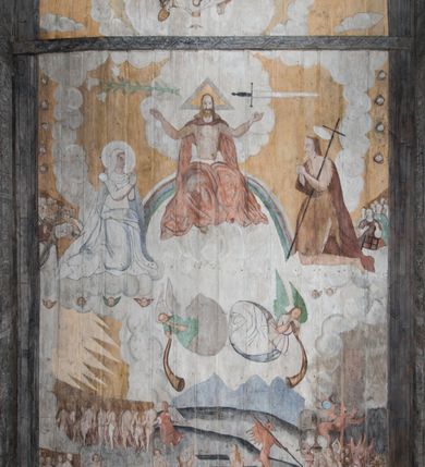 Zdjęcie nr 21: Polichromia ścienna obiegająca całe wnętrze świątyni wraz ze stropem, na ścianach kompozycje dwustrefowe. Strefy odgraniczone malowanym, profilowanym szarym cokołem z konsolami oraz umieszczonymi między nimi napisami. Na osi konsol, w drugiej strefie kolumny oddzielające poszczególne sceny. Kolumny ustawione na złoconych bazach, trzony malowane na czerwono, kapitele stylizowane na korynckie. Podpory podtrzymują malowany szary fryz zdobiony maskami, uskrzydlonymi główkami anielskimi oraz liśćmi wawrzynu.

Ściana północna nawy
W dolnej strefie znajduje się przedstawienie, tzw. Sąd Krwi, odbywający się w pałacu Kajfasza. Pośrodku sceny stoi Kajfasz na podwyższeniu ubrany w strój kapłana żydowskiego, na tle czarnej kotary. U góry napis cześciowo nieczytelny: „SAIPHAS / PONTIFEX / (?) OMNES QVID VELATIS PRAESTAT MNV(?) MORI QVAM / (?) VNIVE SV(?) POPULV (?) DE (?)RE”. Po prawej stronie kompozycji siedzi na kamiennym podeście Chrystus zwrócony trzy czwarte w prawo. Ubrany jest w czerwoną suknię, na głowie ma założoną koronę cierniową, a wokół niej kolisty nimb. Po obu stronach Kajfasza znajdują się liczni członkowie Sanhedrynu, którzy trzymają w dłoniach zwoje z ich imionami oraz orzeczeniami winy, część z nich jest nieczytelna: „INCOGNITA CAV/SA MORTI OBU(?)/EN BVS”, „(?) / ROGAT / NOR(?)M (?) / HIC (?)OMC PE(?)A /VIT”, „PAD / (?)EDV(?) / (?)T / (?)N”, „(?)SMO(?) / (?)HIN (?)”, „RIPHA(?) / LEX IN (?)”, „QRAM / QVARE SINE/MVS VIRVM / (?) QVIA / IVSTVS EST / MORTE DAM(?)”, „EM / IVSTVS / MAXIME QVV / POPVLVM SV(?) / CONCIONIRVS / (?)IONEM / (?)ONC(?)”, „NECODE / (?)CEM ACC(?) / PVLV SEDVCD / MORTE DIGNUS(?) /EST”, „(?)TRIE / (?)NITIE”, „MES / SI(?)VSTVS / EST CONVER / (?)AMVR ADI/(?)VM SINE / (?)VST (?)”, „SAMEOH / SI NEC IV/STVS EST NEC / INIVSTVS Q (?)/TAMEN MO(?)/MVR: C(?) / NON CI (?) /MORTE / EL EXILI / O IPSV / DAMNA/MVS”. Ponadto zachowane pojedyncze litery w dolnej części sceny oraz fragmenty długiego napisu po prawej u góry: „(?) CRV(?) (…) NOS / ET SVP(?)R FILIOS”. W górnej strefie od lewej strony pierwsza kwatera nieczytelna. W drugiej znajduje się scena ukazująca Chrystusa Zmartwychwstałego odwiedzającego Matkę Boską. Poniżej w partii cokołu napis: „T(?) ITA EVIT SVBIIT TAMEN A SPERA MORIS / N(?)LA SED STRATA MORTE RESVRGIT”. W drugiej kwaterze Pokłon Trzech Króli, opatrzony napisem: „CURVATO REGES VENER NTVR POPLITE REGEM / REGYM. NEC MIRUMOIVS DOCET OFFICIVM”. W ostatniej scena ukazująca Boże Narodzenie z podpisem: „VIRGO (?)NTIVSI(?)E P(?)VOD DINERAT ANTE / JAM(?) NIS PALPAS UPERE NVI S. ANAS”.

Ściana łuku arkady tęczowej
Po stronie północnej – dolna strefa nieczytelna, w górnej przedstawienie św. Jerzego na koniu walczącego ze smokiem. Po stronie południowej arkady tęczowej w górnej strefie św. Marcin ucinający połę swojego płaszcza dla żebraka. 

Prezbiterium
Na ścianie północnej lewa strona strefy dolnej niezachowana, dalej drzwi do zakrystii flankowane parą kolumn o czarnych trzonach i korynckich kapitelach. W nadprożu scena ukazująca Chrystusa Zmartwychwstałego Triumfującego, który jedzie na zaprzężonym w trzy baranki powozie. Na tyle pojazdu leżą narzędzia Męki Pańskiej. W prawym górnym narożu sceny napis: „IESVS TRIVMPHANS”. Kolejna scena przedstawia dwie święte niewiasty oraz ucztę. Scena w najnowszej literaturze interpretowana jest jako usługiwanie św. Elżbiety ubogim i chorym. W górnej strefie od lewej strony zostały ukazane następujące przedstawienia i podpisy: Nawiedzenie Najświętszej Marii Panny opisane słowami: „VISITAT ELEGTA IN GENITRICEM VIRCO TONANTIS / MA(?) (?)OMINIS PVRI VERA PARENS OVE DEI”. Kolejna scena przedstawia Zwiastowanie Najświętszej Marii Pannie: „TER QVE QVATER Q3 BEATA, ES VIRGO TE FORE MATRE / ANGELVS A CAELO DETONAT ORE DEI”. Następna kwatera ukazuje Matkę Boską Niepokalanie Poczętą. Po jej bokach znajdują się dwa anioły unoszące białe banderole z napisami: „FIA(?)MINA PLVENS CAELLS EST SVME GRATIA REGIS / A TE QVA RERIT VIRGO SIGMA (?)” oraz „CVMBA NATAT SVPIRI MARE. SED NON FLVC T. FRGO / MVNDANI FLCTIS NON TIM(?)”. W narożach symbole Litanii Loretańskiej w medalionach opisane kolejno słowami: „PER HAEC PRAESERVOR”, „FLVCTVS NON VEREOR”, „EXSPINIS SINE SPINIS ORIOR” oraz „(?)AVDOR NOCTI / LVCI APERIOR”. Poniżej sceny słabo czytelny napis: „INSIDIABARIS MALEDICTE VENENIGER ANGVIS / HV(?) (?)ENERI FAVCIBVS I GNIVS ME / (?) MVLIEREM DIRE (?)RANE / (?)PSE KIECAEM”. Poniżej przedstawienia, w partii cokołu napis: „ECCE ENIM EX HOC BEATAM ME / DICENT OMNES GENERATIONES”. W kolejnej kwaterze św. Elżbieta Węgierska i inskrypcja na cokole: „ARE ODIVA ELIZABETH: NAM TVA CLARENT / RIO MORES NOMINA FACTA POLO”.  Dalej św. Stanisław Biskup: „DIVE STANISLAE HIC MVLT LOCVS AMBIT ET OBTAT / SIS PATER ELIZABETH PATRONA SI(?)”. W części środkowej apsydy dolna cześć niezachowana, w górnej przedstawienie Mojżesza oraz Aarona. Na ścianie południowej prezbiterium w strefie dolnej ukazani kolejno czterej ojcowie Kościoła, opisani: św. Augustyn „S(ANCTVS) AVGVSTINVS”, św. Hieronim „S(ANCTVS) HIER(ONIM)”, św. Grzegorz Wielki „S(ANCTVS) GREGORIVS” oraz św. Ambroży. W strefie górnej, od lewej: św. Jan Kanty. W partii cokołowej napis: „(?) HIC EST quo PATRIARHA ACADEMIA GAVDET / (?)qucm Felic aedicai Astricolam / (?)arior hospes ades Canti no us oris / hic habites oni Alumnus Armans”. W kolejnej kwaterze ukazani są św. Piotr oraz św. Andrzej: „CREDO IN DEVM PATREM OMNIPOTENTE CREATORE CA(?)ETERE ET IN IESVM CHRI/STVM FILIVM (?)VS VNICVM DOMINVM / NOSTRVM”. Następnie św. Bartłomiej i św. Filip: „DESCENDIT AD INFEROS, TERTIA DIE RESVB / REXIT AMORTVIS ASCENDIT, AD CAELOS SEDENT, A DEXTERAM DEI PATRIS OMNI: / POTENTIS”. W ostatniej kwaterze prezbiterium ukazani są św. Tomasz oraz drugi, nierozpoznany apostoł: „CREDO IN SPIRITVM / SANCTVM”.

Ściana północna nawy
Polichromia na ścianie północnej częściowo niezachowana. W dolnej strefie scena ukazująca Modlitwę w Ogrójcu oraz narzędzia Męki Pańskiej: „(?)S SALVATOR / M(?)”. W górnej strefie kolejni dwaj apostołowie: św. Szymon i św. Juda Tadeusz: „SANCTA(?) / MVNION (?)”. Kolejna kwatera nieczytelna.

Balustrada chóru muzycznego
Balustradę chóru muzycznego zdobią alegorie siedmiu grzechów głównych pod postacią kobiet i towarzyszących im atrybutów, pierwsza z lewej Pycha, następna Chciwość, kolejne nieczytelne. Pod chórem muzycznym uskrzydlona główka aniołka nad portalem wejściowym, a po prawej stronie napis: „SPECVLVM / (?) MAI(?) OMNIB(?) VI(?)SIM(?) (?) CADENTI V RESCAT / (?)”.

Strop
Kompozycja stropu podzielona na trzy strefy, dwie duże boczne oraz wąską, środkową. W pierwszej strefie bocznej umieszczona jest rozbudowana kompozycja przedstawiająca Wniebowzięcie Najświętszej Marii Panny. W dolnej strefie pusty grób oraz apostołowie. Matkę Boską otaczają grupy muzykujących aniołów, u góry stoi Chrystus. W strefie środkowej ukazana została Koronacja Matki Boskiej, a w drugiej strefie bocznej Sąd Ostateczny. Partia malowideł na stropie również dookoła opatrzona jest napisami, lecz nieczytelnymi. 
