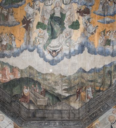 Zdjęcie nr 6: Polichromia ścienna obiegająca całe wnętrze świątyni wraz ze stropem, na ścianach kompozycje dwustrefowe. Strefy odgraniczone malowanym, profilowanym szarym cokołem z konsolami oraz umieszczonymi między nimi napisami. Na osi konsol, w drugiej strefie kolumny oddzielające poszczególne sceny. Kolumny ustawione na złoconych bazach, trzony malowane na czerwono, kapitele stylizowane na korynckie. Podpory podtrzymują malowany szary fryz zdobiony maskami, uskrzydlonymi główkami anielskimi oraz liśćmi wawrzynu.

Ściana północna nawy
W dolnej strefie znajduje się przedstawienie, tzw. Sąd Krwi, odbywający się w pałacu Kajfasza. Pośrodku sceny stoi Kajfasz na podwyższeniu ubrany w strój kapłana żydowskiego, na tle czarnej kotary. U góry napis cześciowo nieczytelny: „SAIPHAS / PONTIFEX / (?) OMNES QVID VELATIS PRAESTAT MNV(?) MORI QVAM / (?) VNIVE SV(?) POPULV (?) DE (?)RE”. Po prawej stronie kompozycji siedzi na kamiennym podeście Chrystus zwrócony trzy czwarte w prawo. Ubrany jest w czerwoną suknię, na głowie ma założoną koronę cierniową, a wokół niej kolisty nimb. Po obu stronach Kajfasza znajdują się liczni członkowie Sanhedrynu, którzy trzymają w dłoniach zwoje z ich imionami oraz orzeczeniami winy, część z nich jest nieczytelna: „INCOGNITA CAV/SA MORTI OBU(?)/EN BVS”, „(?) / ROGAT / NOR(?)M (?) / HIC (?)OMC PE(?)A /VIT”, „PAD / (?)EDV(?) / (?)T / (?)N”, „(?)SMO(?) / (?)HIN (?)”, „RIPHA(?) / LEX IN (?)”, „QRAM / QVARE SINE/MVS VIRVM / (?) QVIA / IVSTVS EST / MORTE DAM(?)”, „EM / IVSTVS / MAXIME QVV / POPVLVM SV(?) / CONCIONIRVS / (?)IONEM / (?)ONC(?)”, „NECODE / (?)CEM ACC(?) / PVLV SEDVCD / MORTE DIGNUS(?) /EST”, „(?)TRIE / (?)NITIE”, „MES / SI(?)VSTVS / EST CONVER / (?)AMVR ADI/(?)VM SINE / (?)VST (?)”, „SAMEOH / SI NEC IV/STVS EST NEC / INIVSTVS Q (?)/TAMEN MO(?)/MVR: C(?) / NON CI (?) /MORTE / EL EXILI / O IPSV / DAMNA/MVS”. Ponadto zachowane pojedyncze litery w dolnej części sceny oraz fragmenty długiego napisu po prawej u góry: „(?) CRV(?) (…) NOS / ET SVP(?)R FILIOS”. W górnej strefie od lewej strony pierwsza kwatera nieczytelna. W drugiej znajduje się scena ukazująca Chrystusa Zmartwychwstałego odwiedzającego Matkę Boską. Poniżej w partii cokołu napis: „T(?) ITA EVIT SVBIIT TAMEN A SPERA MORIS / N(?)LA SED STRATA MORTE RESVRGIT”. W drugiej kwaterze Pokłon Trzech Króli, opatrzony napisem: „CURVATO REGES VENER NTVR POPLITE REGEM / REGYM. NEC MIRUMOIVS DOCET OFFICIVM”. W ostatniej scena ukazująca Boże Narodzenie z podpisem: „VIRGO (?)NTIVSI(?)E P(?)VOD DINERAT ANTE / JAM(?) NIS PALPAS UPERE NVI S. ANAS”.

Ściana łuku arkady tęczowej
Po stronie północnej – dolna strefa nieczytelna, w górnej przedstawienie św. Jerzego na koniu walczącego ze smokiem. Po stronie południowej arkady tęczowej w górnej strefie św. Marcin ucinający połę swojego płaszcza dla żebraka. 

Prezbiterium
Na ścianie północnej lewa strona strefy dolnej niezachowana, dalej drzwi do zakrystii flankowane parą kolumn o czarnych trzonach i korynckich kapitelach. W nadprożu scena ukazująca Chrystusa Zmartwychwstałego Triumfującego, który jedzie na zaprzężonym w trzy baranki powozie. Na tyle pojazdu leżą narzędzia Męki Pańskiej. W prawym górnym narożu sceny napis: „IESVS TRIVMPHANS”. Kolejna scena przedstawia dwie święte niewiasty oraz ucztę. Scena w najnowszej literaturze interpretowana jest jako usługiwanie św. Elżbiety ubogim i chorym. W górnej strefie od lewej strony zostały ukazane następujące przedstawienia i podpisy: Nawiedzenie Najświętszej Marii Panny opisane słowami: „VISITAT ELEGTA IN GENITRICEM VIRCO TONANTIS / MA(?) (?)OMINIS PVRI VERA PARENS OVE DEI”. Kolejna scena przedstawia Zwiastowanie Najświętszej Marii Pannie: „TER QVE QVATER Q3 BEATA, ES VIRGO TE FORE MATRE / ANGELVS A CAELO DETONAT ORE DEI”. Następna kwatera ukazuje Matkę Boską Niepokalanie Poczętą. Po jej bokach znajdują się dwa anioły unoszące białe banderole z napisami: „FIA(?)MINA PLVENS CAELLS EST SVME GRATIA REGIS / A TE QVA RERIT VIRGO SIGMA (?)” oraz „CVMBA NATAT SVPIRI MARE. SED NON FLVC T. FRGO / MVNDANI FLCTIS NON TIM(?)”. W narożach symbole Litanii Loretańskiej w medalionach opisane kolejno słowami: „PER HAEC PRAESERVOR”, „FLVCTVS NON VEREOR”, „EXSPINIS SINE SPINIS ORIOR” oraz „(?)AVDOR NOCTI / LVCI APERIOR”. Poniżej sceny słabo czytelny napis: „INSIDIABARIS MALEDICTE VENENIGER ANGVIS / HV(?) (?)ENERI FAVCIBVS I GNIVS ME / (?) MVLIEREM DIRE (?)RANE / (?)PSE KIECAEM”. Poniżej przedstawienia, w partii cokołu napis: „ECCE ENIM EX HOC BEATAM ME / DICENT OMNES GENERATIONES”. W kolejnej kwaterze św. Elżbieta Węgierska i inskrypcja na cokole: „ARE ODIVA ELIZABETH: NAM TVA CLARENT / RIO MORES NOMINA FACTA POLO”.  Dalej św. Stanisław Biskup: „DIVE STANISLAE HIC MVLT LOCVS AMBIT ET OBTAT / SIS PATER ELIZABETH PATRONA SI(?)”. W części środkowej apsydy dolna cześć niezachowana, w górnej przedstawienie Mojżesza oraz Aarona. Na ścianie południowej prezbiterium w strefie dolnej ukazani kolejno czterej ojcowie Kościoła, opisani: św. Augustyn „S(ANCTVS) AVGVSTINVS”, św. Hieronim „S(ANCTVS) HIER(ONIM)”, św. Grzegorz Wielki „S(ANCTVS) GREGORIVS” oraz św. Ambroży. W strefie górnej, od lewej: św. Jan Kanty. W partii cokołowej napis: „(?) HIC EST quo PATRIARHA ACADEMIA GAVDET / (?)qucm Felic aedicai Astricolam / (?)arior hospes ades Canti no us oris / hic habites oni Alumnus Armans”. W kolejnej kwaterze ukazani są św. Piotr oraz św. Andrzej: „CREDO IN DEVM PATREM OMNIPOTENTE CREATORE CA(?)ETERE ET IN IESVM CHRI/STVM FILIVM (?)VS VNICVM DOMINVM / NOSTRVM”. Następnie św. Bartłomiej i św. Filip: „DESCENDIT AD INFEROS, TERTIA DIE RESVB / REXIT AMORTVIS ASCENDIT, AD CAELOS SEDENT, A DEXTERAM DEI PATRIS OMNI: / POTENTIS”. W ostatniej kwaterze prezbiterium ukazani są św. Tomasz oraz drugi, nierozpoznany apostoł: „CREDO IN SPIRITVM / SANCTVM”.

Ściana północna nawy
Polichromia na ścianie północnej częściowo niezachowana. W dolnej strefie scena ukazująca Modlitwę w Ogrójcu oraz narzędzia Męki Pańskiej: „(?)S SALVATOR / M(?)”. W górnej strefie kolejni dwaj apostołowie: św. Szymon i św. Juda Tadeusz: „SANCTA(?) / MVNION (?)”. Kolejna kwatera nieczytelna.

Balustrada chóru muzycznego
Balustradę chóru muzycznego zdobią alegorie siedmiu grzechów głównych pod postacią kobiet i towarzyszących im atrybutów, pierwsza z lewej Pycha, następna Chciwość, kolejne nieczytelne. Pod chórem muzycznym uskrzydlona główka aniołka nad portalem wejściowym, a po prawej stronie napis: „SPECVLVM / (?) MAI(?) OMNIB(?) VI(?)SIM(?) (?) CADENTI V RESCAT / (?)”.

Strop
Kompozycja stropu podzielona na trzy strefy, dwie duże boczne oraz wąską, środkową. W pierwszej strefie bocznej umieszczona jest rozbudowana kompozycja przedstawiająca Wniebowzięcie Najświętszej Marii Panny. W dolnej strefie pusty grób oraz apostołowie. Matkę Boską otaczają grupy muzykujących aniołów, u góry stoi Chrystus. W strefie środkowej ukazana została Koronacja Matki Boskiej, a w drugiej strefie bocznej Sąd Ostateczny. Partia malowideł na stropie również dookoła opatrzona jest napisami, lecz nieczytelnymi. 
