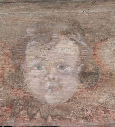 Zdjęcie nr 77: Polichromia ścienna obiegająca całe wnętrze świątyni wraz ze stropem, na ścianach kompozycje dwustrefowe. Strefy odgraniczone malowanym, profilowanym szarym cokołem z konsolami oraz umieszczonymi między nimi napisami. Na osi konsol, w drugiej strefie kolumny oddzielające poszczególne sceny. Kolumny ustawione na złoconych bazach, trzony malowane na czerwono, kapitele stylizowane na korynckie. Podpory podtrzymują malowany szary fryz zdobiony maskami, uskrzydlonymi główkami anielskimi oraz liśćmi wawrzynu.

Ściana północna nawy
W dolnej strefie znajduje się przedstawienie, tzw. Sąd Krwi, odbywający się w pałacu Kajfasza. Pośrodku sceny stoi Kajfasz na podwyższeniu ubrany w strój kapłana żydowskiego, na tle czarnej kotary. U góry napis cześciowo nieczytelny: „SAIPHAS / PONTIFEX / (?) OMNES QVID VELATIS PRAESTAT MNV(?) MORI QVAM / (?) VNIVE SV(?) POPULV (?) DE (?)RE”. Po prawej stronie kompozycji siedzi na kamiennym podeście Chrystus zwrócony trzy czwarte w prawo. Ubrany jest w czerwoną suknię, na głowie ma założoną koronę cierniową, a wokół niej kolisty nimb. Po obu stronach Kajfasza znajdują się liczni członkowie Sanhedrynu, którzy trzymają w dłoniach zwoje z ich imionami oraz orzeczeniami winy, część z nich jest nieczytelna: „INCOGNITA CAV/SA MORTI OBU(?)/EN BVS”, „(?) / ROGAT / NOR(?)M (?) / HIC (?)OMC PE(?)A /VIT”, „PAD / (?)EDV(?) / (?)T / (?)N”, „(?)SMO(?) / (?)HIN (?)”, „RIPHA(?) / LEX IN (?)”, „QRAM / QVARE SINE/MVS VIRVM / (?) QVIA / IVSTVS EST / MORTE DAM(?)”, „EM / IVSTVS / MAXIME QVV / POPVLVM SV(?) / CONCIONIRVS / (?)IONEM / (?)ONC(?)”, „NECODE / (?)CEM ACC(?) / PVLV SEDVCD / MORTE DIGNUS(?) /EST”, „(?)TRIE / (?)NITIE”, „MES / SI(?)VSTVS / EST CONVER / (?)AMVR ADI/(?)VM SINE / (?)VST (?)”, „SAMEOH / SI NEC IV/STVS EST NEC / INIVSTVS Q (?)/TAMEN MO(?)/MVR: C(?) / NON CI (?) /MORTE / EL EXILI / O IPSV / DAMNA/MVS”. Ponadto zachowane pojedyncze litery w dolnej części sceny oraz fragmenty długiego napisu po prawej u góry: „(?) CRV(?) (…) NOS / ET SVP(?)R FILIOS”. W górnej strefie od lewej strony pierwsza kwatera nieczytelna. W drugiej znajduje się scena ukazująca Chrystusa Zmartwychwstałego odwiedzającego Matkę Boską. Poniżej w partii cokołu napis: „T(?) ITA EVIT SVBIIT TAMEN A SPERA MORIS / N(?)LA SED STRATA MORTE RESVRGIT”. W drugiej kwaterze Pokłon Trzech Króli, opatrzony napisem: „CURVATO REGES VENER NTVR POPLITE REGEM / REGYM. NEC MIRUMOIVS DOCET OFFICIVM”. W ostatniej scena ukazująca Boże Narodzenie z podpisem: „VIRGO (?)NTIVSI(?)E P(?)VOD DINERAT ANTE / JAM(?) NIS PALPAS UPERE NVI S. ANAS”.

Ściana łuku arkady tęczowej
Po stronie północnej – dolna strefa nieczytelna, w górnej przedstawienie św. Jerzego na koniu walczącego ze smokiem. Po stronie południowej arkady tęczowej w górnej strefie św. Marcin ucinający połę swojego płaszcza dla żebraka. 

Prezbiterium
Na ścianie północnej lewa strona strefy dolnej niezachowana, dalej drzwi do zakrystii flankowane parą kolumn o czarnych trzonach i korynckich kapitelach. W nadprożu scena ukazująca Chrystusa Zmartwychwstałego Triumfującego, który jedzie na zaprzężonym w trzy baranki powozie. Na tyle pojazdu leżą narzędzia Męki Pańskiej. W prawym górnym narożu sceny napis: „IESVS TRIVMPHANS”. Kolejna scena przedstawia dwie święte niewiasty oraz ucztę. Scena w najnowszej literaturze interpretowana jest jako usługiwanie św. Elżbiety ubogim i chorym. W górnej strefie od lewej strony zostały ukazane następujące przedstawienia i podpisy: Nawiedzenie Najświętszej Marii Panny opisane słowami: „VISITAT ELEGTA IN GENITRICEM VIRCO TONANTIS / MA(?) (?)OMINIS PVRI VERA PARENS OVE DEI”. Kolejna scena przedstawia Zwiastowanie Najświętszej Marii Pannie: „TER QVE QVATER Q3 BEATA, ES VIRGO TE FORE MATRE / ANGELVS A CAELO DETONAT ORE DEI”. Następna kwatera ukazuje Matkę Boską Niepokalanie Poczętą. Po jej bokach znajdują się dwa anioły unoszące białe banderole z napisami: „FIA(?)MINA PLVENS CAELLS EST SVME GRATIA REGIS / A TE QVA RERIT VIRGO SIGMA (?)” oraz „CVMBA NATAT SVPIRI MARE. SED NON FLVC T. FRGO / MVNDANI FLCTIS NON TIM(?)”. W narożach symbole Litanii Loretańskiej w medalionach opisane kolejno słowami: „PER HAEC PRAESERVOR”, „FLVCTVS NON VEREOR”, „EXSPINIS SINE SPINIS ORIOR” oraz „(?)AVDOR NOCTI / LVCI APERIOR”. Poniżej sceny słabo czytelny napis: „INSIDIABARIS MALEDICTE VENENIGER ANGVIS / HV(?) (?)ENERI FAVCIBVS I GNIVS ME / (?) MVLIEREM DIRE (?)RANE / (?)PSE KIECAEM”. Poniżej przedstawienia, w partii cokołu napis: „ECCE ENIM EX HOC BEATAM ME / DICENT OMNES GENERATIONES”. W kolejnej kwaterze św. Elżbieta Węgierska i inskrypcja na cokole: „ARE ODIVA ELIZABETH: NAM TVA CLARENT / RIO MORES NOMINA FACTA POLO”.  Dalej św. Stanisław Biskup: „DIVE STANISLAE HIC MVLT LOCVS AMBIT ET OBTAT / SIS PATER ELIZABETH PATRONA SI(?)”. W części środkowej apsydy dolna cześć niezachowana, w górnej przedstawienie Mojżesza oraz Aarona. Na ścianie południowej prezbiterium w strefie dolnej ukazani kolejno czterej ojcowie Kościoła, opisani: św. Augustyn „S(ANCTVS) AVGVSTINVS”, św. Hieronim „S(ANCTVS) HIER(ONIM)”, św. Grzegorz Wielki „S(ANCTVS) GREGORIVS” oraz św. Ambroży. W strefie górnej, od lewej: św. Jan Kanty. W partii cokołowej napis: „(?) HIC EST quo PATRIARHA ACADEMIA GAVDET / (?)qucm Felic aedicai Astricolam / (?)arior hospes ades Canti no us oris / hic habites oni Alumnus Armans”. W kolejnej kwaterze ukazani są św. Piotr oraz św. Andrzej: „CREDO IN DEVM PATREM OMNIPOTENTE CREATORE CA(?)ETERE ET IN IESVM CHRI/STVM FILIVM (?)VS VNICVM DOMINVM / NOSTRVM”. Następnie św. Bartłomiej i św. Filip: „DESCENDIT AD INFEROS, TERTIA DIE RESVB / REXIT AMORTVIS ASCENDIT, AD CAELOS SEDENT, A DEXTERAM DEI PATRIS OMNI: / POTENTIS”. W ostatniej kwaterze prezbiterium ukazani są św. Tomasz oraz drugi, nierozpoznany apostoł: „CREDO IN SPIRITVM / SANCTVM”.

Ściana północna nawy
Polichromia na ścianie północnej częściowo niezachowana. W dolnej strefie scena ukazująca Modlitwę w Ogrójcu oraz narzędzia Męki Pańskiej: „(?)S SALVATOR / M(?)”. W górnej strefie kolejni dwaj apostołowie: św. Szymon i św. Juda Tadeusz: „SANCTA(?) / MVNION (?)”. Kolejna kwatera nieczytelna.

Balustrada chóru muzycznego
Balustradę chóru muzycznego zdobią alegorie siedmiu grzechów głównych pod postacią kobiet i towarzyszących im atrybutów, pierwsza z lewej Pycha, następna Chciwość, kolejne nieczytelne. Pod chórem muzycznym uskrzydlona główka aniołka nad portalem wejściowym, a po prawej stronie napis: „SPECVLVM / (?) MAI(?) OMNIB(?) VI(?)SIM(?) (?) CADENTI V RESCAT / (?)”.

Strop
Kompozycja stropu podzielona na trzy strefy, dwie duże boczne oraz wąską, środkową. W pierwszej strefie bocznej umieszczona jest rozbudowana kompozycja przedstawiająca Wniebowzięcie Najświętszej Marii Panny. W dolnej strefie pusty grób oraz apostołowie. Matkę Boską otaczają grupy muzykujących aniołów, u góry stoi Chrystus. W strefie środkowej ukazana została Koronacja Matki Boskiej, a w drugiej strefie bocznej Sąd Ostateczny. Partia malowideł na stropie również dookoła opatrzona jest napisami, lecz nieczytelnymi. 
