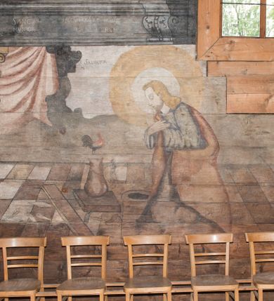 Zdjęcie nr 76: Polichromia ścienna obiegająca całe wnętrze świątyni wraz ze stropem, na ścianach kompozycje dwustrefowe. Strefy odgraniczone malowanym, profilowanym szarym cokołem z konsolami oraz umieszczonymi między nimi napisami. Na osi konsol, w drugiej strefie kolumny oddzielające poszczególne sceny. Kolumny ustawione na złoconych bazach, trzony malowane na czerwono, kapitele stylizowane na korynckie. Podpory podtrzymują malowany szary fryz zdobiony maskami, uskrzydlonymi główkami anielskimi oraz liśćmi wawrzynu.

Ściana północna nawy
W dolnej strefie znajduje się przedstawienie, tzw. Sąd Krwi, odbywający się w pałacu Kajfasza. Pośrodku sceny stoi Kajfasz na podwyższeniu ubrany w strój kapłana żydowskiego, na tle czarnej kotary. U góry napis cześciowo nieczytelny: „SAIPHAS / PONTIFEX / (?) OMNES QVID VELATIS PRAESTAT MNV(?) MORI QVAM / (?) VNIVE SV(?) POPULV (?) DE (?)RE”. Po prawej stronie kompozycji siedzi na kamiennym podeście Chrystus zwrócony trzy czwarte w prawo. Ubrany jest w czerwoną suknię, na głowie ma założoną koronę cierniową, a wokół niej kolisty nimb. Po obu stronach Kajfasza znajdują się liczni członkowie Sanhedrynu, którzy trzymają w dłoniach zwoje z ich imionami oraz orzeczeniami winy, część z nich jest nieczytelna: „INCOGNITA CAV/SA MORTI OBU(?)/EN BVS”, „(?) / ROGAT / NOR(?)M (?) / HIC (?)OMC PE(?)A /VIT”, „PAD / (?)EDV(?) / (?)T / (?)N”, „(?)SMO(?) / (?)HIN (?)”, „RIPHA(?) / LEX IN (?)”, „QRAM / QVARE SINE/MVS VIRVM / (?) QVIA / IVSTVS EST / MORTE DAM(?)”, „EM / IVSTVS / MAXIME QVV / POPVLVM SV(?) / CONCIONIRVS / (?)IONEM / (?)ONC(?)”, „NECODE / (?)CEM ACC(?) / PVLV SEDVCD / MORTE DIGNUS(?) /EST”, „(?)TRIE / (?)NITIE”, „MES / SI(?)VSTVS / EST CONVER / (?)AMVR ADI/(?)VM SINE / (?)VST (?)”, „SAMEOH / SI NEC IV/STVS EST NEC / INIVSTVS Q (?)/TAMEN MO(?)/MVR: C(?) / NON CI (?) /MORTE / EL EXILI / O IPSV / DAMNA/MVS”. Ponadto zachowane pojedyncze litery w dolnej części sceny oraz fragmenty długiego napisu po prawej u góry: „(?) CRV(?) (…) NOS / ET SVP(?)R FILIOS”. W górnej strefie od lewej strony pierwsza kwatera nieczytelna. W drugiej znajduje się scena ukazująca Chrystusa Zmartwychwstałego odwiedzającego Matkę Boską. Poniżej w partii cokołu napis: „T(?) ITA EVIT SVBIIT TAMEN A SPERA MORIS / N(?)LA SED STRATA MORTE RESVRGIT”. W drugiej kwaterze Pokłon Trzech Króli, opatrzony napisem: „CURVATO REGES VENER NTVR POPLITE REGEM / REGYM. NEC MIRUMOIVS DOCET OFFICIVM”. W ostatniej scena ukazująca Boże Narodzenie z podpisem: „VIRGO (?)NTIVSI(?)E P(?)VOD DINERAT ANTE / JAM(?) NIS PALPAS UPERE NVI S. ANAS”.

Ściana łuku arkady tęczowej
Po stronie północnej – dolna strefa nieczytelna, w górnej przedstawienie św. Jerzego na koniu walczącego ze smokiem. Po stronie południowej arkady tęczowej w górnej strefie św. Marcin ucinający połę swojego płaszcza dla żebraka. 

Prezbiterium
Na ścianie północnej lewa strona strefy dolnej niezachowana, dalej drzwi do zakrystii flankowane parą kolumn o czarnych trzonach i korynckich kapitelach. W nadprożu scena ukazująca Chrystusa Zmartwychwstałego Triumfującego, który jedzie na zaprzężonym w trzy baranki powozie. Na tyle pojazdu leżą narzędzia Męki Pańskiej. W prawym górnym narożu sceny napis: „IESVS TRIVMPHANS”. Kolejna scena przedstawia dwie święte niewiasty oraz ucztę. Scena w najnowszej literaturze interpretowana jest jako usługiwanie św. Elżbiety ubogim i chorym. W górnej strefie od lewej strony zostały ukazane następujące przedstawienia i podpisy: Nawiedzenie Najświętszej Marii Panny opisane słowami: „VISITAT ELEGTA IN GENITRICEM VIRCO TONANTIS / MA(?) (?)OMINIS PVRI VERA PARENS OVE DEI”. Kolejna scena przedstawia Zwiastowanie Najświętszej Marii Pannie: „TER QVE QVATER Q3 BEATA, ES VIRGO TE FORE MATRE / ANGELVS A CAELO DETONAT ORE DEI”. Następna kwatera ukazuje Matkę Boską Niepokalanie Poczętą. Po jej bokach znajdują się dwa anioły unoszące białe banderole z napisami: „FIA(?)MINA PLVENS CAELLS EST SVME GRATIA REGIS / A TE QVA RERIT VIRGO SIGMA (?)” oraz „CVMBA NATAT SVPIRI MARE. SED NON FLVC T. FRGO / MVNDANI FLCTIS NON TIM(?)”. W narożach symbole Litanii Loretańskiej w medalionach opisane kolejno słowami: „PER HAEC PRAESERVOR”, „FLVCTVS NON VEREOR”, „EXSPINIS SINE SPINIS ORIOR” oraz „(?)AVDOR NOCTI / LVCI APERIOR”. Poniżej sceny słabo czytelny napis: „INSIDIABARIS MALEDICTE VENENIGER ANGVIS / HV(?) (?)ENERI FAVCIBVS I GNIVS ME / (?) MVLIEREM DIRE (?)RANE / (?)PSE KIECAEM”. Poniżej przedstawienia, w partii cokołu napis: „ECCE ENIM EX HOC BEATAM ME / DICENT OMNES GENERATIONES”. W kolejnej kwaterze św. Elżbieta Węgierska i inskrypcja na cokole: „ARE ODIVA ELIZABETH: NAM TVA CLARENT / RIO MORES NOMINA FACTA POLO”.  Dalej św. Stanisław Biskup: „DIVE STANISLAE HIC MVLT LOCVS AMBIT ET OBTAT / SIS PATER ELIZABETH PATRONA SI(?)”. W części środkowej apsydy dolna cześć niezachowana, w górnej przedstawienie Mojżesza oraz Aarona. Na ścianie południowej prezbiterium w strefie dolnej ukazani kolejno czterej ojcowie Kościoła, opisani: św. Augustyn „S(ANCTVS) AVGVSTINVS”, św. Hieronim „S(ANCTVS) HIER(ONIM)”, św. Grzegorz Wielki „S(ANCTVS) GREGORIVS” oraz św. Ambroży. W strefie górnej, od lewej: św. Jan Kanty. W partii cokołowej napis: „(?) HIC EST quo PATRIARHA ACADEMIA GAVDET / (?)qucm Felic aedicai Astricolam / (?)arior hospes ades Canti no us oris / hic habites oni Alumnus Armans”. W kolejnej kwaterze ukazani są św. Piotr oraz św. Andrzej: „CREDO IN DEVM PATREM OMNIPOTENTE CREATORE CA(?)ETERE ET IN IESVM CHRI/STVM FILIVM (?)VS VNICVM DOMINVM / NOSTRVM”. Następnie św. Bartłomiej i św. Filip: „DESCENDIT AD INFEROS, TERTIA DIE RESVB / REXIT AMORTVIS ASCENDIT, AD CAELOS SEDENT, A DEXTERAM DEI PATRIS OMNI: / POTENTIS”. W ostatniej kwaterze prezbiterium ukazani są św. Tomasz oraz drugi, nierozpoznany apostoł: „CREDO IN SPIRITVM / SANCTVM”.

Ściana północna nawy
Polichromia na ścianie północnej częściowo niezachowana. W dolnej strefie scena ukazująca Modlitwę w Ogrójcu oraz narzędzia Męki Pańskiej: „(?)S SALVATOR / M(?)”. W górnej strefie kolejni dwaj apostołowie: św. Szymon i św. Juda Tadeusz: „SANCTA(?) / MVNION (?)”. Kolejna kwatera nieczytelna.

Balustrada chóru muzycznego
Balustradę chóru muzycznego zdobią alegorie siedmiu grzechów głównych pod postacią kobiet i towarzyszących im atrybutów, pierwsza z lewej Pycha, następna Chciwość, kolejne nieczytelne. Pod chórem muzycznym uskrzydlona główka aniołka nad portalem wejściowym, a po prawej stronie napis: „SPECVLVM / (?) MAI(?) OMNIB(?) VI(?)SIM(?) (?) CADENTI V RESCAT / (?)”.

Strop
Kompozycja stropu podzielona na trzy strefy, dwie duże boczne oraz wąską, środkową. W pierwszej strefie bocznej umieszczona jest rozbudowana kompozycja przedstawiająca Wniebowzięcie Najświętszej Marii Panny. W dolnej strefie pusty grób oraz apostołowie. Matkę Boską otaczają grupy muzykujących aniołów, u góry stoi Chrystus. W strefie środkowej ukazana została Koronacja Matki Boskiej, a w drugiej strefie bocznej Sąd Ostateczny. Partia malowideł na stropie również dookoła opatrzona jest napisami, lecz nieczytelnymi. 
