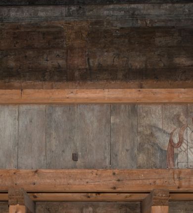 Zdjęcie nr 73: Polichromia ścienna obiegająca całe wnętrze świątyni wraz ze stropem, na ścianach kompozycje dwustrefowe. Strefy odgraniczone malowanym, profilowanym szarym cokołem z konsolami oraz umieszczonymi między nimi napisami. Na osi konsol, w drugiej strefie kolumny oddzielające poszczególne sceny. Kolumny ustawione na złoconych bazach, trzony malowane na czerwono, kapitele stylizowane na korynckie. Podpory podtrzymują malowany szary fryz zdobiony maskami, uskrzydlonymi główkami anielskimi oraz liśćmi wawrzynu.

Ściana północna nawy
W dolnej strefie znajduje się przedstawienie, tzw. Sąd Krwi, odbywający się w pałacu Kajfasza. Pośrodku sceny stoi Kajfasz na podwyższeniu ubrany w strój kapłana żydowskiego, na tle czarnej kotary. U góry napis cześciowo nieczytelny: „SAIPHAS / PONTIFEX / (?) OMNES QVID VELATIS PRAESTAT MNV(?) MORI QVAM / (?) VNIVE SV(?) POPULV (?) DE (?)RE”. Po prawej stronie kompozycji siedzi na kamiennym podeście Chrystus zwrócony trzy czwarte w prawo. Ubrany jest w czerwoną suknię, na głowie ma założoną koronę cierniową, a wokół niej kolisty nimb. Po obu stronach Kajfasza znajdują się liczni członkowie Sanhedrynu, którzy trzymają w dłoniach zwoje z ich imionami oraz orzeczeniami winy, część z nich jest nieczytelna: „INCOGNITA CAV/SA MORTI OBU(?)/EN BVS”, „(?) / ROGAT / NOR(?)M (?) / HIC (?)OMC PE(?)A /VIT”, „PAD / (?)EDV(?) / (?)T / (?)N”, „(?)SMO(?) / (?)HIN (?)”, „RIPHA(?) / LEX IN (?)”, „QRAM / QVARE SINE/MVS VIRVM / (?) QVIA / IVSTVS EST / MORTE DAM(?)”, „EM / IVSTVS / MAXIME QVV / POPVLVM SV(?) / CONCIONIRVS / (?)IONEM / (?)ONC(?)”, „NECODE / (?)CEM ACC(?) / PVLV SEDVCD / MORTE DIGNUS(?) /EST”, „(?)TRIE / (?)NITIE”, „MES / SI(?)VSTVS / EST CONVER / (?)AMVR ADI/(?)VM SINE / (?)VST (?)”, „SAMEOH / SI NEC IV/STVS EST NEC / INIVSTVS Q (?)/TAMEN MO(?)/MVR: C(?) / NON CI (?) /MORTE / EL EXILI / O IPSV / DAMNA/MVS”. Ponadto zachowane pojedyncze litery w dolnej części sceny oraz fragmenty długiego napisu po prawej u góry: „(?) CRV(?) (…) NOS / ET SVP(?)R FILIOS”. W górnej strefie od lewej strony pierwsza kwatera nieczytelna. W drugiej znajduje się scena ukazująca Chrystusa Zmartwychwstałego odwiedzającego Matkę Boską. Poniżej w partii cokołu napis: „T(?) ITA EVIT SVBIIT TAMEN A SPERA MORIS / N(?)LA SED STRATA MORTE RESVRGIT”. W drugiej kwaterze Pokłon Trzech Króli, opatrzony napisem: „CURVATO REGES VENER NTVR POPLITE REGEM / REGYM. NEC MIRUMOIVS DOCET OFFICIVM”. W ostatniej scena ukazująca Boże Narodzenie z podpisem: „VIRGO (?)NTIVSI(?)E P(?)VOD DINERAT ANTE / JAM(?) NIS PALPAS UPERE NVI S. ANAS”.

Ściana łuku arkady tęczowej
Po stronie północnej – dolna strefa nieczytelna, w górnej przedstawienie św. Jerzego na koniu walczącego ze smokiem. Po stronie południowej arkady tęczowej w górnej strefie św. Marcin ucinający połę swojego płaszcza dla żebraka. 

Prezbiterium
Na ścianie północnej lewa strona strefy dolnej niezachowana, dalej drzwi do zakrystii flankowane parą kolumn o czarnych trzonach i korynckich kapitelach. W nadprożu scena ukazująca Chrystusa Zmartwychwstałego Triumfującego, który jedzie na zaprzężonym w trzy baranki powozie. Na tyle pojazdu leżą narzędzia Męki Pańskiej. W prawym górnym narożu sceny napis: „IESVS TRIVMPHANS”. Kolejna scena przedstawia dwie święte niewiasty oraz ucztę. Scena w najnowszej literaturze interpretowana jest jako usługiwanie św. Elżbiety ubogim i chorym. W górnej strefie od lewej strony zostały ukazane następujące przedstawienia i podpisy: Nawiedzenie Najświętszej Marii Panny opisane słowami: „VISITAT ELEGTA IN GENITRICEM VIRCO TONANTIS / MA(?) (?)OMINIS PVRI VERA PARENS OVE DEI”. Kolejna scena przedstawia Zwiastowanie Najświętszej Marii Pannie: „TER QVE QVATER Q3 BEATA, ES VIRGO TE FORE MATRE / ANGELVS A CAELO DETONAT ORE DEI”. Następna kwatera ukazuje Matkę Boską Niepokalanie Poczętą. Po jej bokach znajdują się dwa anioły unoszące białe banderole z napisami: „FIA(?)MINA PLVENS CAELLS EST SVME GRATIA REGIS / A TE QVA RERIT VIRGO SIGMA (?)” oraz „CVMBA NATAT SVPIRI MARE. SED NON FLVC T. FRGO / MVNDANI FLCTIS NON TIM(?)”. W narożach symbole Litanii Loretańskiej w medalionach opisane kolejno słowami: „PER HAEC PRAESERVOR”, „FLVCTVS NON VEREOR”, „EXSPINIS SINE SPINIS ORIOR” oraz „(?)AVDOR NOCTI / LVCI APERIOR”. Poniżej sceny słabo czytelny napis: „INSIDIABARIS MALEDICTE VENENIGER ANGVIS / HV(?) (?)ENERI FAVCIBVS I GNIVS ME / (?) MVLIEREM DIRE (?)RANE / (?)PSE KIECAEM”. Poniżej przedstawienia, w partii cokołu napis: „ECCE ENIM EX HOC BEATAM ME / DICENT OMNES GENERATIONES”. W kolejnej kwaterze św. Elżbieta Węgierska i inskrypcja na cokole: „ARE ODIVA ELIZABETH: NAM TVA CLARENT / RIO MORES NOMINA FACTA POLO”.  Dalej św. Stanisław Biskup: „DIVE STANISLAE HIC MVLT LOCVS AMBIT ET OBTAT / SIS PATER ELIZABETH PATRONA SI(?)”. W części środkowej apsydy dolna cześć niezachowana, w górnej przedstawienie Mojżesza oraz Aarona. Na ścianie południowej prezbiterium w strefie dolnej ukazani kolejno czterej ojcowie Kościoła, opisani: św. Augustyn „S(ANCTVS) AVGVSTINVS”, św. Hieronim „S(ANCTVS) HIER(ONIM)”, św. Grzegorz Wielki „S(ANCTVS) GREGORIVS” oraz św. Ambroży. W strefie górnej, od lewej: św. Jan Kanty. W partii cokołowej napis: „(?) HIC EST quo PATRIARHA ACADEMIA GAVDET / (?)qucm Felic aedicai Astricolam / (?)arior hospes ades Canti no us oris / hic habites oni Alumnus Armans”. W kolejnej kwaterze ukazani są św. Piotr oraz św. Andrzej: „CREDO IN DEVM PATREM OMNIPOTENTE CREATORE CA(?)ETERE ET IN IESVM CHRI/STVM FILIVM (?)VS VNICVM DOMINVM / NOSTRVM”. Następnie św. Bartłomiej i św. Filip: „DESCENDIT AD INFEROS, TERTIA DIE RESVB / REXIT AMORTVIS ASCENDIT, AD CAELOS SEDENT, A DEXTERAM DEI PATRIS OMNI: / POTENTIS”. W ostatniej kwaterze prezbiterium ukazani są św. Tomasz oraz drugi, nierozpoznany apostoł: „CREDO IN SPIRITVM / SANCTVM”.

Ściana północna nawy
Polichromia na ścianie północnej częściowo niezachowana. W dolnej strefie scena ukazująca Modlitwę w Ogrójcu oraz narzędzia Męki Pańskiej: „(?)S SALVATOR / M(?)”. W górnej strefie kolejni dwaj apostołowie: św. Szymon i św. Juda Tadeusz: „SANCTA(?) / MVNION (?)”. Kolejna kwatera nieczytelna.

Balustrada chóru muzycznego
Balustradę chóru muzycznego zdobią alegorie siedmiu grzechów głównych pod postacią kobiet i towarzyszących im atrybutów, pierwsza z lewej Pycha, następna Chciwość, kolejne nieczytelne. Pod chórem muzycznym uskrzydlona główka aniołka nad portalem wejściowym, a po prawej stronie napis: „SPECVLVM / (?) MAI(?) OMNIB(?) VI(?)SIM(?) (?) CADENTI V RESCAT / (?)”.

Strop
Kompozycja stropu podzielona na trzy strefy, dwie duże boczne oraz wąską, środkową. W pierwszej strefie bocznej umieszczona jest rozbudowana kompozycja przedstawiająca Wniebowzięcie Najświętszej Marii Panny. W dolnej strefie pusty grób oraz apostołowie. Matkę Boską otaczają grupy muzykujących aniołów, u góry stoi Chrystus. W strefie środkowej ukazana została Koronacja Matki Boskiej, a w drugiej strefie bocznej Sąd Ostateczny. Partia malowideł na stropie również dookoła opatrzona jest napisami, lecz nieczytelnymi. 
