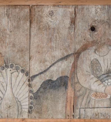 Zdjęcie nr 81: Polichromia ścienna obiegająca całe wnętrze świątyni wraz ze stropem, na ścianach kompozycje dwustrefowe. Strefy odgraniczone malowanym, profilowanym szarym cokołem z konsolami oraz umieszczonymi między nimi napisami. Na osi konsol, w drugiej strefie kolumny oddzielające poszczególne sceny. Kolumny ustawione na złoconych bazach, trzony malowane na czerwono, kapitele stylizowane na korynckie. Podpory podtrzymują malowany szary fryz zdobiony maskami, uskrzydlonymi główkami anielskimi oraz liśćmi wawrzynu.

Ściana północna nawy
W dolnej strefie znajduje się przedstawienie, tzw. Sąd Krwi, odbywający się w pałacu Kajfasza. Pośrodku sceny stoi Kajfasz na podwyższeniu ubrany w strój kapłana żydowskiego, na tle czarnej kotary. U góry napis cześciowo nieczytelny: „SAIPHAS / PONTIFEX / (?) OMNES QVID VELATIS PRAESTAT MNV(?) MORI QVAM / (?) VNIVE SV(?) POPULV (?) DE (?)RE”. Po prawej stronie kompozycji siedzi na kamiennym podeście Chrystus zwrócony trzy czwarte w prawo. Ubrany jest w czerwoną suknię, na głowie ma założoną koronę cierniową, a wokół niej kolisty nimb. Po obu stronach Kajfasza znajdują się liczni członkowie Sanhedrynu, którzy trzymają w dłoniach zwoje z ich imionami oraz orzeczeniami winy, część z nich jest nieczytelna: „INCOGNITA CAV/SA MORTI OBU(?)/EN BVS”, „(?) / ROGAT / NOR(?)M (?) / HIC (?)OMC PE(?)A /VIT”, „PAD / (?)EDV(?) / (?)T / (?)N”, „(?)SMO(?) / (?)HIN (?)”, „RIPHA(?) / LEX IN (?)”, „QRAM / QVARE SINE/MVS VIRVM / (?) QVIA / IVSTVS EST / MORTE DAM(?)”, „EM / IVSTVS / MAXIME QVV / POPVLVM SV(?) / CONCIONIRVS / (?)IONEM / (?)ONC(?)”, „NECODE / (?)CEM ACC(?) / PVLV SEDVCD / MORTE DIGNUS(?) /EST”, „(?)TRIE / (?)NITIE”, „MES / SI(?)VSTVS / EST CONVER / (?)AMVR ADI/(?)VM SINE / (?)VST (?)”, „SAMEOH / SI NEC IV/STVS EST NEC / INIVSTVS Q (?)/TAMEN MO(?)/MVR: C(?) / NON CI (?) /MORTE / EL EXILI / O IPSV / DAMNA/MVS”. Ponadto zachowane pojedyncze litery w dolnej części sceny oraz fragmenty długiego napisu po prawej u góry: „(?) CRV(?) (…) NOS / ET SVP(?)R FILIOS”. W górnej strefie od lewej strony pierwsza kwatera nieczytelna. W drugiej znajduje się scena ukazująca Chrystusa Zmartwychwstałego odwiedzającego Matkę Boską. Poniżej w partii cokołu napis: „T(?) ITA EVIT SVBIIT TAMEN A SPERA MORIS / N(?)LA SED STRATA MORTE RESVRGIT”. W drugiej kwaterze Pokłon Trzech Króli, opatrzony napisem: „CURVATO REGES VENER NTVR POPLITE REGEM / REGYM. NEC MIRUMOIVS DOCET OFFICIVM”. W ostatniej scena ukazująca Boże Narodzenie z podpisem: „VIRGO (?)NTIVSI(?)E P(?)VOD DINERAT ANTE / JAM(?) NIS PALPAS UPERE NVI S. ANAS”.

Ściana łuku arkady tęczowej
Po stronie północnej – dolna strefa nieczytelna, w górnej przedstawienie św. Jerzego na koniu walczącego ze smokiem. Po stronie południowej arkady tęczowej w górnej strefie św. Marcin ucinający połę swojego płaszcza dla żebraka. 

Prezbiterium
Na ścianie północnej lewa strona strefy dolnej niezachowana, dalej drzwi do zakrystii flankowane parą kolumn o czarnych trzonach i korynckich kapitelach. W nadprożu scena ukazująca Chrystusa Zmartwychwstałego Triumfującego, który jedzie na zaprzężonym w trzy baranki powozie. Na tyle pojazdu leżą narzędzia Męki Pańskiej. W prawym górnym narożu sceny napis: „IESVS TRIVMPHANS”. Kolejna scena przedstawia dwie święte niewiasty oraz ucztę. Scena w najnowszej literaturze interpretowana jest jako usługiwanie św. Elżbiety ubogim i chorym. W górnej strefie od lewej strony zostały ukazane następujące przedstawienia i podpisy: Nawiedzenie Najświętszej Marii Panny opisane słowami: „VISITAT ELEGTA IN GENITRICEM VIRCO TONANTIS / MA(?) (?)OMINIS PVRI VERA PARENS OVE DEI”. Kolejna scena przedstawia Zwiastowanie Najświętszej Marii Pannie: „TER QVE QVATER Q3 BEATA, ES VIRGO TE FORE MATRE / ANGELVS A CAELO DETONAT ORE DEI”. Następna kwatera ukazuje Matkę Boską Niepokalanie Poczętą. Po jej bokach znajdują się dwa anioły unoszące białe banderole z napisami: „FIA(?)MINA PLVENS CAELLS EST SVME GRATIA REGIS / A TE QVA RERIT VIRGO SIGMA (?)” oraz „CVMBA NATAT SVPIRI MARE. SED NON FLVC T. FRGO / MVNDANI FLCTIS NON TIM(?)”. W narożach symbole Litanii Loretańskiej w medalionach opisane kolejno słowami: „PER HAEC PRAESERVOR”, „FLVCTVS NON VEREOR”, „EXSPINIS SINE SPINIS ORIOR” oraz „(?)AVDOR NOCTI / LVCI APERIOR”. Poniżej sceny słabo czytelny napis: „INSIDIABARIS MALEDICTE VENENIGER ANGVIS / HV(?) (?)ENERI FAVCIBVS I GNIVS ME / (?) MVLIEREM DIRE (?)RANE / (?)PSE KIECAEM”. Poniżej przedstawienia, w partii cokołu napis: „ECCE ENIM EX HOC BEATAM ME / DICENT OMNES GENERATIONES”. W kolejnej kwaterze św. Elżbieta Węgierska i inskrypcja na cokole: „ARE ODIVA ELIZABETH: NAM TVA CLARENT / RIO MORES NOMINA FACTA POLO”.  Dalej św. Stanisław Biskup: „DIVE STANISLAE HIC MVLT LOCVS AMBIT ET OBTAT / SIS PATER ELIZABETH PATRONA SI(?)”. W części środkowej apsydy dolna cześć niezachowana, w górnej przedstawienie Mojżesza oraz Aarona. Na ścianie południowej prezbiterium w strefie dolnej ukazani kolejno czterej ojcowie Kościoła, opisani: św. Augustyn „S(ANCTVS) AVGVSTINVS”, św. Hieronim „S(ANCTVS) HIER(ONIM)”, św. Grzegorz Wielki „S(ANCTVS) GREGORIVS” oraz św. Ambroży. W strefie górnej, od lewej: św. Jan Kanty. W partii cokołowej napis: „(?) HIC EST quo PATRIARHA ACADEMIA GAVDET / (?)qucm Felic aedicai Astricolam / (?)arior hospes ades Canti no us oris / hic habites oni Alumnus Armans”. W kolejnej kwaterze ukazani są św. Piotr oraz św. Andrzej: „CREDO IN DEVM PATREM OMNIPOTENTE CREATORE CA(?)ETERE ET IN IESVM CHRI/STVM FILIVM (?)VS VNICVM DOMINVM / NOSTRVM”. Następnie św. Bartłomiej i św. Filip: „DESCENDIT AD INFEROS, TERTIA DIE RESVB / REXIT AMORTVIS ASCENDIT, AD CAELOS SEDENT, A DEXTERAM DEI PATRIS OMNI: / POTENTIS”. W ostatniej kwaterze prezbiterium ukazani są św. Tomasz oraz drugi, nierozpoznany apostoł: „CREDO IN SPIRITVM / SANCTVM”.

Ściana północna nawy
Polichromia na ścianie północnej częściowo niezachowana. W dolnej strefie scena ukazująca Modlitwę w Ogrójcu oraz narzędzia Męki Pańskiej: „(?)S SALVATOR / M(?)”. W górnej strefie kolejni dwaj apostołowie: św. Szymon i św. Juda Tadeusz: „SANCTA(?) / MVNION (?)”. Kolejna kwatera nieczytelna.

Balustrada chóru muzycznego
Balustradę chóru muzycznego zdobią alegorie siedmiu grzechów głównych pod postacią kobiet i towarzyszących im atrybutów, pierwsza z lewej Pycha, następna Chciwość, kolejne nieczytelne. Pod chórem muzycznym uskrzydlona główka aniołka nad portalem wejściowym, a po prawej stronie napis: „SPECVLVM / (?) MAI(?) OMNIB(?) VI(?)SIM(?) (?) CADENTI V RESCAT / (?)”.

Strop
Kompozycja stropu podzielona na trzy strefy, dwie duże boczne oraz wąską, środkową. W pierwszej strefie bocznej umieszczona jest rozbudowana kompozycja przedstawiająca Wniebowzięcie Najświętszej Marii Panny. W dolnej strefie pusty grób oraz apostołowie. Matkę Boską otaczają grupy muzykujących aniołów, u góry stoi Chrystus. W strefie środkowej ukazana została Koronacja Matki Boskiej, a w drugiej strefie bocznej Sąd Ostateczny. Partia malowideł na stropie również dookoła opatrzona jest napisami, lecz nieczytelnymi. 
