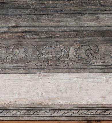 Zdjęcie nr 82: Polichromia ścienna obiegająca całe wnętrze świątyni wraz ze stropem, na ścianach kompozycje dwustrefowe. Strefy odgraniczone malowanym, profilowanym szarym cokołem z konsolami oraz umieszczonymi między nimi napisami. Na osi konsol, w drugiej strefie kolumny oddzielające poszczególne sceny. Kolumny ustawione na złoconych bazach, trzony malowane na czerwono, kapitele stylizowane na korynckie. Podpory podtrzymują malowany szary fryz zdobiony maskami, uskrzydlonymi główkami anielskimi oraz liśćmi wawrzynu.

Ściana północna nawy
W dolnej strefie znajduje się przedstawienie, tzw. Sąd Krwi, odbywający się w pałacu Kajfasza. Pośrodku sceny stoi Kajfasz na podwyższeniu ubrany w strój kapłana żydowskiego, na tle czarnej kotary. U góry napis cześciowo nieczytelny: „SAIPHAS / PONTIFEX / (?) OMNES QVID VELATIS PRAESTAT MNV(?) MORI QVAM / (?) VNIVE SV(?) POPULV (?) DE (?)RE”. Po prawej stronie kompozycji siedzi na kamiennym podeście Chrystus zwrócony trzy czwarte w prawo. Ubrany jest w czerwoną suknię, na głowie ma założoną koronę cierniową, a wokół niej kolisty nimb. Po obu stronach Kajfasza znajdują się liczni członkowie Sanhedrynu, którzy trzymają w dłoniach zwoje z ich imionami oraz orzeczeniami winy, część z nich jest nieczytelna: „INCOGNITA CAV/SA MORTI OBU(?)/EN BVS”, „(?) / ROGAT / NOR(?)M (?) / HIC (?)OMC PE(?)A /VIT”, „PAD / (?)EDV(?) / (?)T / (?)N”, „(?)SMO(?) / (?)HIN (?)”, „RIPHA(?) / LEX IN (?)”, „QRAM / QVARE SINE/MVS VIRVM / (?) QVIA / IVSTVS EST / MORTE DAM(?)”, „EM / IVSTVS / MAXIME QVV / POPVLVM SV(?) / CONCIONIRVS / (?)IONEM / (?)ONC(?)”, „NECODE / (?)CEM ACC(?) / PVLV SEDVCD / MORTE DIGNUS(?) /EST”, „(?)TRIE / (?)NITIE”, „MES / SI(?)VSTVS / EST CONVER / (?)AMVR ADI/(?)VM SINE / (?)VST (?)”, „SAMEOH / SI NEC IV/STVS EST NEC / INIVSTVS Q (?)/TAMEN MO(?)/MVR: C(?) / NON CI (?) /MORTE / EL EXILI / O IPSV / DAMNA/MVS”. Ponadto zachowane pojedyncze litery w dolnej części sceny oraz fragmenty długiego napisu po prawej u góry: „(?) CRV(?) (…) NOS / ET SVP(?)R FILIOS”. W górnej strefie od lewej strony pierwsza kwatera nieczytelna. W drugiej znajduje się scena ukazująca Chrystusa Zmartwychwstałego odwiedzającego Matkę Boską. Poniżej w partii cokołu napis: „T(?) ITA EVIT SVBIIT TAMEN A SPERA MORIS / N(?)LA SED STRATA MORTE RESVRGIT”. W drugiej kwaterze Pokłon Trzech Króli, opatrzony napisem: „CURVATO REGES VENER NTVR POPLITE REGEM / REGYM. NEC MIRUMOIVS DOCET OFFICIVM”. W ostatniej scena ukazująca Boże Narodzenie z podpisem: „VIRGO (?)NTIVSI(?)E P(?)VOD DINERAT ANTE / JAM(?) NIS PALPAS UPERE NVI S. ANAS”.

Ściana łuku arkady tęczowej
Po stronie północnej – dolna strefa nieczytelna, w górnej przedstawienie św. Jerzego na koniu walczącego ze smokiem. Po stronie południowej arkady tęczowej w górnej strefie św. Marcin ucinający połę swojego płaszcza dla żebraka. 

Prezbiterium
Na ścianie północnej lewa strona strefy dolnej niezachowana, dalej drzwi do zakrystii flankowane parą kolumn o czarnych trzonach i korynckich kapitelach. W nadprożu scena ukazująca Chrystusa Zmartwychwstałego Triumfującego, który jedzie na zaprzężonym w trzy baranki powozie. Na tyle pojazdu leżą narzędzia Męki Pańskiej. W prawym górnym narożu sceny napis: „IESVS TRIVMPHANS”. Kolejna scena przedstawia dwie święte niewiasty oraz ucztę. Scena w najnowszej literaturze interpretowana jest jako usługiwanie św. Elżbiety ubogim i chorym. W górnej strefie od lewej strony zostały ukazane następujące przedstawienia i podpisy: Nawiedzenie Najświętszej Marii Panny opisane słowami: „VISITAT ELEGTA IN GENITRICEM VIRCO TONANTIS / MA(?) (?)OMINIS PVRI VERA PARENS OVE DEI”. Kolejna scena przedstawia Zwiastowanie Najświętszej Marii Pannie: „TER QVE QVATER Q3 BEATA, ES VIRGO TE FORE MATRE / ANGELVS A CAELO DETONAT ORE DEI”. Następna kwatera ukazuje Matkę Boską Niepokalanie Poczętą. Po jej bokach znajdują się dwa anioły unoszące białe banderole z napisami: „FIA(?)MINA PLVENS CAELLS EST SVME GRATIA REGIS / A TE QVA RERIT VIRGO SIGMA (?)” oraz „CVMBA NATAT SVPIRI MARE. SED NON FLVC T. FRGO / MVNDANI FLCTIS NON TIM(?)”. W narożach symbole Litanii Loretańskiej w medalionach opisane kolejno słowami: „PER HAEC PRAESERVOR”, „FLVCTVS NON VEREOR”, „EXSPINIS SINE SPINIS ORIOR” oraz „(?)AVDOR NOCTI / LVCI APERIOR”. Poniżej sceny słabo czytelny napis: „INSIDIABARIS MALEDICTE VENENIGER ANGVIS / HV(?) (?)ENERI FAVCIBVS I GNIVS ME / (?) MVLIEREM DIRE (?)RANE / (?)PSE KIECAEM”. Poniżej przedstawienia, w partii cokołu napis: „ECCE ENIM EX HOC BEATAM ME / DICENT OMNES GENERATIONES”. W kolejnej kwaterze św. Elżbieta Węgierska i inskrypcja na cokole: „ARE ODIVA ELIZABETH: NAM TVA CLARENT / RIO MORES NOMINA FACTA POLO”.  Dalej św. Stanisław Biskup: „DIVE STANISLAE HIC MVLT LOCVS AMBIT ET OBTAT / SIS PATER ELIZABETH PATRONA SI(?)”. W części środkowej apsydy dolna cześć niezachowana, w górnej przedstawienie Mojżesza oraz Aarona. Na ścianie południowej prezbiterium w strefie dolnej ukazani kolejno czterej ojcowie Kościoła, opisani: św. Augustyn „S(ANCTVS) AVGVSTINVS”, św. Hieronim „S(ANCTVS) HIER(ONIM)”, św. Grzegorz Wielki „S(ANCTVS) GREGORIVS” oraz św. Ambroży. W strefie górnej, od lewej: św. Jan Kanty. W partii cokołowej napis: „(?) HIC EST quo PATRIARHA ACADEMIA GAVDET / (?)qucm Felic aedicai Astricolam / (?)arior hospes ades Canti no us oris / hic habites oni Alumnus Armans”. W kolejnej kwaterze ukazani są św. Piotr oraz św. Andrzej: „CREDO IN DEVM PATREM OMNIPOTENTE CREATORE CA(?)ETERE ET IN IESVM CHRI/STVM FILIVM (?)VS VNICVM DOMINVM / NOSTRVM”. Następnie św. Bartłomiej i św. Filip: „DESCENDIT AD INFEROS, TERTIA DIE RESVB / REXIT AMORTVIS ASCENDIT, AD CAELOS SEDENT, A DEXTERAM DEI PATRIS OMNI: / POTENTIS”. W ostatniej kwaterze prezbiterium ukazani są św. Tomasz oraz drugi, nierozpoznany apostoł: „CREDO IN SPIRITVM / SANCTVM”.

Ściana północna nawy
Polichromia na ścianie północnej częściowo niezachowana. W dolnej strefie scena ukazująca Modlitwę w Ogrójcu oraz narzędzia Męki Pańskiej: „(?)S SALVATOR / M(?)”. W górnej strefie kolejni dwaj apostołowie: św. Szymon i św. Juda Tadeusz: „SANCTA(?) / MVNION (?)”. Kolejna kwatera nieczytelna.

Balustrada chóru muzycznego
Balustradę chóru muzycznego zdobią alegorie siedmiu grzechów głównych pod postacią kobiet i towarzyszących im atrybutów, pierwsza z lewej Pycha, następna Chciwość, kolejne nieczytelne. Pod chórem muzycznym uskrzydlona główka aniołka nad portalem wejściowym, a po prawej stronie napis: „SPECVLVM / (?) MAI(?) OMNIB(?) VI(?)SIM(?) (?) CADENTI V RESCAT / (?)”.

Strop
Kompozycja stropu podzielona na trzy strefy, dwie duże boczne oraz wąską, środkową. W pierwszej strefie bocznej umieszczona jest rozbudowana kompozycja przedstawiająca Wniebowzięcie Najświętszej Marii Panny. W dolnej strefie pusty grób oraz apostołowie. Matkę Boską otaczają grupy muzykujących aniołów, u góry stoi Chrystus. W strefie środkowej ukazana została Koronacja Matki Boskiej, a w drugiej strefie bocznej Sąd Ostateczny. Partia malowideł na stropie również dookoła opatrzona jest napisami, lecz nieczytelnymi. 
