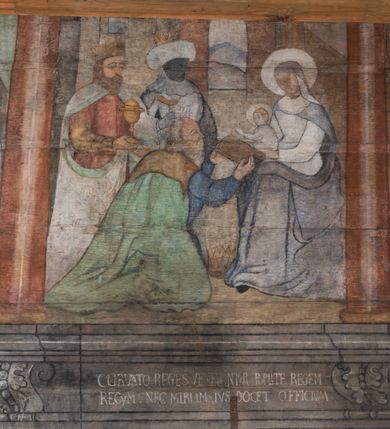 Zdjęcie nr 49: Polichromia ścienna obiegająca całe wnętrze świątyni wraz ze stropem, na ścianach kompozycje dwustrefowe. Strefy odgraniczone malowanym, profilowanym szarym cokołem z konsolami oraz umieszczonymi między nimi napisami. Na osi konsol, w drugiej strefie kolumny oddzielające poszczególne sceny. Kolumny ustawione na złoconych bazach, trzony malowane na czerwono, kapitele stylizowane na korynckie. Podpory podtrzymują malowany szary fryz zdobiony maskami, uskrzydlonymi główkami anielskimi oraz liśćmi wawrzynu.

Ściana północna nawy
W dolnej strefie znajduje się przedstawienie, tzw. Sąd Krwi, odbywający się w pałacu Kajfasza. Pośrodku sceny stoi Kajfasz na podwyższeniu ubrany w strój kapłana żydowskiego, na tle czarnej kotary. U góry napis cześciowo nieczytelny: „SAIPHAS / PONTIFEX / (?) OMNES QVID VELATIS PRAESTAT MNV(?) MORI QVAM / (?) VNIVE SV(?) POPULV (?) DE (?)RE”. Po prawej stronie kompozycji siedzi na kamiennym podeście Chrystus zwrócony trzy czwarte w prawo. Ubrany jest w czerwoną suknię, na głowie ma założoną koronę cierniową, a wokół niej kolisty nimb. Po obu stronach Kajfasza znajdują się liczni członkowie Sanhedrynu, którzy trzymają w dłoniach zwoje z ich imionami oraz orzeczeniami winy, część z nich jest nieczytelna: „INCOGNITA CAV/SA MORTI OBU(?)/EN BVS”, „(?) / ROGAT / NOR(?)M (?) / HIC (?)OMC PE(?)A /VIT”, „PAD / (?)EDV(?) / (?)T / (?)N”, „(?)SMO(?) / (?)HIN (?)”, „RIPHA(?) / LEX IN (?)”, „QRAM / QVARE SINE/MVS VIRVM / (?) QVIA / IVSTVS EST / MORTE DAM(?)”, „EM / IVSTVS / MAXIME QVV / POPVLVM SV(?) / CONCIONIRVS / (?)IONEM / (?)ONC(?)”, „NECODE / (?)CEM ACC(?) / PVLV SEDVCD / MORTE DIGNUS(?) /EST”, „(?)TRIE / (?)NITIE”, „MES / SI(?)VSTVS / EST CONVER / (?)AMVR ADI/(?)VM SINE / (?)VST (?)”, „SAMEOH / SI NEC IV/STVS EST NEC / INIVSTVS Q (?)/TAMEN MO(?)/MVR: C(?) / NON CI (?) /MORTE / EL EXILI / O IPSV / DAMNA/MVS”. Ponadto zachowane pojedyncze litery w dolnej części sceny oraz fragmenty długiego napisu po prawej u góry: „(?) CRV(?) (…) NOS / ET SVP(?)R FILIOS”. W górnej strefie od lewej strony pierwsza kwatera nieczytelna. W drugiej znajduje się scena ukazująca Chrystusa Zmartwychwstałego odwiedzającego Matkę Boską. Poniżej w partii cokołu napis: „T(?) ITA EVIT SVBIIT TAMEN A SPERA MORIS / N(?)LA SED STRATA MORTE RESVRGIT”. W drugiej kwaterze Pokłon Trzech Króli, opatrzony napisem: „CURVATO REGES VENER NTVR POPLITE REGEM / REGYM. NEC MIRUMOIVS DOCET OFFICIVM”. W ostatniej scena ukazująca Boże Narodzenie z podpisem: „VIRGO (?)NTIVSI(?)E P(?)VOD DINERAT ANTE / JAM(?) NIS PALPAS UPERE NVI S. ANAS”.

Ściana łuku arkady tęczowej
Po stronie północnej – dolna strefa nieczytelna, w górnej przedstawienie św. Jerzego na koniu walczącego ze smokiem. Po stronie południowej arkady tęczowej w górnej strefie św. Marcin ucinający połę swojego płaszcza dla żebraka. 

Prezbiterium
Na ścianie północnej lewa strona strefy dolnej niezachowana, dalej drzwi do zakrystii flankowane parą kolumn o czarnych trzonach i korynckich kapitelach. W nadprożu scena ukazująca Chrystusa Zmartwychwstałego Triumfującego, który jedzie na zaprzężonym w trzy baranki powozie. Na tyle pojazdu leżą narzędzia Męki Pańskiej. W prawym górnym narożu sceny napis: „IESVS TRIVMPHANS”. Kolejna scena przedstawia dwie święte niewiasty oraz ucztę. Scena w najnowszej literaturze interpretowana jest jako usługiwanie św. Elżbiety ubogim i chorym. W górnej strefie od lewej strony zostały ukazane następujące przedstawienia i podpisy: Nawiedzenie Najświętszej Marii Panny opisane słowami: „VISITAT ELEGTA IN GENITRICEM VIRCO TONANTIS / MA(?) (?)OMINIS PVRI VERA PARENS OVE DEI”. Kolejna scena przedstawia Zwiastowanie Najświętszej Marii Pannie: „TER QVE QVATER Q3 BEATA, ES VIRGO TE FORE MATRE / ANGELVS A CAELO DETONAT ORE DEI”. Następna kwatera ukazuje Matkę Boską Niepokalanie Poczętą. Po jej bokach znajdują się dwa anioły unoszące białe banderole z napisami: „FIA(?)MINA PLVENS CAELLS EST SVME GRATIA REGIS / A TE QVA RERIT VIRGO SIGMA (?)” oraz „CVMBA NATAT SVPIRI MARE. SED NON FLVC T. FRGO / MVNDANI FLCTIS NON TIM(?)”. W narożach symbole Litanii Loretańskiej w medalionach opisane kolejno słowami: „PER HAEC PRAESERVOR”, „FLVCTVS NON VEREOR”, „EXSPINIS SINE SPINIS ORIOR” oraz „(?)AVDOR NOCTI / LVCI APERIOR”. Poniżej sceny słabo czytelny napis: „INSIDIABARIS MALEDICTE VENENIGER ANGVIS / HV(?) (?)ENERI FAVCIBVS I GNIVS ME / (?) MVLIEREM DIRE (?)RANE / (?)PSE KIECAEM”. Poniżej przedstawienia, w partii cokołu napis: „ECCE ENIM EX HOC BEATAM ME / DICENT OMNES GENERATIONES”. W kolejnej kwaterze św. Elżbieta Węgierska i inskrypcja na cokole: „ARE ODIVA ELIZABETH: NAM TVA CLARENT / RIO MORES NOMINA FACTA POLO”.  Dalej św. Stanisław Biskup: „DIVE STANISLAE HIC MVLT LOCVS AMBIT ET OBTAT / SIS PATER ELIZABETH PATRONA SI(?)”. W części środkowej apsydy dolna cześć niezachowana, w górnej przedstawienie Mojżesza oraz Aarona. Na ścianie południowej prezbiterium w strefie dolnej ukazani kolejno czterej ojcowie Kościoła, opisani: św. Augustyn „S(ANCTVS) AVGVSTINVS”, św. Hieronim „S(ANCTVS) HIER(ONIM)”, św. Grzegorz Wielki „S(ANCTVS) GREGORIVS” oraz św. Ambroży. W strefie górnej, od lewej: św. Jan Kanty. W partii cokołowej napis: „(?) HIC EST quo PATRIARHA ACADEMIA GAVDET / (?)qucm Felic aedicai Astricolam / (?)arior hospes ades Canti no us oris / hic habites oni Alumnus Armans”. W kolejnej kwaterze ukazani są św. Piotr oraz św. Andrzej: „CREDO IN DEVM PATREM OMNIPOTENTE CREATORE CA(?)ETERE ET IN IESVM CHRI/STVM FILIVM (?)VS VNICVM DOMINVM / NOSTRVM”. Następnie św. Bartłomiej i św. Filip: „DESCENDIT AD INFEROS, TERTIA DIE RESVB / REXIT AMORTVIS ASCENDIT, AD CAELOS SEDENT, A DEXTERAM DEI PATRIS OMNI: / POTENTIS”. W ostatniej kwaterze prezbiterium ukazani są św. Tomasz oraz drugi, nierozpoznany apostoł: „CREDO IN SPIRITVM / SANCTVM”.

Ściana północna nawy
Polichromia na ścianie północnej częściowo niezachowana. W dolnej strefie scena ukazująca Modlitwę w Ogrójcu oraz narzędzia Męki Pańskiej: „(?)S SALVATOR / M(?)”. W górnej strefie kolejni dwaj apostołowie: św. Szymon i św. Juda Tadeusz: „SANCTA(?) / MVNION (?)”. Kolejna kwatera nieczytelna.

Balustrada chóru muzycznego
Balustradę chóru muzycznego zdobią alegorie siedmiu grzechów głównych pod postacią kobiet i towarzyszących im atrybutów, pierwsza z lewej Pycha, następna Chciwość, kolejne nieczytelne. Pod chórem muzycznym uskrzydlona główka aniołka nad portalem wejściowym, a po prawej stronie napis: „SPECVLVM / (?) MAI(?) OMNIB(?) VI(?)SIM(?) (?) CADENTI V RESCAT / (?)”.

Strop
Kompozycja stropu podzielona na trzy strefy, dwie duże boczne oraz wąską, środkową. W pierwszej strefie bocznej umieszczona jest rozbudowana kompozycja przedstawiająca Wniebowzięcie Najświętszej Marii Panny. W dolnej strefie pusty grób oraz apostołowie. Matkę Boską otaczają grupy muzykujących aniołów, u góry stoi Chrystus. W strefie środkowej ukazana została Koronacja Matki Boskiej, a w drugiej strefie bocznej Sąd Ostateczny. Partia malowideł na stropie również dookoła opatrzona jest napisami, lecz nieczytelnymi. 
