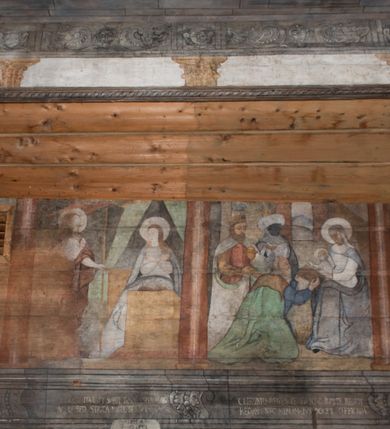 Zdjęcie nr 43: Polichromia ścienna obiegająca całe wnętrze świątyni wraz ze stropem, na ścianach kompozycje dwustrefowe. Strefy odgraniczone malowanym, profilowanym szarym cokołem z konsolami oraz umieszczonymi między nimi napisami. Na osi konsol, w drugiej strefie kolumny oddzielające poszczególne sceny. Kolumny ustawione na złoconych bazach, trzony malowane na czerwono, kapitele stylizowane na korynckie. Podpory podtrzymują malowany szary fryz zdobiony maskami, uskrzydlonymi główkami anielskimi oraz liśćmi wawrzynu.

Ściana północna nawy
W dolnej strefie znajduje się przedstawienie, tzw. Sąd Krwi, odbywający się w pałacu Kajfasza. Pośrodku sceny stoi Kajfasz na podwyższeniu ubrany w strój kapłana żydowskiego, na tle czarnej kotary. U góry napis cześciowo nieczytelny: „SAIPHAS / PONTIFEX / (?) OMNES QVID VELATIS PRAESTAT MNV(?) MORI QVAM / (?) VNIVE SV(?) POPULV (?) DE (?)RE”. Po prawej stronie kompozycji siedzi na kamiennym podeście Chrystus zwrócony trzy czwarte w prawo. Ubrany jest w czerwoną suknię, na głowie ma założoną koronę cierniową, a wokół niej kolisty nimb. Po obu stronach Kajfasza znajdują się liczni członkowie Sanhedrynu, którzy trzymają w dłoniach zwoje z ich imionami oraz orzeczeniami winy, część z nich jest nieczytelna: „INCOGNITA CAV/SA MORTI OBU(?)/EN BVS”, „(?) / ROGAT / NOR(?)M (?) / HIC (?)OMC PE(?)A /VIT”, „PAD / (?)EDV(?) / (?)T / (?)N”, „(?)SMO(?) / (?)HIN (?)”, „RIPHA(?) / LEX IN (?)”, „QRAM / QVARE SINE/MVS VIRVM / (?) QVIA / IVSTVS EST / MORTE DAM(?)”, „EM / IVSTVS / MAXIME QVV / POPVLVM SV(?) / CONCIONIRVS / (?)IONEM / (?)ONC(?)”, „NECODE / (?)CEM ACC(?) / PVLV SEDVCD / MORTE DIGNUS(?) /EST”, „(?)TRIE / (?)NITIE”, „MES / SI(?)VSTVS / EST CONVER / (?)AMVR ADI/(?)VM SINE / (?)VST (?)”, „SAMEOH / SI NEC IV/STVS EST NEC / INIVSTVS Q (?)/TAMEN MO(?)/MVR: C(?) / NON CI (?) /MORTE / EL EXILI / O IPSV / DAMNA/MVS”. Ponadto zachowane pojedyncze litery w dolnej części sceny oraz fragmenty długiego napisu po prawej u góry: „(?) CRV(?) (…) NOS / ET SVP(?)R FILIOS”. W górnej strefie od lewej strony pierwsza kwatera nieczytelna. W drugiej znajduje się scena ukazująca Chrystusa Zmartwychwstałego odwiedzającego Matkę Boską. Poniżej w partii cokołu napis: „T(?) ITA EVIT SVBIIT TAMEN A SPERA MORIS / N(?)LA SED STRATA MORTE RESVRGIT”. W drugiej kwaterze Pokłon Trzech Króli, opatrzony napisem: „CURVATO REGES VENER NTVR POPLITE REGEM / REGYM. NEC MIRUMOIVS DOCET OFFICIVM”. W ostatniej scena ukazująca Boże Narodzenie z podpisem: „VIRGO (?)NTIVSI(?)E P(?)VOD DINERAT ANTE / JAM(?) NIS PALPAS UPERE NVI S. ANAS”.

Ściana łuku arkady tęczowej
Po stronie północnej – dolna strefa nieczytelna, w górnej przedstawienie św. Jerzego na koniu walczącego ze smokiem. Po stronie południowej arkady tęczowej w górnej strefie św. Marcin ucinający połę swojego płaszcza dla żebraka. 

Prezbiterium
Na ścianie północnej lewa strona strefy dolnej niezachowana, dalej drzwi do zakrystii flankowane parą kolumn o czarnych trzonach i korynckich kapitelach. W nadprożu scena ukazująca Chrystusa Zmartwychwstałego Triumfującego, który jedzie na zaprzężonym w trzy baranki powozie. Na tyle pojazdu leżą narzędzia Męki Pańskiej. W prawym górnym narożu sceny napis: „IESVS TRIVMPHANS”. Kolejna scena przedstawia dwie święte niewiasty oraz ucztę. Scena w najnowszej literaturze interpretowana jest jako usługiwanie św. Elżbiety ubogim i chorym. W górnej strefie od lewej strony zostały ukazane następujące przedstawienia i podpisy: Nawiedzenie Najświętszej Marii Panny opisane słowami: „VISITAT ELEGTA IN GENITRICEM VIRCO TONANTIS / MA(?) (?)OMINIS PVRI VERA PARENS OVE DEI”. Kolejna scena przedstawia Zwiastowanie Najświętszej Marii Pannie: „TER QVE QVATER Q3 BEATA, ES VIRGO TE FORE MATRE / ANGELVS A CAELO DETONAT ORE DEI”. Następna kwatera ukazuje Matkę Boską Niepokalanie Poczętą. Po jej bokach znajdują się dwa anioły unoszące białe banderole z napisami: „FIA(?)MINA PLVENS CAELLS EST SVME GRATIA REGIS / A TE QVA RERIT VIRGO SIGMA (?)” oraz „CVMBA NATAT SVPIRI MARE. SED NON FLVC T. FRGO / MVNDANI FLCTIS NON TIM(?)”. W narożach symbole Litanii Loretańskiej w medalionach opisane kolejno słowami: „PER HAEC PRAESERVOR”, „FLVCTVS NON VEREOR”, „EXSPINIS SINE SPINIS ORIOR” oraz „(?)AVDOR NOCTI / LVCI APERIOR”. Poniżej sceny słabo czytelny napis: „INSIDIABARIS MALEDICTE VENENIGER ANGVIS / HV(?) (?)ENERI FAVCIBVS I GNIVS ME / (?) MVLIEREM DIRE (?)RANE / (?)PSE KIECAEM”. Poniżej przedstawienia, w partii cokołu napis: „ECCE ENIM EX HOC BEATAM ME / DICENT OMNES GENERATIONES”. W kolejnej kwaterze św. Elżbieta Węgierska i inskrypcja na cokole: „ARE ODIVA ELIZABETH: NAM TVA CLARENT / RIO MORES NOMINA FACTA POLO”.  Dalej św. Stanisław Biskup: „DIVE STANISLAE HIC MVLT LOCVS AMBIT ET OBTAT / SIS PATER ELIZABETH PATRONA SI(?)”. W części środkowej apsydy dolna cześć niezachowana, w górnej przedstawienie Mojżesza oraz Aarona. Na ścianie południowej prezbiterium w strefie dolnej ukazani kolejno czterej ojcowie Kościoła, opisani: św. Augustyn „S(ANCTVS) AVGVSTINVS”, św. Hieronim „S(ANCTVS) HIER(ONIM)”, św. Grzegorz Wielki „S(ANCTVS) GREGORIVS” oraz św. Ambroży. W strefie górnej, od lewej: św. Jan Kanty. W partii cokołowej napis: „(?) HIC EST quo PATRIARHA ACADEMIA GAVDET / (?)qucm Felic aedicai Astricolam / (?)arior hospes ades Canti no us oris / hic habites oni Alumnus Armans”. W kolejnej kwaterze ukazani są św. Piotr oraz św. Andrzej: „CREDO IN DEVM PATREM OMNIPOTENTE CREATORE CA(?)ETERE ET IN IESVM CHRI/STVM FILIVM (?)VS VNICVM DOMINVM / NOSTRVM”. Następnie św. Bartłomiej i św. Filip: „DESCENDIT AD INFEROS, TERTIA DIE RESVB / REXIT AMORTVIS ASCENDIT, AD CAELOS SEDENT, A DEXTERAM DEI PATRIS OMNI: / POTENTIS”. W ostatniej kwaterze prezbiterium ukazani są św. Tomasz oraz drugi, nierozpoznany apostoł: „CREDO IN SPIRITVM / SANCTVM”.

Ściana północna nawy
Polichromia na ścianie północnej częściowo niezachowana. W dolnej strefie scena ukazująca Modlitwę w Ogrójcu oraz narzędzia Męki Pańskiej: „(?)S SALVATOR / M(?)”. W górnej strefie kolejni dwaj apostołowie: św. Szymon i św. Juda Tadeusz: „SANCTA(?) / MVNION (?)”. Kolejna kwatera nieczytelna.

Balustrada chóru muzycznego
Balustradę chóru muzycznego zdobią alegorie siedmiu grzechów głównych pod postacią kobiet i towarzyszących im atrybutów, pierwsza z lewej Pycha, następna Chciwość, kolejne nieczytelne. Pod chórem muzycznym uskrzydlona główka aniołka nad portalem wejściowym, a po prawej stronie napis: „SPECVLVM / (?) MAI(?) OMNIB(?) VI(?)SIM(?) (?) CADENTI V RESCAT / (?)”.

Strop
Kompozycja stropu podzielona na trzy strefy, dwie duże boczne oraz wąską, środkową. W pierwszej strefie bocznej umieszczona jest rozbudowana kompozycja przedstawiająca Wniebowzięcie Najświętszej Marii Panny. W dolnej strefie pusty grób oraz apostołowie. Matkę Boską otaczają grupy muzykujących aniołów, u góry stoi Chrystus. W strefie środkowej ukazana została Koronacja Matki Boskiej, a w drugiej strefie bocznej Sąd Ostateczny. Partia malowideł na stropie również dookoła opatrzona jest napisami, lecz nieczytelnymi. 
