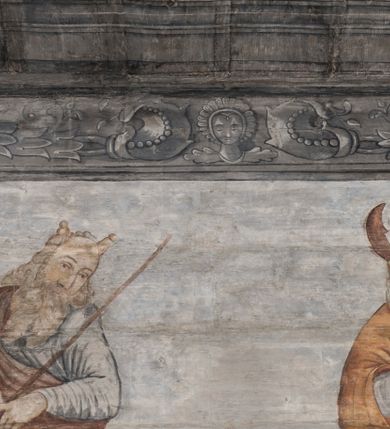 Zdjęcie nr 85: Polichromia ścienna obiegająca całe wnętrze świątyni wraz ze stropem, na ścianach kompozycje dwustrefowe. Strefy odgraniczone malowanym, profilowanym szarym cokołem z konsolami oraz umieszczonymi między nimi napisami. Na osi konsol, w drugiej strefie kolumny oddzielające poszczególne sceny. Kolumny ustawione na złoconych bazach, trzony malowane na czerwono, kapitele stylizowane na korynckie. Podpory podtrzymują malowany szary fryz zdobiony maskami, uskrzydlonymi główkami anielskimi oraz liśćmi wawrzynu.

Ściana północna nawy
W dolnej strefie znajduje się przedstawienie, tzw. Sąd Krwi, odbywający się w pałacu Kajfasza. Pośrodku sceny stoi Kajfasz na podwyższeniu ubrany w strój kapłana żydowskiego, na tle czarnej kotary. U góry napis cześciowo nieczytelny: „SAIPHAS / PONTIFEX / (?) OMNES QVID VELATIS PRAESTAT MNV(?) MORI QVAM / (?) VNIVE SV(?) POPULV (?) DE (?)RE”. Po prawej stronie kompozycji siedzi na kamiennym podeście Chrystus zwrócony trzy czwarte w prawo. Ubrany jest w czerwoną suknię, na głowie ma założoną koronę cierniową, a wokół niej kolisty nimb. Po obu stronach Kajfasza znajdują się liczni członkowie Sanhedrynu, którzy trzymają w dłoniach zwoje z ich imionami oraz orzeczeniami winy, część z nich jest nieczytelna: „INCOGNITA CAV/SA MORTI OBU(?)/EN BVS”, „(?) / ROGAT / NOR(?)M (?) / HIC (?)OMC PE(?)A /VIT”, „PAD / (?)EDV(?) / (?)T / (?)N”, „(?)SMO(?) / (?)HIN (?)”, „RIPHA(?) / LEX IN (?)”, „QRAM / QVARE SINE/MVS VIRVM / (?) QVIA / IVSTVS EST / MORTE DAM(?)”, „EM / IVSTVS / MAXIME QVV / POPVLVM SV(?) / CONCIONIRVS / (?)IONEM / (?)ONC(?)”, „NECODE / (?)CEM ACC(?) / PVLV SEDVCD / MORTE DIGNUS(?) /EST”, „(?)TRIE / (?)NITIE”, „MES / SI(?)VSTVS / EST CONVER / (?)AMVR ADI/(?)VM SINE / (?)VST (?)”, „SAMEOH / SI NEC IV/STVS EST NEC / INIVSTVS Q (?)/TAMEN MO(?)/MVR: C(?) / NON CI (?) /MORTE / EL EXILI / O IPSV / DAMNA/MVS”. Ponadto zachowane pojedyncze litery w dolnej części sceny oraz fragmenty długiego napisu po prawej u góry: „(?) CRV(?) (…) NOS / ET SVP(?)R FILIOS”. W górnej strefie od lewej strony pierwsza kwatera nieczytelna. W drugiej znajduje się scena ukazująca Chrystusa Zmartwychwstałego odwiedzającego Matkę Boską. Poniżej w partii cokołu napis: „T(?) ITA EVIT SVBIIT TAMEN A SPERA MORIS / N(?)LA SED STRATA MORTE RESVRGIT”. W drugiej kwaterze Pokłon Trzech Króli, opatrzony napisem: „CURVATO REGES VENER NTVR POPLITE REGEM / REGYM. NEC MIRUMOIVS DOCET OFFICIVM”. W ostatniej scena ukazująca Boże Narodzenie z podpisem: „VIRGO (?)NTIVSI(?)E P(?)VOD DINERAT ANTE / JAM(?) NIS PALPAS UPERE NVI S. ANAS”.

Ściana łuku arkady tęczowej
Po stronie północnej – dolna strefa nieczytelna, w górnej przedstawienie św. Jerzego na koniu walczącego ze smokiem. Po stronie południowej arkady tęczowej w górnej strefie św. Marcin ucinający połę swojego płaszcza dla żebraka. 

Prezbiterium
Na ścianie północnej lewa strona strefy dolnej niezachowana, dalej drzwi do zakrystii flankowane parą kolumn o czarnych trzonach i korynckich kapitelach. W nadprożu scena ukazująca Chrystusa Zmartwychwstałego Triumfującego, który jedzie na zaprzężonym w trzy baranki powozie. Na tyle pojazdu leżą narzędzia Męki Pańskiej. W prawym górnym narożu sceny napis: „IESVS TRIVMPHANS”. Kolejna scena przedstawia dwie święte niewiasty oraz ucztę. Scena w najnowszej literaturze interpretowana jest jako usługiwanie św. Elżbiety ubogim i chorym. W górnej strefie od lewej strony zostały ukazane następujące przedstawienia i podpisy: Nawiedzenie Najświętszej Marii Panny opisane słowami: „VISITAT ELEGTA IN GENITRICEM VIRCO TONANTIS / MA(?) (?)OMINIS PVRI VERA PARENS OVE DEI”. Kolejna scena przedstawia Zwiastowanie Najświętszej Marii Pannie: „TER QVE QVATER Q3 BEATA, ES VIRGO TE FORE MATRE / ANGELVS A CAELO DETONAT ORE DEI”. Następna kwatera ukazuje Matkę Boską Niepokalanie Poczętą. Po jej bokach znajdują się dwa anioły unoszące białe banderole z napisami: „FIA(?)MINA PLVENS CAELLS EST SVME GRATIA REGIS / A TE QVA RERIT VIRGO SIGMA (?)” oraz „CVMBA NATAT SVPIRI MARE. SED NON FLVC T. FRGO / MVNDANI FLCTIS NON TIM(?)”. W narożach symbole Litanii Loretańskiej w medalionach opisane kolejno słowami: „PER HAEC PRAESERVOR”, „FLVCTVS NON VEREOR”, „EXSPINIS SINE SPINIS ORIOR” oraz „(?)AVDOR NOCTI / LVCI APERIOR”. Poniżej sceny słabo czytelny napis: „INSIDIABARIS MALEDICTE VENENIGER ANGVIS / HV(?) (?)ENERI FAVCIBVS I GNIVS ME / (?) MVLIEREM DIRE (?)RANE / (?)PSE KIECAEM”. Poniżej przedstawienia, w partii cokołu napis: „ECCE ENIM EX HOC BEATAM ME / DICENT OMNES GENERATIONES”. W kolejnej kwaterze św. Elżbieta Węgierska i inskrypcja na cokole: „ARE ODIVA ELIZABETH: NAM TVA CLARENT / RIO MORES NOMINA FACTA POLO”.  Dalej św. Stanisław Biskup: „DIVE STANISLAE HIC MVLT LOCVS AMBIT ET OBTAT / SIS PATER ELIZABETH PATRONA SI(?)”. W części środkowej apsydy dolna cześć niezachowana, w górnej przedstawienie Mojżesza oraz Aarona. Na ścianie południowej prezbiterium w strefie dolnej ukazani kolejno czterej ojcowie Kościoła, opisani: św. Augustyn „S(ANCTVS) AVGVSTINVS”, św. Hieronim „S(ANCTVS) HIER(ONIM)”, św. Grzegorz Wielki „S(ANCTVS) GREGORIVS” oraz św. Ambroży. W strefie górnej, od lewej: św. Jan Kanty. W partii cokołowej napis: „(?) HIC EST quo PATRIARHA ACADEMIA GAVDET / (?)qucm Felic aedicai Astricolam / (?)arior hospes ades Canti no us oris / hic habites oni Alumnus Armans”. W kolejnej kwaterze ukazani są św. Piotr oraz św. Andrzej: „CREDO IN DEVM PATREM OMNIPOTENTE CREATORE CA(?)ETERE ET IN IESVM CHRI/STVM FILIVM (?)VS VNICVM DOMINVM / NOSTRVM”. Następnie św. Bartłomiej i św. Filip: „DESCENDIT AD INFEROS, TERTIA DIE RESVB / REXIT AMORTVIS ASCENDIT, AD CAELOS SEDENT, A DEXTERAM DEI PATRIS OMNI: / POTENTIS”. W ostatniej kwaterze prezbiterium ukazani są św. Tomasz oraz drugi, nierozpoznany apostoł: „CREDO IN SPIRITVM / SANCTVM”.

Ściana północna nawy
Polichromia na ścianie północnej częściowo niezachowana. W dolnej strefie scena ukazująca Modlitwę w Ogrójcu oraz narzędzia Męki Pańskiej: „(?)S SALVATOR / M(?)”. W górnej strefie kolejni dwaj apostołowie: św. Szymon i św. Juda Tadeusz: „SANCTA(?) / MVNION (?)”. Kolejna kwatera nieczytelna.

Balustrada chóru muzycznego
Balustradę chóru muzycznego zdobią alegorie siedmiu grzechów głównych pod postacią kobiet i towarzyszących im atrybutów, pierwsza z lewej Pycha, następna Chciwość, kolejne nieczytelne. Pod chórem muzycznym uskrzydlona główka aniołka nad portalem wejściowym, a po prawej stronie napis: „SPECVLVM / (?) MAI(?) OMNIB(?) VI(?)SIM(?) (?) CADENTI V RESCAT / (?)”.

Strop
Kompozycja stropu podzielona na trzy strefy, dwie duże boczne oraz wąską, środkową. W pierwszej strefie bocznej umieszczona jest rozbudowana kompozycja przedstawiająca Wniebowzięcie Najświętszej Marii Panny. W dolnej strefie pusty grób oraz apostołowie. Matkę Boską otaczają grupy muzykujących aniołów, u góry stoi Chrystus. W strefie środkowej ukazana została Koronacja Matki Boskiej, a w drugiej strefie bocznej Sąd Ostateczny. Partia malowideł na stropie również dookoła opatrzona jest napisami, lecz nieczytelnymi. 
