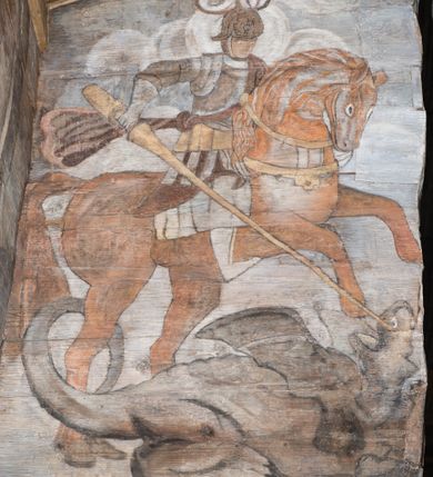 Zdjęcie nr 84: Polichromia ścienna obiegająca całe wnętrze świątyni wraz ze stropem, na ścianach kompozycje dwustrefowe. Strefy odgraniczone malowanym, profilowanym szarym cokołem z konsolami oraz umieszczonymi między nimi napisami. Na osi konsol, w drugiej strefie kolumny oddzielające poszczególne sceny. Kolumny ustawione na złoconych bazach, trzony malowane na czerwono, kapitele stylizowane na korynckie. Podpory podtrzymują malowany szary fryz zdobiony maskami, uskrzydlonymi główkami anielskimi oraz liśćmi wawrzynu.

Ściana północna nawy
W dolnej strefie znajduje się przedstawienie, tzw. Sąd Krwi, odbywający się w pałacu Kajfasza. Pośrodku sceny stoi Kajfasz na podwyższeniu ubrany w strój kapłana żydowskiego, na tle czarnej kotary. U góry napis cześciowo nieczytelny: „SAIPHAS / PONTIFEX / (?) OMNES QVID VELATIS PRAESTAT MNV(?) MORI QVAM / (?) VNIVE SV(?) POPULV (?) DE (?)RE”. Po prawej stronie kompozycji siedzi na kamiennym podeście Chrystus zwrócony trzy czwarte w prawo. Ubrany jest w czerwoną suknię, na głowie ma założoną koronę cierniową, a wokół niej kolisty nimb. Po obu stronach Kajfasza znajdują się liczni członkowie Sanhedrynu, którzy trzymają w dłoniach zwoje z ich imionami oraz orzeczeniami winy, część z nich jest nieczytelna: „INCOGNITA CAV/SA MORTI OBU(?)/EN BVS”, „(?) / ROGAT / NOR(?)M (?) / HIC (?)OMC PE(?)A /VIT”, „PAD / (?)EDV(?) / (?)T / (?)N”, „(?)SMO(?) / (?)HIN (?)”, „RIPHA(?) / LEX IN (?)”, „QRAM / QVARE SINE/MVS VIRVM / (?) QVIA / IVSTVS EST / MORTE DAM(?)”, „EM / IVSTVS / MAXIME QVV / POPVLVM SV(?) / CONCIONIRVS / (?)IONEM / (?)ONC(?)”, „NECODE / (?)CEM ACC(?) / PVLV SEDVCD / MORTE DIGNUS(?) /EST”, „(?)TRIE / (?)NITIE”, „MES / SI(?)VSTVS / EST CONVER / (?)AMVR ADI/(?)VM SINE / (?)VST (?)”, „SAMEOH / SI NEC IV/STVS EST NEC / INIVSTVS Q (?)/TAMEN MO(?)/MVR: C(?) / NON CI (?) /MORTE / EL EXILI / O IPSV / DAMNA/MVS”. Ponadto zachowane pojedyncze litery w dolnej części sceny oraz fragmenty długiego napisu po prawej u góry: „(?) CRV(?) (…) NOS / ET SVP(?)R FILIOS”. W górnej strefie od lewej strony pierwsza kwatera nieczytelna. W drugiej znajduje się scena ukazująca Chrystusa Zmartwychwstałego odwiedzającego Matkę Boską. Poniżej w partii cokołu napis: „T(?) ITA EVIT SVBIIT TAMEN A SPERA MORIS / N(?)LA SED STRATA MORTE RESVRGIT”. W drugiej kwaterze Pokłon Trzech Króli, opatrzony napisem: „CURVATO REGES VENER NTVR POPLITE REGEM / REGYM. NEC MIRUMOIVS DOCET OFFICIVM”. W ostatniej scena ukazująca Boże Narodzenie z podpisem: „VIRGO (?)NTIVSI(?)E P(?)VOD DINERAT ANTE / JAM(?) NIS PALPAS UPERE NVI S. ANAS”.

Ściana łuku arkady tęczowej
Po stronie północnej – dolna strefa nieczytelna, w górnej przedstawienie św. Jerzego na koniu walczącego ze smokiem. Po stronie południowej arkady tęczowej w górnej strefie św. Marcin ucinający połę swojego płaszcza dla żebraka. 

Prezbiterium
Na ścianie północnej lewa strona strefy dolnej niezachowana, dalej drzwi do zakrystii flankowane parą kolumn o czarnych trzonach i korynckich kapitelach. W nadprożu scena ukazująca Chrystusa Zmartwychwstałego Triumfującego, który jedzie na zaprzężonym w trzy baranki powozie. Na tyle pojazdu leżą narzędzia Męki Pańskiej. W prawym górnym narożu sceny napis: „IESVS TRIVMPHANS”. Kolejna scena przedstawia dwie święte niewiasty oraz ucztę. Scena w najnowszej literaturze interpretowana jest jako usługiwanie św. Elżbiety ubogim i chorym. W górnej strefie od lewej strony zostały ukazane następujące przedstawienia i podpisy: Nawiedzenie Najświętszej Marii Panny opisane słowami: „VISITAT ELEGTA IN GENITRICEM VIRCO TONANTIS / MA(?) (?)OMINIS PVRI VERA PARENS OVE DEI”. Kolejna scena przedstawia Zwiastowanie Najświętszej Marii Pannie: „TER QVE QVATER Q3 BEATA, ES VIRGO TE FORE MATRE / ANGELVS A CAELO DETONAT ORE DEI”. Następna kwatera ukazuje Matkę Boską Niepokalanie Poczętą. Po jej bokach znajdują się dwa anioły unoszące białe banderole z napisami: „FIA(?)MINA PLVENS CAELLS EST SVME GRATIA REGIS / A TE QVA RERIT VIRGO SIGMA (?)” oraz „CVMBA NATAT SVPIRI MARE. SED NON FLVC T. FRGO / MVNDANI FLCTIS NON TIM(?)”. W narożach symbole Litanii Loretańskiej w medalionach opisane kolejno słowami: „PER HAEC PRAESERVOR”, „FLVCTVS NON VEREOR”, „EXSPINIS SINE SPINIS ORIOR” oraz „(?)AVDOR NOCTI / LVCI APERIOR”. Poniżej sceny słabo czytelny napis: „INSIDIABARIS MALEDICTE VENENIGER ANGVIS / HV(?) (?)ENERI FAVCIBVS I GNIVS ME / (?) MVLIEREM DIRE (?)RANE / (?)PSE KIECAEM”. Poniżej przedstawienia, w partii cokołu napis: „ECCE ENIM EX HOC BEATAM ME / DICENT OMNES GENERATIONES”. W kolejnej kwaterze św. Elżbieta Węgierska i inskrypcja na cokole: „ARE ODIVA ELIZABETH: NAM TVA CLARENT / RIO MORES NOMINA FACTA POLO”.  Dalej św. Stanisław Biskup: „DIVE STANISLAE HIC MVLT LOCVS AMBIT ET OBTAT / SIS PATER ELIZABETH PATRONA SI(?)”. W części środkowej apsydy dolna cześć niezachowana, w górnej przedstawienie Mojżesza oraz Aarona. Na ścianie południowej prezbiterium w strefie dolnej ukazani kolejno czterej ojcowie Kościoła, opisani: św. Augustyn „S(ANCTVS) AVGVSTINVS”, św. Hieronim „S(ANCTVS) HIER(ONIM)”, św. Grzegorz Wielki „S(ANCTVS) GREGORIVS” oraz św. Ambroży. W strefie górnej, od lewej: św. Jan Kanty. W partii cokołowej napis: „(?) HIC EST quo PATRIARHA ACADEMIA GAVDET / (?)qucm Felic aedicai Astricolam / (?)arior hospes ades Canti no us oris / hic habites oni Alumnus Armans”. W kolejnej kwaterze ukazani są św. Piotr oraz św. Andrzej: „CREDO IN DEVM PATREM OMNIPOTENTE CREATORE CA(?)ETERE ET IN IESVM CHRI/STVM FILIVM (?)VS VNICVM DOMINVM / NOSTRVM”. Następnie św. Bartłomiej i św. Filip: „DESCENDIT AD INFEROS, TERTIA DIE RESVB / REXIT AMORTVIS ASCENDIT, AD CAELOS SEDENT, A DEXTERAM DEI PATRIS OMNI: / POTENTIS”. W ostatniej kwaterze prezbiterium ukazani są św. Tomasz oraz drugi, nierozpoznany apostoł: „CREDO IN SPIRITVM / SANCTVM”.

Ściana północna nawy
Polichromia na ścianie północnej częściowo niezachowana. W dolnej strefie scena ukazująca Modlitwę w Ogrójcu oraz narzędzia Męki Pańskiej: „(?)S SALVATOR / M(?)”. W górnej strefie kolejni dwaj apostołowie: św. Szymon i św. Juda Tadeusz: „SANCTA(?) / MVNION (?)”. Kolejna kwatera nieczytelna.

Balustrada chóru muzycznego
Balustradę chóru muzycznego zdobią alegorie siedmiu grzechów głównych pod postacią kobiet i towarzyszących im atrybutów, pierwsza z lewej Pycha, następna Chciwość, kolejne nieczytelne. Pod chórem muzycznym uskrzydlona główka aniołka nad portalem wejściowym, a po prawej stronie napis: „SPECVLVM / (?) MAI(?) OMNIB(?) VI(?)SIM(?) (?) CADENTI V RESCAT / (?)”.

Strop
Kompozycja stropu podzielona na trzy strefy, dwie duże boczne oraz wąską, środkową. W pierwszej strefie bocznej umieszczona jest rozbudowana kompozycja przedstawiająca Wniebowzięcie Najświętszej Marii Panny. W dolnej strefie pusty grób oraz apostołowie. Matkę Boską otaczają grupy muzykujących aniołów, u góry stoi Chrystus. W strefie środkowej ukazana została Koronacja Matki Boskiej, a w drugiej strefie bocznej Sąd Ostateczny. Partia malowideł na stropie również dookoła opatrzona jest napisami, lecz nieczytelnymi. 
