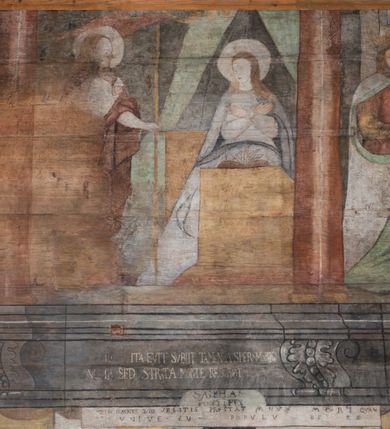 Zdjęcie nr 44: Polichromia ścienna obiegająca całe wnętrze świątyni wraz ze stropem, na ścianach kompozycje dwustrefowe. Strefy odgraniczone malowanym, profilowanym szarym cokołem z konsolami oraz umieszczonymi między nimi napisami. Na osi konsol, w drugiej strefie kolumny oddzielające poszczególne sceny. Kolumny ustawione na złoconych bazach, trzony malowane na czerwono, kapitele stylizowane na korynckie. Podpory podtrzymują malowany szary fryz zdobiony maskami, uskrzydlonymi główkami anielskimi oraz liśćmi wawrzynu.

Ściana północna nawy
W dolnej strefie znajduje się przedstawienie, tzw. Sąd Krwi, odbywający się w pałacu Kajfasza. Pośrodku sceny stoi Kajfasz na podwyższeniu ubrany w strój kapłana żydowskiego, na tle czarnej kotary. U góry napis cześciowo nieczytelny: „SAIPHAS / PONTIFEX / (?) OMNES QVID VELATIS PRAESTAT MNV(?) MORI QVAM / (?) VNIVE SV(?) POPULV (?) DE (?)RE”. Po prawej stronie kompozycji siedzi na kamiennym podeście Chrystus zwrócony trzy czwarte w prawo. Ubrany jest w czerwoną suknię, na głowie ma założoną koronę cierniową, a wokół niej kolisty nimb. Po obu stronach Kajfasza znajdują się liczni członkowie Sanhedrynu, którzy trzymają w dłoniach zwoje z ich imionami oraz orzeczeniami winy, część z nich jest nieczytelna: „INCOGNITA CAV/SA MORTI OBU(?)/EN BVS”, „(?) / ROGAT / NOR(?)M (?) / HIC (?)OMC PE(?)A /VIT”, „PAD / (?)EDV(?) / (?)T / (?)N”, „(?)SMO(?) / (?)HIN (?)”, „RIPHA(?) / LEX IN (?)”, „QRAM / QVARE SINE/MVS VIRVM / (?) QVIA / IVSTVS EST / MORTE DAM(?)”, „EM / IVSTVS / MAXIME QVV / POPVLVM SV(?) / CONCIONIRVS / (?)IONEM / (?)ONC(?)”, „NECODE / (?)CEM ACC(?) / PVLV SEDVCD / MORTE DIGNUS(?) /EST”, „(?)TRIE / (?)NITIE”, „MES / SI(?)VSTVS / EST CONVER / (?)AMVR ADI/(?)VM SINE / (?)VST (?)”, „SAMEOH / SI NEC IV/STVS EST NEC / INIVSTVS Q (?)/TAMEN MO(?)/MVR: C(?) / NON CI (?) /MORTE / EL EXILI / O IPSV / DAMNA/MVS”. Ponadto zachowane pojedyncze litery w dolnej części sceny oraz fragmenty długiego napisu po prawej u góry: „(?) CRV(?) (…) NOS / ET SVP(?)R FILIOS”. W górnej strefie od lewej strony pierwsza kwatera nieczytelna. W drugiej znajduje się scena ukazująca Chrystusa Zmartwychwstałego odwiedzającego Matkę Boską. Poniżej w partii cokołu napis: „T(?) ITA EVIT SVBIIT TAMEN A SPERA MORIS / N(?)LA SED STRATA MORTE RESVRGIT”. W drugiej kwaterze Pokłon Trzech Króli, opatrzony napisem: „CURVATO REGES VENER NTVR POPLITE REGEM / REGYM. NEC MIRUMOIVS DOCET OFFICIVM”. W ostatniej scena ukazująca Boże Narodzenie z podpisem: „VIRGO (?)NTIVSI(?)E P(?)VOD DINERAT ANTE / JAM(?) NIS PALPAS UPERE NVI S. ANAS”.

Ściana łuku arkady tęczowej
Po stronie północnej – dolna strefa nieczytelna, w górnej przedstawienie św. Jerzego na koniu walczącego ze smokiem. Po stronie południowej arkady tęczowej w górnej strefie św. Marcin ucinający połę swojego płaszcza dla żebraka. 

Prezbiterium
Na ścianie północnej lewa strona strefy dolnej niezachowana, dalej drzwi do zakrystii flankowane parą kolumn o czarnych trzonach i korynckich kapitelach. W nadprożu scena ukazująca Chrystusa Zmartwychwstałego Triumfującego, który jedzie na zaprzężonym w trzy baranki powozie. Na tyle pojazdu leżą narzędzia Męki Pańskiej. W prawym górnym narożu sceny napis: „IESVS TRIVMPHANS”. Kolejna scena przedstawia dwie święte niewiasty oraz ucztę. Scena w najnowszej literaturze interpretowana jest jako usługiwanie św. Elżbiety ubogim i chorym. W górnej strefie od lewej strony zostały ukazane następujące przedstawienia i podpisy: Nawiedzenie Najświętszej Marii Panny opisane słowami: „VISITAT ELEGTA IN GENITRICEM VIRCO TONANTIS / MA(?) (?)OMINIS PVRI VERA PARENS OVE DEI”. Kolejna scena przedstawia Zwiastowanie Najświętszej Marii Pannie: „TER QVE QVATER Q3 BEATA, ES VIRGO TE FORE MATRE / ANGELVS A CAELO DETONAT ORE DEI”. Następna kwatera ukazuje Matkę Boską Niepokalanie Poczętą. Po jej bokach znajdują się dwa anioły unoszące białe banderole z napisami: „FIA(?)MINA PLVENS CAELLS EST SVME GRATIA REGIS / A TE QVA RERIT VIRGO SIGMA (?)” oraz „CVMBA NATAT SVPIRI MARE. SED NON FLVC T. FRGO / MVNDANI FLCTIS NON TIM(?)”. W narożach symbole Litanii Loretańskiej w medalionach opisane kolejno słowami: „PER HAEC PRAESERVOR”, „FLVCTVS NON VEREOR”, „EXSPINIS SINE SPINIS ORIOR” oraz „(?)AVDOR NOCTI / LVCI APERIOR”. Poniżej sceny słabo czytelny napis: „INSIDIABARIS MALEDICTE VENENIGER ANGVIS / HV(?) (?)ENERI FAVCIBVS I GNIVS ME / (?) MVLIEREM DIRE (?)RANE / (?)PSE KIECAEM”. Poniżej przedstawienia, w partii cokołu napis: „ECCE ENIM EX HOC BEATAM ME / DICENT OMNES GENERATIONES”. W kolejnej kwaterze św. Elżbieta Węgierska i inskrypcja na cokole: „ARE ODIVA ELIZABETH: NAM TVA CLARENT / RIO MORES NOMINA FACTA POLO”.  Dalej św. Stanisław Biskup: „DIVE STANISLAE HIC MVLT LOCVS AMBIT ET OBTAT / SIS PATER ELIZABETH PATRONA SI(?)”. W części środkowej apsydy dolna cześć niezachowana, w górnej przedstawienie Mojżesza oraz Aarona. Na ścianie południowej prezbiterium w strefie dolnej ukazani kolejno czterej ojcowie Kościoła, opisani: św. Augustyn „S(ANCTVS) AVGVSTINVS”, św. Hieronim „S(ANCTVS) HIER(ONIM)”, św. Grzegorz Wielki „S(ANCTVS) GREGORIVS” oraz św. Ambroży. W strefie górnej, od lewej: św. Jan Kanty. W partii cokołowej napis: „(?) HIC EST quo PATRIARHA ACADEMIA GAVDET / (?)qucm Felic aedicai Astricolam / (?)arior hospes ades Canti no us oris / hic habites oni Alumnus Armans”. W kolejnej kwaterze ukazani są św. Piotr oraz św. Andrzej: „CREDO IN DEVM PATREM OMNIPOTENTE CREATORE CA(?)ETERE ET IN IESVM CHRI/STVM FILIVM (?)VS VNICVM DOMINVM / NOSTRVM”. Następnie św. Bartłomiej i św. Filip: „DESCENDIT AD INFEROS, TERTIA DIE RESVB / REXIT AMORTVIS ASCENDIT, AD CAELOS SEDENT, A DEXTERAM DEI PATRIS OMNI: / POTENTIS”. W ostatniej kwaterze prezbiterium ukazani są św. Tomasz oraz drugi, nierozpoznany apostoł: „CREDO IN SPIRITVM / SANCTVM”.

Ściana północna nawy
Polichromia na ścianie północnej częściowo niezachowana. W dolnej strefie scena ukazująca Modlitwę w Ogrójcu oraz narzędzia Męki Pańskiej: „(?)S SALVATOR / M(?)”. W górnej strefie kolejni dwaj apostołowie: św. Szymon i św. Juda Tadeusz: „SANCTA(?) / MVNION (?)”. Kolejna kwatera nieczytelna.

Balustrada chóru muzycznego
Balustradę chóru muzycznego zdobią alegorie siedmiu grzechów głównych pod postacią kobiet i towarzyszących im atrybutów, pierwsza z lewej Pycha, następna Chciwość, kolejne nieczytelne. Pod chórem muzycznym uskrzydlona główka aniołka nad portalem wejściowym, a po prawej stronie napis: „SPECVLVM / (?) MAI(?) OMNIB(?) VI(?)SIM(?) (?) CADENTI V RESCAT / (?)”.

Strop
Kompozycja stropu podzielona na trzy strefy, dwie duże boczne oraz wąską, środkową. W pierwszej strefie bocznej umieszczona jest rozbudowana kompozycja przedstawiająca Wniebowzięcie Najświętszej Marii Panny. W dolnej strefie pusty grób oraz apostołowie. Matkę Boską otaczają grupy muzykujących aniołów, u góry stoi Chrystus. W strefie środkowej ukazana została Koronacja Matki Boskiej, a w drugiej strefie bocznej Sąd Ostateczny. Partia malowideł na stropie również dookoła opatrzona jest napisami, lecz nieczytelnymi. 
