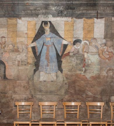 Zdjęcie nr 93: Polichromia ścienna obiegająca całe wnętrze świątyni wraz ze stropem, na ścianach kompozycje dwustrefowe. Strefy odgraniczone malowanym, profilowanym szarym cokołem z konsolami oraz umieszczonymi między nimi napisami. Na osi konsol, w drugiej strefie kolumny oddzielające poszczególne sceny. Kolumny ustawione na złoconych bazach, trzony malowane na czerwono, kapitele stylizowane na korynckie. Podpory podtrzymują malowany szary fryz zdobiony maskami, uskrzydlonymi główkami anielskimi oraz liśćmi wawrzynu.

Ściana północna nawy
W dolnej strefie znajduje się przedstawienie, tzw. Sąd Krwi, odbywający się w pałacu Kajfasza. Pośrodku sceny stoi Kajfasz na podwyższeniu ubrany w strój kapłana żydowskiego, na tle czarnej kotary. U góry napis cześciowo nieczytelny: „SAIPHAS / PONTIFEX / (?) OMNES QVID VELATIS PRAESTAT MNV(?) MORI QVAM / (?) VNIVE SV(?) POPULV (?) DE (?)RE”. Po prawej stronie kompozycji siedzi na kamiennym podeście Chrystus zwrócony trzy czwarte w prawo. Ubrany jest w czerwoną suknię, na głowie ma założoną koronę cierniową, a wokół niej kolisty nimb. Po obu stronach Kajfasza znajdują się liczni członkowie Sanhedrynu, którzy trzymają w dłoniach zwoje z ich imionami oraz orzeczeniami winy, część z nich jest nieczytelna: „INCOGNITA CAV/SA MORTI OBU(?)/EN BVS”, „(?) / ROGAT / NOR(?)M (?) / HIC (?)OMC PE(?)A /VIT”, „PAD / (?)EDV(?) / (?)T / (?)N”, „(?)SMO(?) / (?)HIN (?)”, „RIPHA(?) / LEX IN (?)”, „QRAM / QVARE SINE/MVS VIRVM / (?) QVIA / IVSTVS EST / MORTE DAM(?)”, „EM / IVSTVS / MAXIME QVV / POPVLVM SV(?) / CONCIONIRVS / (?)IONEM / (?)ONC(?)”, „NECODE / (?)CEM ACC(?) / PVLV SEDVCD / MORTE DIGNUS(?) /EST”, „(?)TRIE / (?)NITIE”, „MES / SI(?)VSTVS / EST CONVER / (?)AMVR ADI/(?)VM SINE / (?)VST (?)”, „SAMEOH / SI NEC IV/STVS EST NEC / INIVSTVS Q (?)/TAMEN MO(?)/MVR: C(?) / NON CI (?) /MORTE / EL EXILI / O IPSV / DAMNA/MVS”. Ponadto zachowane pojedyncze litery w dolnej części sceny oraz fragmenty długiego napisu po prawej u góry: „(?) CRV(?) (…) NOS / ET SVP(?)R FILIOS”. W górnej strefie od lewej strony pierwsza kwatera nieczytelna. W drugiej znajduje się scena ukazująca Chrystusa Zmartwychwstałego odwiedzającego Matkę Boską. Poniżej w partii cokołu napis: „T(?) ITA EVIT SVBIIT TAMEN A SPERA MORIS / N(?)LA SED STRATA MORTE RESVRGIT”. W drugiej kwaterze Pokłon Trzech Króli, opatrzony napisem: „CURVATO REGES VENER NTVR POPLITE REGEM / REGYM. NEC MIRUMOIVS DOCET OFFICIVM”. W ostatniej scena ukazująca Boże Narodzenie z podpisem: „VIRGO (?)NTIVSI(?)E P(?)VOD DINERAT ANTE / JAM(?) NIS PALPAS UPERE NVI S. ANAS”.

Ściana łuku arkady tęczowej
Po stronie północnej – dolna strefa nieczytelna, w górnej przedstawienie św. Jerzego na koniu walczącego ze smokiem. Po stronie południowej arkady tęczowej w górnej strefie św. Marcin ucinający połę swojego płaszcza dla żebraka. 

Prezbiterium
Na ścianie północnej lewa strona strefy dolnej niezachowana, dalej drzwi do zakrystii flankowane parą kolumn o czarnych trzonach i korynckich kapitelach. W nadprożu scena ukazująca Chrystusa Zmartwychwstałego Triumfującego, który jedzie na zaprzężonym w trzy baranki powozie. Na tyle pojazdu leżą narzędzia Męki Pańskiej. W prawym górnym narożu sceny napis: „IESVS TRIVMPHANS”. Kolejna scena przedstawia dwie święte niewiasty oraz ucztę. Scena w najnowszej literaturze interpretowana jest jako usługiwanie św. Elżbiety ubogim i chorym. W górnej strefie od lewej strony zostały ukazane następujące przedstawienia i podpisy: Nawiedzenie Najświętszej Marii Panny opisane słowami: „VISITAT ELEGTA IN GENITRICEM VIRCO TONANTIS / MA(?) (?)OMINIS PVRI VERA PARENS OVE DEI”. Kolejna scena przedstawia Zwiastowanie Najświętszej Marii Pannie: „TER QVE QVATER Q3 BEATA, ES VIRGO TE FORE MATRE / ANGELVS A CAELO DETONAT ORE DEI”. Następna kwatera ukazuje Matkę Boską Niepokalanie Poczętą. Po jej bokach znajdują się dwa anioły unoszące białe banderole z napisami: „FIA(?)MINA PLVENS CAELLS EST SVME GRATIA REGIS / A TE QVA RERIT VIRGO SIGMA (?)” oraz „CVMBA NATAT SVPIRI MARE. SED NON FLVC T. FRGO / MVNDANI FLCTIS NON TIM(?)”. W narożach symbole Litanii Loretańskiej w medalionach opisane kolejno słowami: „PER HAEC PRAESERVOR”, „FLVCTVS NON VEREOR”, „EXSPINIS SINE SPINIS ORIOR” oraz „(?)AVDOR NOCTI / LVCI APERIOR”. Poniżej sceny słabo czytelny napis: „INSIDIABARIS MALEDICTE VENENIGER ANGVIS / HV(?) (?)ENERI FAVCIBVS I GNIVS ME / (?) MVLIEREM DIRE (?)RANE / (?)PSE KIECAEM”. Poniżej przedstawienia, w partii cokołu napis: „ECCE ENIM EX HOC BEATAM ME / DICENT OMNES GENERATIONES”. W kolejnej kwaterze św. Elżbieta Węgierska i inskrypcja na cokole: „ARE ODIVA ELIZABETH: NAM TVA CLARENT / RIO MORES NOMINA FACTA POLO”.  Dalej św. Stanisław Biskup: „DIVE STANISLAE HIC MVLT LOCVS AMBIT ET OBTAT / SIS PATER ELIZABETH PATRONA SI(?)”. W części środkowej apsydy dolna cześć niezachowana, w górnej przedstawienie Mojżesza oraz Aarona. Na ścianie południowej prezbiterium w strefie dolnej ukazani kolejno czterej ojcowie Kościoła, opisani: św. Augustyn „S(ANCTVS) AVGVSTINVS”, św. Hieronim „S(ANCTVS) HIER(ONIM)”, św. Grzegorz Wielki „S(ANCTVS) GREGORIVS” oraz św. Ambroży. W strefie górnej, od lewej: św. Jan Kanty. W partii cokołowej napis: „(?) HIC EST quo PATRIARHA ACADEMIA GAVDET / (?)qucm Felic aedicai Astricolam / (?)arior hospes ades Canti no us oris / hic habites oni Alumnus Armans”. W kolejnej kwaterze ukazani są św. Piotr oraz św. Andrzej: „CREDO IN DEVM PATREM OMNIPOTENTE CREATORE CA(?)ETERE ET IN IESVM CHRI/STVM FILIVM (?)VS VNICVM DOMINVM / NOSTRVM”. Następnie św. Bartłomiej i św. Filip: „DESCENDIT AD INFEROS, TERTIA DIE RESVB / REXIT AMORTVIS ASCENDIT, AD CAELOS SEDENT, A DEXTERAM DEI PATRIS OMNI: / POTENTIS”. W ostatniej kwaterze prezbiterium ukazani są św. Tomasz oraz drugi, nierozpoznany apostoł: „CREDO IN SPIRITVM / SANCTVM”.

Ściana północna nawy
Polichromia na ścianie północnej częściowo niezachowana. W dolnej strefie scena ukazująca Modlitwę w Ogrójcu oraz narzędzia Męki Pańskiej: „(?)S SALVATOR / M(?)”. W górnej strefie kolejni dwaj apostołowie: św. Szymon i św. Juda Tadeusz: „SANCTA(?) / MVNION (?)”. Kolejna kwatera nieczytelna.

Balustrada chóru muzycznego
Balustradę chóru muzycznego zdobią alegorie siedmiu grzechów głównych pod postacią kobiet i towarzyszących im atrybutów, pierwsza z lewej Pycha, następna Chciwość, kolejne nieczytelne. Pod chórem muzycznym uskrzydlona główka aniołka nad portalem wejściowym, a po prawej stronie napis: „SPECVLVM / (?) MAI(?) OMNIB(?) VI(?)SIM(?) (?) CADENTI V RESCAT / (?)”.

Strop
Kompozycja stropu podzielona na trzy strefy, dwie duże boczne oraz wąską, środkową. W pierwszej strefie bocznej umieszczona jest rozbudowana kompozycja przedstawiająca Wniebowzięcie Najświętszej Marii Panny. W dolnej strefie pusty grób oraz apostołowie. Matkę Boską otaczają grupy muzykujących aniołów, u góry stoi Chrystus. W strefie środkowej ukazana została Koronacja Matki Boskiej, a w drugiej strefie bocznej Sąd Ostateczny. Partia malowideł na stropie również dookoła opatrzona jest napisami, lecz nieczytelnymi. 
