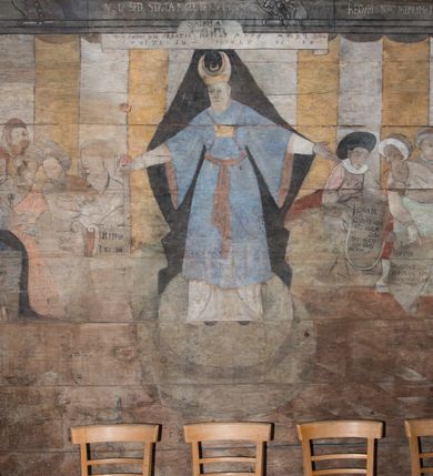 Zdjęcie nr 89: Polichromia ścienna obiegająca całe wnętrze świątyni wraz ze stropem, na ścianach kompozycje dwustrefowe. Strefy odgraniczone malowanym, profilowanym szarym cokołem z konsolami oraz umieszczonymi między nimi napisami. Na osi konsol, w drugiej strefie kolumny oddzielające poszczególne sceny. Kolumny ustawione na złoconych bazach, trzony malowane na czerwono, kapitele stylizowane na korynckie. Podpory podtrzymują malowany szary fryz zdobiony maskami, uskrzydlonymi główkami anielskimi oraz liśćmi wawrzynu.

Ściana północna nawy
W dolnej strefie znajduje się przedstawienie, tzw. Sąd Krwi, odbywający się w pałacu Kajfasza. Pośrodku sceny stoi Kajfasz na podwyższeniu ubrany w strój kapłana żydowskiego, na tle czarnej kotary. U góry napis cześciowo nieczytelny: „SAIPHAS / PONTIFEX / (?) OMNES QVID VELATIS PRAESTAT MNV(?) MORI QVAM / (?) VNIVE SV(?) POPULV (?) DE (?)RE”. Po prawej stronie kompozycji siedzi na kamiennym podeście Chrystus zwrócony trzy czwarte w prawo. Ubrany jest w czerwoną suknię, na głowie ma założoną koronę cierniową, a wokół niej kolisty nimb. Po obu stronach Kajfasza znajdują się liczni członkowie Sanhedrynu, którzy trzymają w dłoniach zwoje z ich imionami oraz orzeczeniami winy, część z nich jest nieczytelna: „INCOGNITA CAV/SA MORTI OBU(?)/EN BVS”, „(?) / ROGAT / NOR(?)M (?) / HIC (?)OMC PE(?)A /VIT”, „PAD / (?)EDV(?) / (?)T / (?)N”, „(?)SMO(?) / (?)HIN (?)”, „RIPHA(?) / LEX IN (?)”, „QRAM / QVARE SINE/MVS VIRVM / (?) QVIA / IVSTVS EST / MORTE DAM(?)”, „EM / IVSTVS / MAXIME QVV / POPVLVM SV(?) / CONCIONIRVS / (?)IONEM / (?)ONC(?)”, „NECODE / (?)CEM ACC(?) / PVLV SEDVCD / MORTE DIGNUS(?) /EST”, „(?)TRIE / (?)NITIE”, „MES / SI(?)VSTVS / EST CONVER / (?)AMVR ADI/(?)VM SINE / (?)VST (?)”, „SAMEOH / SI NEC IV/STVS EST NEC / INIVSTVS Q (?)/TAMEN MO(?)/MVR: C(?) / NON CI (?) /MORTE / EL EXILI / O IPSV / DAMNA/MVS”. Ponadto zachowane pojedyncze litery w dolnej części sceny oraz fragmenty długiego napisu po prawej u góry: „(?) CRV(?) (…) NOS / ET SVP(?)R FILIOS”. W górnej strefie od lewej strony pierwsza kwatera nieczytelna. W drugiej znajduje się scena ukazująca Chrystusa Zmartwychwstałego odwiedzającego Matkę Boską. Poniżej w partii cokołu napis: „T(?) ITA EVIT SVBIIT TAMEN A SPERA MORIS / N(?)LA SED STRATA MORTE RESVRGIT”. W drugiej kwaterze Pokłon Trzech Króli, opatrzony napisem: „CURVATO REGES VENER NTVR POPLITE REGEM / REGYM. NEC MIRUMOIVS DOCET OFFICIVM”. W ostatniej scena ukazująca Boże Narodzenie z podpisem: „VIRGO (?)NTIVSI(?)E P(?)VOD DINERAT ANTE / JAM(?) NIS PALPAS UPERE NVI S. ANAS”.

Ściana łuku arkady tęczowej
Po stronie północnej – dolna strefa nieczytelna, w górnej przedstawienie św. Jerzego na koniu walczącego ze smokiem. Po stronie południowej arkady tęczowej w górnej strefie św. Marcin ucinający połę swojego płaszcza dla żebraka. 

Prezbiterium
Na ścianie północnej lewa strona strefy dolnej niezachowana, dalej drzwi do zakrystii flankowane parą kolumn o czarnych trzonach i korynckich kapitelach. W nadprożu scena ukazująca Chrystusa Zmartwychwstałego Triumfującego, który jedzie na zaprzężonym w trzy baranki powozie. Na tyle pojazdu leżą narzędzia Męki Pańskiej. W prawym górnym narożu sceny napis: „IESVS TRIVMPHANS”. Kolejna scena przedstawia dwie święte niewiasty oraz ucztę. Scena w najnowszej literaturze interpretowana jest jako usługiwanie św. Elżbiety ubogim i chorym. W górnej strefie od lewej strony zostały ukazane następujące przedstawienia i podpisy: Nawiedzenie Najświętszej Marii Panny opisane słowami: „VISITAT ELEGTA IN GENITRICEM VIRCO TONANTIS / MA(?) (?)OMINIS PVRI VERA PARENS OVE DEI”. Kolejna scena przedstawia Zwiastowanie Najświętszej Marii Pannie: „TER QVE QVATER Q3 BEATA, ES VIRGO TE FORE MATRE / ANGELVS A CAELO DETONAT ORE DEI”. Następna kwatera ukazuje Matkę Boską Niepokalanie Poczętą. Po jej bokach znajdują się dwa anioły unoszące białe banderole z napisami: „FIA(?)MINA PLVENS CAELLS EST SVME GRATIA REGIS / A TE QVA RERIT VIRGO SIGMA (?)” oraz „CVMBA NATAT SVPIRI MARE. SED NON FLVC T. FRGO / MVNDANI FLCTIS NON TIM(?)”. W narożach symbole Litanii Loretańskiej w medalionach opisane kolejno słowami: „PER HAEC PRAESERVOR”, „FLVCTVS NON VEREOR”, „EXSPINIS SINE SPINIS ORIOR” oraz „(?)AVDOR NOCTI / LVCI APERIOR”. Poniżej sceny słabo czytelny napis: „INSIDIABARIS MALEDICTE VENENIGER ANGVIS / HV(?) (?)ENERI FAVCIBVS I GNIVS ME / (?) MVLIEREM DIRE (?)RANE / (?)PSE KIECAEM”. Poniżej przedstawienia, w partii cokołu napis: „ECCE ENIM EX HOC BEATAM ME / DICENT OMNES GENERATIONES”. W kolejnej kwaterze św. Elżbieta Węgierska i inskrypcja na cokole: „ARE ODIVA ELIZABETH: NAM TVA CLARENT / RIO MORES NOMINA FACTA POLO”.  Dalej św. Stanisław Biskup: „DIVE STANISLAE HIC MVLT LOCVS AMBIT ET OBTAT / SIS PATER ELIZABETH PATRONA SI(?)”. W części środkowej apsydy dolna cześć niezachowana, w górnej przedstawienie Mojżesza oraz Aarona. Na ścianie południowej prezbiterium w strefie dolnej ukazani kolejno czterej ojcowie Kościoła, opisani: św. Augustyn „S(ANCTVS) AVGVSTINVS”, św. Hieronim „S(ANCTVS) HIER(ONIM)”, św. Grzegorz Wielki „S(ANCTVS) GREGORIVS” oraz św. Ambroży. W strefie górnej, od lewej: św. Jan Kanty. W partii cokołowej napis: „(?) HIC EST quo PATRIARHA ACADEMIA GAVDET / (?)qucm Felic aedicai Astricolam / (?)arior hospes ades Canti no us oris / hic habites oni Alumnus Armans”. W kolejnej kwaterze ukazani są św. Piotr oraz św. Andrzej: „CREDO IN DEVM PATREM OMNIPOTENTE CREATORE CA(?)ETERE ET IN IESVM CHRI/STVM FILIVM (?)VS VNICVM DOMINVM / NOSTRVM”. Następnie św. Bartłomiej i św. Filip: „DESCENDIT AD INFEROS, TERTIA DIE RESVB / REXIT AMORTVIS ASCENDIT, AD CAELOS SEDENT, A DEXTERAM DEI PATRIS OMNI: / POTENTIS”. W ostatniej kwaterze prezbiterium ukazani są św. Tomasz oraz drugi, nierozpoznany apostoł: „CREDO IN SPIRITVM / SANCTVM”.

Ściana północna nawy
Polichromia na ścianie północnej częściowo niezachowana. W dolnej strefie scena ukazująca Modlitwę w Ogrójcu oraz narzędzia Męki Pańskiej: „(?)S SALVATOR / M(?)”. W górnej strefie kolejni dwaj apostołowie: św. Szymon i św. Juda Tadeusz: „SANCTA(?) / MVNION (?)”. Kolejna kwatera nieczytelna.

Balustrada chóru muzycznego
Balustradę chóru muzycznego zdobią alegorie siedmiu grzechów głównych pod postacią kobiet i towarzyszących im atrybutów, pierwsza z lewej Pycha, następna Chciwość, kolejne nieczytelne. Pod chórem muzycznym uskrzydlona główka aniołka nad portalem wejściowym, a po prawej stronie napis: „SPECVLVM / (?) MAI(?) OMNIB(?) VI(?)SIM(?) (?) CADENTI V RESCAT / (?)”.

Strop
Kompozycja stropu podzielona na trzy strefy, dwie duże boczne oraz wąską, środkową. W pierwszej strefie bocznej umieszczona jest rozbudowana kompozycja przedstawiająca Wniebowzięcie Najświętszej Marii Panny. W dolnej strefie pusty grób oraz apostołowie. Matkę Boską otaczają grupy muzykujących aniołów, u góry stoi Chrystus. W strefie środkowej ukazana została Koronacja Matki Boskiej, a w drugiej strefie bocznej Sąd Ostateczny. Partia malowideł na stropie również dookoła opatrzona jest napisami, lecz nieczytelnymi. 
