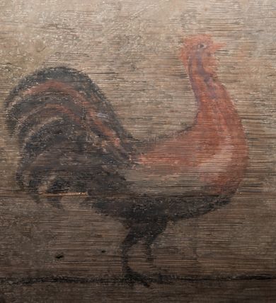 Zdjęcie nr 87: Polichromia ścienna obiegająca całe wnętrze świątyni wraz ze stropem, na ścianach kompozycje dwustrefowe. Strefy odgraniczone malowanym, profilowanym szarym cokołem z konsolami oraz umieszczonymi między nimi napisami. Na osi konsol, w drugiej strefie kolumny oddzielające poszczególne sceny. Kolumny ustawione na złoconych bazach, trzony malowane na czerwono, kapitele stylizowane na korynckie. Podpory podtrzymują malowany szary fryz zdobiony maskami, uskrzydlonymi główkami anielskimi oraz liśćmi wawrzynu.

Ściana północna nawy
W dolnej strefie znajduje się przedstawienie, tzw. Sąd Krwi, odbywający się w pałacu Kajfasza. Pośrodku sceny stoi Kajfasz na podwyższeniu ubrany w strój kapłana żydowskiego, na tle czarnej kotary. U góry napis cześciowo nieczytelny: „SAIPHAS / PONTIFEX / (?) OMNES QVID VELATIS PRAESTAT MNV(?) MORI QVAM / (?) VNIVE SV(?) POPULV (?) DE (?)RE”. Po prawej stronie kompozycji siedzi na kamiennym podeście Chrystus zwrócony trzy czwarte w prawo. Ubrany jest w czerwoną suknię, na głowie ma założoną koronę cierniową, a wokół niej kolisty nimb. Po obu stronach Kajfasza znajdują się liczni członkowie Sanhedrynu, którzy trzymają w dłoniach zwoje z ich imionami oraz orzeczeniami winy, część z nich jest nieczytelna: „INCOGNITA CAV/SA MORTI OBU(?)/EN BVS”, „(?) / ROGAT / NOR(?)M (?) / HIC (?)OMC PE(?)A /VIT”, „PAD / (?)EDV(?) / (?)T / (?)N”, „(?)SMO(?) / (?)HIN (?)”, „RIPHA(?) / LEX IN (?)”, „QRAM / QVARE SINE/MVS VIRVM / (?) QVIA / IVSTVS EST / MORTE DAM(?)”, „EM / IVSTVS / MAXIME QVV / POPVLVM SV(?) / CONCIONIRVS / (?)IONEM / (?)ONC(?)”, „NECODE / (?)CEM ACC(?) / PVLV SEDVCD / MORTE DIGNUS(?) /EST”, „(?)TRIE / (?)NITIE”, „MES / SI(?)VSTVS / EST CONVER / (?)AMVR ADI/(?)VM SINE / (?)VST (?)”, „SAMEOH / SI NEC IV/STVS EST NEC / INIVSTVS Q (?)/TAMEN MO(?)/MVR: C(?) / NON CI (?) /MORTE / EL EXILI / O IPSV / DAMNA/MVS”. Ponadto zachowane pojedyncze litery w dolnej części sceny oraz fragmenty długiego napisu po prawej u góry: „(?) CRV(?) (…) NOS / ET SVP(?)R FILIOS”. W górnej strefie od lewej strony pierwsza kwatera nieczytelna. W drugiej znajduje się scena ukazująca Chrystusa Zmartwychwstałego odwiedzającego Matkę Boską. Poniżej w partii cokołu napis: „T(?) ITA EVIT SVBIIT TAMEN A SPERA MORIS / N(?)LA SED STRATA MORTE RESVRGIT”. W drugiej kwaterze Pokłon Trzech Króli, opatrzony napisem: „CURVATO REGES VENER NTVR POPLITE REGEM / REGYM. NEC MIRUMOIVS DOCET OFFICIVM”. W ostatniej scena ukazująca Boże Narodzenie z podpisem: „VIRGO (?)NTIVSI(?)E P(?)VOD DINERAT ANTE / JAM(?) NIS PALPAS UPERE NVI S. ANAS”.

Ściana łuku arkady tęczowej
Po stronie północnej – dolna strefa nieczytelna, w górnej przedstawienie św. Jerzego na koniu walczącego ze smokiem. Po stronie południowej arkady tęczowej w górnej strefie św. Marcin ucinający połę swojego płaszcza dla żebraka. 

Prezbiterium
Na ścianie północnej lewa strona strefy dolnej niezachowana, dalej drzwi do zakrystii flankowane parą kolumn o czarnych trzonach i korynckich kapitelach. W nadprożu scena ukazująca Chrystusa Zmartwychwstałego Triumfującego, który jedzie na zaprzężonym w trzy baranki powozie. Na tyle pojazdu leżą narzędzia Męki Pańskiej. W prawym górnym narożu sceny napis: „IESVS TRIVMPHANS”. Kolejna scena przedstawia dwie święte niewiasty oraz ucztę. Scena w najnowszej literaturze interpretowana jest jako usługiwanie św. Elżbiety ubogim i chorym. W górnej strefie od lewej strony zostały ukazane następujące przedstawienia i podpisy: Nawiedzenie Najświętszej Marii Panny opisane słowami: „VISITAT ELEGTA IN GENITRICEM VIRCO TONANTIS / MA(?) (?)OMINIS PVRI VERA PARENS OVE DEI”. Kolejna scena przedstawia Zwiastowanie Najświętszej Marii Pannie: „TER QVE QVATER Q3 BEATA, ES VIRGO TE FORE MATRE / ANGELVS A CAELO DETONAT ORE DEI”. Następna kwatera ukazuje Matkę Boską Niepokalanie Poczętą. Po jej bokach znajdują się dwa anioły unoszące białe banderole z napisami: „FIA(?)MINA PLVENS CAELLS EST SVME GRATIA REGIS / A TE QVA RERIT VIRGO SIGMA (?)” oraz „CVMBA NATAT SVPIRI MARE. SED NON FLVC T. FRGO / MVNDANI FLCTIS NON TIM(?)”. W narożach symbole Litanii Loretańskiej w medalionach opisane kolejno słowami: „PER HAEC PRAESERVOR”, „FLVCTVS NON VEREOR”, „EXSPINIS SINE SPINIS ORIOR” oraz „(?)AVDOR NOCTI / LVCI APERIOR”. Poniżej sceny słabo czytelny napis: „INSIDIABARIS MALEDICTE VENENIGER ANGVIS / HV(?) (?)ENERI FAVCIBVS I GNIVS ME / (?) MVLIEREM DIRE (?)RANE / (?)PSE KIECAEM”. Poniżej przedstawienia, w partii cokołu napis: „ECCE ENIM EX HOC BEATAM ME / DICENT OMNES GENERATIONES”. W kolejnej kwaterze św. Elżbieta Węgierska i inskrypcja na cokole: „ARE ODIVA ELIZABETH: NAM TVA CLARENT / RIO MORES NOMINA FACTA POLO”.  Dalej św. Stanisław Biskup: „DIVE STANISLAE HIC MVLT LOCVS AMBIT ET OBTAT / SIS PATER ELIZABETH PATRONA SI(?)”. W części środkowej apsydy dolna cześć niezachowana, w górnej przedstawienie Mojżesza oraz Aarona. Na ścianie południowej prezbiterium w strefie dolnej ukazani kolejno czterej ojcowie Kościoła, opisani: św. Augustyn „S(ANCTVS) AVGVSTINVS”, św. Hieronim „S(ANCTVS) HIER(ONIM)”, św. Grzegorz Wielki „S(ANCTVS) GREGORIVS” oraz św. Ambroży. W strefie górnej, od lewej: św. Jan Kanty. W partii cokołowej napis: „(?) HIC EST quo PATRIARHA ACADEMIA GAVDET / (?)qucm Felic aedicai Astricolam / (?)arior hospes ades Canti no us oris / hic habites oni Alumnus Armans”. W kolejnej kwaterze ukazani są św. Piotr oraz św. Andrzej: „CREDO IN DEVM PATREM OMNIPOTENTE CREATORE CA(?)ETERE ET IN IESVM CHRI/STVM FILIVM (?)VS VNICVM DOMINVM / NOSTRVM”. Następnie św. Bartłomiej i św. Filip: „DESCENDIT AD INFEROS, TERTIA DIE RESVB / REXIT AMORTVIS ASCENDIT, AD CAELOS SEDENT, A DEXTERAM DEI PATRIS OMNI: / POTENTIS”. W ostatniej kwaterze prezbiterium ukazani są św. Tomasz oraz drugi, nierozpoznany apostoł: „CREDO IN SPIRITVM / SANCTVM”.

Ściana północna nawy
Polichromia na ścianie północnej częściowo niezachowana. W dolnej strefie scena ukazująca Modlitwę w Ogrójcu oraz narzędzia Męki Pańskiej: „(?)S SALVATOR / M(?)”. W górnej strefie kolejni dwaj apostołowie: św. Szymon i św. Juda Tadeusz: „SANCTA(?) / MVNION (?)”. Kolejna kwatera nieczytelna.

Balustrada chóru muzycznego
Balustradę chóru muzycznego zdobią alegorie siedmiu grzechów głównych pod postacią kobiet i towarzyszących im atrybutów, pierwsza z lewej Pycha, następna Chciwość, kolejne nieczytelne. Pod chórem muzycznym uskrzydlona główka aniołka nad portalem wejściowym, a po prawej stronie napis: „SPECVLVM / (?) MAI(?) OMNIB(?) VI(?)SIM(?) (?) CADENTI V RESCAT / (?)”.

Strop
Kompozycja stropu podzielona na trzy strefy, dwie duże boczne oraz wąską, środkową. W pierwszej strefie bocznej umieszczona jest rozbudowana kompozycja przedstawiająca Wniebowzięcie Najświętszej Marii Panny. W dolnej strefie pusty grób oraz apostołowie. Matkę Boską otaczają grupy muzykujących aniołów, u góry stoi Chrystus. W strefie środkowej ukazana została Koronacja Matki Boskiej, a w drugiej strefie bocznej Sąd Ostateczny. Partia malowideł na stropie również dookoła opatrzona jest napisami, lecz nieczytelnymi. 
