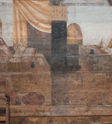 Zdjęcie nr 91: Polichromia ścienna obiegająca całe wnętrze świątyni wraz ze stropem, na ścianach kompozycje dwustrefowe. Strefy odgraniczone malowanym, profilowanym szarym cokołem z konsolami oraz umieszczonymi między nimi napisami. Na osi konsol, w drugiej strefie kolumny oddzielające poszczególne sceny. Kolumny ustawione na złoconych bazach, trzony malowane na czerwono, kapitele stylizowane na korynckie. Podpory podtrzymują malowany szary fryz zdobiony maskami, uskrzydlonymi główkami anielskimi oraz liśćmi wawrzynu.

Ściana północna nawy
W dolnej strefie znajduje się przedstawienie, tzw. Sąd Krwi, odbywający się w pałacu Kajfasza. Pośrodku sceny stoi Kajfasz na podwyższeniu ubrany w strój kapłana żydowskiego, na tle czarnej kotary. U góry napis cześciowo nieczytelny: „SAIPHAS / PONTIFEX / (?) OMNES QVID VELATIS PRAESTAT MNV(?) MORI QVAM / (?) VNIVE SV(?) POPULV (?) DE (?)RE”. Po prawej stronie kompozycji siedzi na kamiennym podeście Chrystus zwrócony trzy czwarte w prawo. Ubrany jest w czerwoną suknię, na głowie ma założoną koronę cierniową, a wokół niej kolisty nimb. Po obu stronach Kajfasza znajdują się liczni członkowie Sanhedrynu, którzy trzymają w dłoniach zwoje z ich imionami oraz orzeczeniami winy, część z nich jest nieczytelna: „INCOGNITA CAV/SA MORTI OBU(?)/EN BVS”, „(?) / ROGAT / NOR(?)M (?) / HIC (?)OMC PE(?)A /VIT”, „PAD / (?)EDV(?) / (?)T / (?)N”, „(?)SMO(?) / (?)HIN (?)”, „RIPHA(?) / LEX IN (?)”, „QRAM / QVARE SINE/MVS VIRVM / (?) QVIA / IVSTVS EST / MORTE DAM(?)”, „EM / IVSTVS / MAXIME QVV / POPVLVM SV(?) / CONCIONIRVS / (?)IONEM / (?)ONC(?)”, „NECODE / (?)CEM ACC(?) / PVLV SEDVCD / MORTE DIGNUS(?) /EST”, „(?)TRIE / (?)NITIE”, „MES / SI(?)VSTVS / EST CONVER / (?)AMVR ADI/(?)VM SINE / (?)VST (?)”, „SAMEOH / SI NEC IV/STVS EST NEC / INIVSTVS Q (?)/TAMEN MO(?)/MVR: C(?) / NON CI (?) /MORTE / EL EXILI / O IPSV / DAMNA/MVS”. Ponadto zachowane pojedyncze litery w dolnej części sceny oraz fragmenty długiego napisu po prawej u góry: „(?) CRV(?) (…) NOS / ET SVP(?)R FILIOS”. W górnej strefie od lewej strony pierwsza kwatera nieczytelna. W drugiej znajduje się scena ukazująca Chrystusa Zmartwychwstałego odwiedzającego Matkę Boską. Poniżej w partii cokołu napis: „T(?) ITA EVIT SVBIIT TAMEN A SPERA MORIS / N(?)LA SED STRATA MORTE RESVRGIT”. W drugiej kwaterze Pokłon Trzech Króli, opatrzony napisem: „CURVATO REGES VENER NTVR POPLITE REGEM / REGYM. NEC MIRUMOIVS DOCET OFFICIVM”. W ostatniej scena ukazująca Boże Narodzenie z podpisem: „VIRGO (?)NTIVSI(?)E P(?)VOD DINERAT ANTE / JAM(?) NIS PALPAS UPERE NVI S. ANAS”.

Ściana łuku arkady tęczowej
Po stronie północnej – dolna strefa nieczytelna, w górnej przedstawienie św. Jerzego na koniu walczącego ze smokiem. Po stronie południowej arkady tęczowej w górnej strefie św. Marcin ucinający połę swojego płaszcza dla żebraka. 

Prezbiterium
Na ścianie północnej lewa strona strefy dolnej niezachowana, dalej drzwi do zakrystii flankowane parą kolumn o czarnych trzonach i korynckich kapitelach. W nadprożu scena ukazująca Chrystusa Zmartwychwstałego Triumfującego, który jedzie na zaprzężonym w trzy baranki powozie. Na tyle pojazdu leżą narzędzia Męki Pańskiej. W prawym górnym narożu sceny napis: „IESVS TRIVMPHANS”. Kolejna scena przedstawia dwie święte niewiasty oraz ucztę. Scena w najnowszej literaturze interpretowana jest jako usługiwanie św. Elżbiety ubogim i chorym. W górnej strefie od lewej strony zostały ukazane następujące przedstawienia i podpisy: Nawiedzenie Najświętszej Marii Panny opisane słowami: „VISITAT ELEGTA IN GENITRICEM VIRCO TONANTIS / MA(?) (?)OMINIS PVRI VERA PARENS OVE DEI”. Kolejna scena przedstawia Zwiastowanie Najświętszej Marii Pannie: „TER QVE QVATER Q3 BEATA, ES VIRGO TE FORE MATRE / ANGELVS A CAELO DETONAT ORE DEI”. Następna kwatera ukazuje Matkę Boską Niepokalanie Poczętą. Po jej bokach znajdują się dwa anioły unoszące białe banderole z napisami: „FIA(?)MINA PLVENS CAELLS EST SVME GRATIA REGIS / A TE QVA RERIT VIRGO SIGMA (?)” oraz „CVMBA NATAT SVPIRI MARE. SED NON FLVC T. FRGO / MVNDANI FLCTIS NON TIM(?)”. W narożach symbole Litanii Loretańskiej w medalionach opisane kolejno słowami: „PER HAEC PRAESERVOR”, „FLVCTVS NON VEREOR”, „EXSPINIS SINE SPINIS ORIOR” oraz „(?)AVDOR NOCTI / LVCI APERIOR”. Poniżej sceny słabo czytelny napis: „INSIDIABARIS MALEDICTE VENENIGER ANGVIS / HV(?) (?)ENERI FAVCIBVS I GNIVS ME / (?) MVLIEREM DIRE (?)RANE / (?)PSE KIECAEM”. Poniżej przedstawienia, w partii cokołu napis: „ECCE ENIM EX HOC BEATAM ME / DICENT OMNES GENERATIONES”. W kolejnej kwaterze św. Elżbieta Węgierska i inskrypcja na cokole: „ARE ODIVA ELIZABETH: NAM TVA CLARENT / RIO MORES NOMINA FACTA POLO”.  Dalej św. Stanisław Biskup: „DIVE STANISLAE HIC MVLT LOCVS AMBIT ET OBTAT / SIS PATER ELIZABETH PATRONA SI(?)”. W części środkowej apsydy dolna cześć niezachowana, w górnej przedstawienie Mojżesza oraz Aarona. Na ścianie południowej prezbiterium w strefie dolnej ukazani kolejno czterej ojcowie Kościoła, opisani: św. Augustyn „S(ANCTVS) AVGVSTINVS”, św. Hieronim „S(ANCTVS) HIER(ONIM)”, św. Grzegorz Wielki „S(ANCTVS) GREGORIVS” oraz św. Ambroży. W strefie górnej, od lewej: św. Jan Kanty. W partii cokołowej napis: „(?) HIC EST quo PATRIARHA ACADEMIA GAVDET / (?)qucm Felic aedicai Astricolam / (?)arior hospes ades Canti no us oris / hic habites oni Alumnus Armans”. W kolejnej kwaterze ukazani są św. Piotr oraz św. Andrzej: „CREDO IN DEVM PATREM OMNIPOTENTE CREATORE CA(?)ETERE ET IN IESVM CHRI/STVM FILIVM (?)VS VNICVM DOMINVM / NOSTRVM”. Następnie św. Bartłomiej i św. Filip: „DESCENDIT AD INFEROS, TERTIA DIE RESVB / REXIT AMORTVIS ASCENDIT, AD CAELOS SEDENT, A DEXTERAM DEI PATRIS OMNI: / POTENTIS”. W ostatniej kwaterze prezbiterium ukazani są św. Tomasz oraz drugi, nierozpoznany apostoł: „CREDO IN SPIRITVM / SANCTVM”.

Ściana północna nawy
Polichromia na ścianie północnej częściowo niezachowana. W dolnej strefie scena ukazująca Modlitwę w Ogrójcu oraz narzędzia Męki Pańskiej: „(?)S SALVATOR / M(?)”. W górnej strefie kolejni dwaj apostołowie: św. Szymon i św. Juda Tadeusz: „SANCTA(?) / MVNION (?)”. Kolejna kwatera nieczytelna.

Balustrada chóru muzycznego
Balustradę chóru muzycznego zdobią alegorie siedmiu grzechów głównych pod postacią kobiet i towarzyszących im atrybutów, pierwsza z lewej Pycha, następna Chciwość, kolejne nieczytelne. Pod chórem muzycznym uskrzydlona główka aniołka nad portalem wejściowym, a po prawej stronie napis: „SPECVLVM / (?) MAI(?) OMNIB(?) VI(?)SIM(?) (?) CADENTI V RESCAT / (?)”.

Strop
Kompozycja stropu podzielona na trzy strefy, dwie duże boczne oraz wąską, środkową. W pierwszej strefie bocznej umieszczona jest rozbudowana kompozycja przedstawiająca Wniebowzięcie Najświętszej Marii Panny. W dolnej strefie pusty grób oraz apostołowie. Matkę Boską otaczają grupy muzykujących aniołów, u góry stoi Chrystus. W strefie środkowej ukazana została Koronacja Matki Boskiej, a w drugiej strefie bocznej Sąd Ostateczny. Partia malowideł na stropie również dookoła opatrzona jest napisami, lecz nieczytelnymi. 
