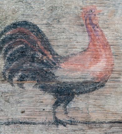 Zdjęcie nr 88: Polichromia ścienna obiegająca całe wnętrze świątyni wraz ze stropem, na ścianach kompozycje dwustrefowe. Strefy odgraniczone malowanym, profilowanym szarym cokołem z konsolami oraz umieszczonymi między nimi napisami. Na osi konsol, w drugiej strefie kolumny oddzielające poszczególne sceny. Kolumny ustawione na złoconych bazach, trzony malowane na czerwono, kapitele stylizowane na korynckie. Podpory podtrzymują malowany szary fryz zdobiony maskami, uskrzydlonymi główkami anielskimi oraz liśćmi wawrzynu.

Ściana północna nawy
W dolnej strefie znajduje się przedstawienie, tzw. Sąd Krwi, odbywający się w pałacu Kajfasza. Pośrodku sceny stoi Kajfasz na podwyższeniu ubrany w strój kapłana żydowskiego, na tle czarnej kotary. U góry napis cześciowo nieczytelny: „SAIPHAS / PONTIFEX / (?) OMNES QVID VELATIS PRAESTAT MNV(?) MORI QVAM / (?) VNIVE SV(?) POPULV (?) DE (?)RE”. Po prawej stronie kompozycji siedzi na kamiennym podeście Chrystus zwrócony trzy czwarte w prawo. Ubrany jest w czerwoną suknię, na głowie ma założoną koronę cierniową, a wokół niej kolisty nimb. Po obu stronach Kajfasza znajdują się liczni członkowie Sanhedrynu, którzy trzymają w dłoniach zwoje z ich imionami oraz orzeczeniami winy, część z nich jest nieczytelna: „INCOGNITA CAV/SA MORTI OBU(?)/EN BVS”, „(?) / ROGAT / NOR(?)M (?) / HIC (?)OMC PE(?)A /VIT”, „PAD / (?)EDV(?) / (?)T / (?)N”, „(?)SMO(?) / (?)HIN (?)”, „RIPHA(?) / LEX IN (?)”, „QRAM / QVARE SINE/MVS VIRVM / (?) QVIA / IVSTVS EST / MORTE DAM(?)”, „EM / IVSTVS / MAXIME QVV / POPVLVM SV(?) / CONCIONIRVS / (?)IONEM / (?)ONC(?)”, „NECODE / (?)CEM ACC(?) / PVLV SEDVCD / MORTE DIGNUS(?) /EST”, „(?)TRIE / (?)NITIE”, „MES / SI(?)VSTVS / EST CONVER / (?)AMVR ADI/(?)VM SINE / (?)VST (?)”, „SAMEOH / SI NEC IV/STVS EST NEC / INIVSTVS Q (?)/TAMEN MO(?)/MVR: C(?) / NON CI (?) /MORTE / EL EXILI / O IPSV / DAMNA/MVS”. Ponadto zachowane pojedyncze litery w dolnej części sceny oraz fragmenty długiego napisu po prawej u góry: „(?) CRV(?) (…) NOS / ET SVP(?)R FILIOS”. W górnej strefie od lewej strony pierwsza kwatera nieczytelna. W drugiej znajduje się scena ukazująca Chrystusa Zmartwychwstałego odwiedzającego Matkę Boską. Poniżej w partii cokołu napis: „T(?) ITA EVIT SVBIIT TAMEN A SPERA MORIS / N(?)LA SED STRATA MORTE RESVRGIT”. W drugiej kwaterze Pokłon Trzech Króli, opatrzony napisem: „CURVATO REGES VENER NTVR POPLITE REGEM / REGYM. NEC MIRUMOIVS DOCET OFFICIVM”. W ostatniej scena ukazująca Boże Narodzenie z podpisem: „VIRGO (?)NTIVSI(?)E P(?)VOD DINERAT ANTE / JAM(?) NIS PALPAS UPERE NVI S. ANAS”.

Ściana łuku arkady tęczowej
Po stronie północnej – dolna strefa nieczytelna, w górnej przedstawienie św. Jerzego na koniu walczącego ze smokiem. Po stronie południowej arkady tęczowej w górnej strefie św. Marcin ucinający połę swojego płaszcza dla żebraka. 

Prezbiterium
Na ścianie północnej lewa strona strefy dolnej niezachowana, dalej drzwi do zakrystii flankowane parą kolumn o czarnych trzonach i korynckich kapitelach. W nadprożu scena ukazująca Chrystusa Zmartwychwstałego Triumfującego, który jedzie na zaprzężonym w trzy baranki powozie. Na tyle pojazdu leżą narzędzia Męki Pańskiej. W prawym górnym narożu sceny napis: „IESVS TRIVMPHANS”. Kolejna scena przedstawia dwie święte niewiasty oraz ucztę. Scena w najnowszej literaturze interpretowana jest jako usługiwanie św. Elżbiety ubogim i chorym. W górnej strefie od lewej strony zostały ukazane następujące przedstawienia i podpisy: Nawiedzenie Najświętszej Marii Panny opisane słowami: „VISITAT ELEGTA IN GENITRICEM VIRCO TONANTIS / MA(?) (?)OMINIS PVRI VERA PARENS OVE DEI”. Kolejna scena przedstawia Zwiastowanie Najświętszej Marii Pannie: „TER QVE QVATER Q3 BEATA, ES VIRGO TE FORE MATRE / ANGELVS A CAELO DETONAT ORE DEI”. Następna kwatera ukazuje Matkę Boską Niepokalanie Poczętą. Po jej bokach znajdują się dwa anioły unoszące białe banderole z napisami: „FIA(?)MINA PLVENS CAELLS EST SVME GRATIA REGIS / A TE QVA RERIT VIRGO SIGMA (?)” oraz „CVMBA NATAT SVPIRI MARE. SED NON FLVC T. FRGO / MVNDANI FLCTIS NON TIM(?)”. W narożach symbole Litanii Loretańskiej w medalionach opisane kolejno słowami: „PER HAEC PRAESERVOR”, „FLVCTVS NON VEREOR”, „EXSPINIS SINE SPINIS ORIOR” oraz „(?)AVDOR NOCTI / LVCI APERIOR”. Poniżej sceny słabo czytelny napis: „INSIDIABARIS MALEDICTE VENENIGER ANGVIS / HV(?) (?)ENERI FAVCIBVS I GNIVS ME / (?) MVLIEREM DIRE (?)RANE / (?)PSE KIECAEM”. Poniżej przedstawienia, w partii cokołu napis: „ECCE ENIM EX HOC BEATAM ME / DICENT OMNES GENERATIONES”. W kolejnej kwaterze św. Elżbieta Węgierska i inskrypcja na cokole: „ARE ODIVA ELIZABETH: NAM TVA CLARENT / RIO MORES NOMINA FACTA POLO”.  Dalej św. Stanisław Biskup: „DIVE STANISLAE HIC MVLT LOCVS AMBIT ET OBTAT / SIS PATER ELIZABETH PATRONA SI(?)”. W części środkowej apsydy dolna cześć niezachowana, w górnej przedstawienie Mojżesza oraz Aarona. Na ścianie południowej prezbiterium w strefie dolnej ukazani kolejno czterej ojcowie Kościoła, opisani: św. Augustyn „S(ANCTVS) AVGVSTINVS”, św. Hieronim „S(ANCTVS) HIER(ONIM)”, św. Grzegorz Wielki „S(ANCTVS) GREGORIVS” oraz św. Ambroży. W strefie górnej, od lewej: św. Jan Kanty. W partii cokołowej napis: „(?) HIC EST quo PATRIARHA ACADEMIA GAVDET / (?)qucm Felic aedicai Astricolam / (?)arior hospes ades Canti no us oris / hic habites oni Alumnus Armans”. W kolejnej kwaterze ukazani są św. Piotr oraz św. Andrzej: „CREDO IN DEVM PATREM OMNIPOTENTE CREATORE CA(?)ETERE ET IN IESVM CHRI/STVM FILIVM (?)VS VNICVM DOMINVM / NOSTRVM”. Następnie św. Bartłomiej i św. Filip: „DESCENDIT AD INFEROS, TERTIA DIE RESVB / REXIT AMORTVIS ASCENDIT, AD CAELOS SEDENT, A DEXTERAM DEI PATRIS OMNI: / POTENTIS”. W ostatniej kwaterze prezbiterium ukazani są św. Tomasz oraz drugi, nierozpoznany apostoł: „CREDO IN SPIRITVM / SANCTVM”.

Ściana północna nawy
Polichromia na ścianie północnej częściowo niezachowana. W dolnej strefie scena ukazująca Modlitwę w Ogrójcu oraz narzędzia Męki Pańskiej: „(?)S SALVATOR / M(?)”. W górnej strefie kolejni dwaj apostołowie: św. Szymon i św. Juda Tadeusz: „SANCTA(?) / MVNION (?)”. Kolejna kwatera nieczytelna.

Balustrada chóru muzycznego
Balustradę chóru muzycznego zdobią alegorie siedmiu grzechów głównych pod postacią kobiet i towarzyszących im atrybutów, pierwsza z lewej Pycha, następna Chciwość, kolejne nieczytelne. Pod chórem muzycznym uskrzydlona główka aniołka nad portalem wejściowym, a po prawej stronie napis: „SPECVLVM / (?) MAI(?) OMNIB(?) VI(?)SIM(?) (?) CADENTI V RESCAT / (?)”.

Strop
Kompozycja stropu podzielona na trzy strefy, dwie duże boczne oraz wąską, środkową. W pierwszej strefie bocznej umieszczona jest rozbudowana kompozycja przedstawiająca Wniebowzięcie Najświętszej Marii Panny. W dolnej strefie pusty grób oraz apostołowie. Matkę Boską otaczają grupy muzykujących aniołów, u góry stoi Chrystus. W strefie środkowej ukazana została Koronacja Matki Boskiej, a w drugiej strefie bocznej Sąd Ostateczny. Partia malowideł na stropie również dookoła opatrzona jest napisami, lecz nieczytelnymi. 
