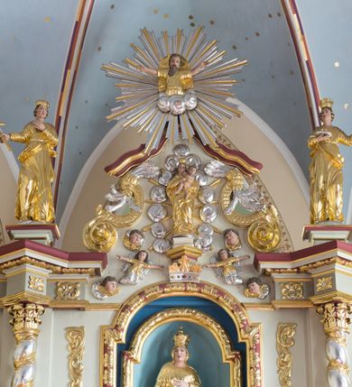 Zdjęcie nr 5: Ołtarz drewniany, prostopadłościenny, mensa drewniana z kamiennym portatylem. Antependium drewniane, na profilowanym cokole, ujęte parą lizen z  płycinami w kształcie stojących prostokątów, zamkniętych półkoliście podtrzymujących gzyms; w polu obraz w formie leżącego prostokąta z obrazem Ostatnia Wieczerza malowanym olejno na desce. Tabernakulum w formie drewnianej skrzynki; na ścianie frontowej arkada, której łuk opiera się na parze pilastrów z płycinami na trzonach, flankujących drzwiczki; całość zamknięta profilowanym gzymsem. Fakturowane drzwiczki w formie stojącego prostokąta zamkniętego łukiem półkolistym z aplikowanymi kielichem z Hostią w glorii, ujętym kłosami zbóż i kiściami winogron. Na tabernakulum dwie klęczące figurki modlących się aniołów i krucyfiks. 

Nastawa ołtarzowa architektoniczna, jednoosiowa, jednokondygnacyjna ze zwieńczeniem i bramkami. Na dwustrefowym cokole o zryzalitowanych brzegach ustawiona jest nastawa. Kondygnacja ujęta parą kolumn o kapitelach kompozytowych i skręconych trzonach, stojących na ukośnie ustawionych cokołach. Podpory dźwigają pełne belkowanie, przerwane nad polem środkowym. W polu podwójna nisza, każda ujęta ramą w formie stojącego prostokąta zamkniętego łukiem nadwieszonym. Wewnątrz rzeźba św. Elżbiety Węgierskiej. Po bokach nastawy ustawione dwie figury świętych królewiczów węgierskich. Kondygnacja ujęta uszami utworzonymi z liści akantu i karbowanej wstęgi.

Zwieńczenie w formie zbliżonej do trójkąta, ujęte spływami wolutowymi, zamknięte falowanym gzymsem przyjmującym trójkątny kształt, zakończone glorią promienistą z rzeźbą Boga Ojca. W polu zwieńczenia wspornik ze stojącą figurką Matki Boskiej na tle glorii i obłoków, pośród rzeźbionych uskrzydlonych główek anielskich i pary aniołków. Po bokach zwieńczenia ustawione dwie figury świętych niewiast.

Bramki w formie podwieszonych łuków nadwieszonych. Przejście zamknięte łukiem wklęsło-wypukłym z uskokami. Na bramkach ustawione są figury: po lewej stronie św. Piotra, a po prawej św. Pawła.

Cokoły, bramki, pole środkowe i fryz dekorowane akantem. Skręcone trzony kolumn dekorowane wicią roślinną. Struktura polichromowana w kolorze beżowym z czerwonymi profilami; ornamentyka i profile złocone; detale i trzony kolumn srebrzone. 

Na boku ołtarza tabliczka: „FUNDACJA / ZŁOCENIA OŁTARZA GŁÓWNEGO /  KOŁO NR 1 / PRZY ZWIĄZKU SPISZA / CHICAGO / U. S. A. / 2003 R.”. 