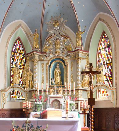 Zdjęcie nr 2: Ołtarz drewniany, prostopadłościenny, mensa drewniana z kamiennym portatylem. Antependium drewniane, na profilowanym cokole, ujęte parą lizen z  płycinami w kształcie stojących prostokątów, zamkniętych półkoliście podtrzymujących gzyms; w polu obraz w formie leżącego prostokąta z obrazem Ostatnia Wieczerza malowanym olejno na desce. Tabernakulum w formie drewnianej skrzynki; na ścianie frontowej arkada, której łuk opiera się na parze pilastrów z płycinami na trzonach, flankujących drzwiczki; całość zamknięta profilowanym gzymsem. Fakturowane drzwiczki w formie stojącego prostokąta zamkniętego łukiem półkolistym z aplikowanymi kielichem z Hostią w glorii, ujętym kłosami zbóż i kiściami winogron. Na tabernakulum dwie klęczące figurki modlących się aniołów i krucyfiks. 

Nastawa ołtarzowa architektoniczna, jednoosiowa, jednokondygnacyjna ze zwieńczeniem i bramkami. Na dwustrefowym cokole o zryzalitowanych brzegach ustawiona jest nastawa. Kondygnacja ujęta parą kolumn o kapitelach kompozytowych i skręconych trzonach, stojących na ukośnie ustawionych cokołach. Podpory dźwigają pełne belkowanie, przerwane nad polem środkowym. W polu podwójna nisza, każda ujęta ramą w formie stojącego prostokąta zamkniętego łukiem nadwieszonym. Wewnątrz rzeźba św. Elżbiety Węgierskiej. Po bokach nastawy ustawione dwie figury świętych królewiczów węgierskich. Kondygnacja ujęta uszami utworzonymi z liści akantu i karbowanej wstęgi.

Zwieńczenie w formie zbliżonej do trójkąta, ujęte spływami wolutowymi, zamknięte falowanym gzymsem przyjmującym trójkątny kształt, zakończone glorią promienistą z rzeźbą Boga Ojca. W polu zwieńczenia wspornik ze stojącą figurką Matki Boskiej na tle glorii i obłoków, pośród rzeźbionych uskrzydlonych główek anielskich i pary aniołków. Po bokach zwieńczenia ustawione dwie figury świętych niewiast.

Bramki w formie podwieszonych łuków nadwieszonych. Przejście zamknięte łukiem wklęsło-wypukłym z uskokami. Na bramkach ustawione są figury: po lewej stronie św. Piotra, a po prawej św. Pawła.

Cokoły, bramki, pole środkowe i fryz dekorowane akantem. Skręcone trzony kolumn dekorowane wicią roślinną. Struktura polichromowana w kolorze beżowym z czerwonymi profilami; ornamentyka i profile złocone; detale i trzony kolumn srebrzone. 

Na boku ołtarza tabliczka: „FUNDACJA / ZŁOCENIA OŁTARZA GŁÓWNEGO /  KOŁO NR 1 / PRZY ZWIĄZKU SPISZA / CHICAGO / U. S. A. / 2003 R.”. 