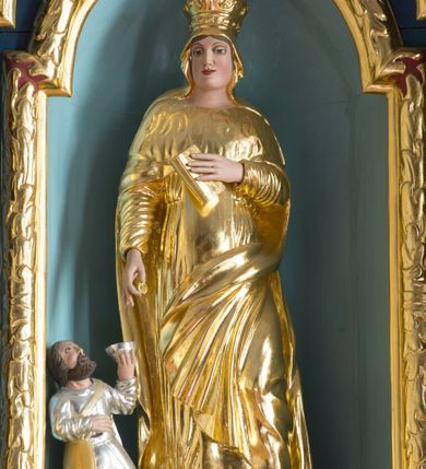 Zdjęcie nr 6: Ołtarz drewniany, prostopadłościenny, mensa drewniana z kamiennym portatylem. Antependium drewniane, na profilowanym cokole, ujęte parą lizen z  płycinami w kształcie stojących prostokątów, zamkniętych półkoliście podtrzymujących gzyms; w polu obraz w formie leżącego prostokąta z obrazem Ostatnia Wieczerza malowanym olejno na desce. Tabernakulum w formie drewnianej skrzynki; na ścianie frontowej arkada, której łuk opiera się na parze pilastrów z płycinami na trzonach, flankujących drzwiczki; całość zamknięta profilowanym gzymsem. Fakturowane drzwiczki w formie stojącego prostokąta zamkniętego łukiem półkolistym z aplikowanymi kielichem z Hostią w glorii, ujętym kłosami zbóż i kiściami winogron. Na tabernakulum dwie klęczące figurki modlących się aniołów i krucyfiks. 

Nastawa ołtarzowa architektoniczna, jednoosiowa, jednokondygnacyjna ze zwieńczeniem i bramkami. Na dwustrefowym cokole o zryzalitowanych brzegach ustawiona jest nastawa. Kondygnacja ujęta parą kolumn o kapitelach kompozytowych i skręconych trzonach, stojących na ukośnie ustawionych cokołach. Podpory dźwigają pełne belkowanie, przerwane nad polem środkowym. W polu podwójna nisza, każda ujęta ramą w formie stojącego prostokąta zamkniętego łukiem nadwieszonym. Wewnątrz rzeźba św. Elżbiety Węgierskiej. Po bokach nastawy ustawione dwie figury świętych królewiczów węgierskich. Kondygnacja ujęta uszami utworzonymi z liści akantu i karbowanej wstęgi.

Zwieńczenie w formie zbliżonej do trójkąta, ujęte spływami wolutowymi, zamknięte falowanym gzymsem przyjmującym trójkątny kształt, zakończone glorią promienistą z rzeźbą Boga Ojca. W polu zwieńczenia wspornik ze stojącą figurką Matki Boskiej na tle glorii i obłoków, pośród rzeźbionych uskrzydlonych główek anielskich i pary aniołków. Po bokach zwieńczenia ustawione dwie figury świętych niewiast.

Bramki w formie podwieszonych łuków nadwieszonych. Przejście zamknięte łukiem wklęsło-wypukłym z uskokami. Na bramkach ustawione są figury: po lewej stronie św. Piotra, a po prawej św. Pawła.

Cokoły, bramki, pole środkowe i fryz dekorowane akantem. Skręcone trzony kolumn dekorowane wicią roślinną. Struktura polichromowana w kolorze beżowym z czerwonymi profilami; ornamentyka i profile złocone; detale i trzony kolumn srebrzone. 

Na boku ołtarza tabliczka: „FUNDACJA / ZŁOCENIA OŁTARZA GŁÓWNEGO /  KOŁO NR 1 / PRZY ZWIĄZKU SPISZA / CHICAGO / U. S. A. / 2003 R.”. 