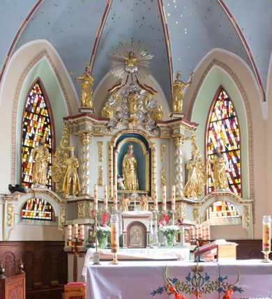 Zdjęcie nr 3: Ołtarz drewniany, prostopadłościenny, mensa drewniana z kamiennym portatylem. Antependium drewniane, na profilowanym cokole, ujęte parą lizen z  płycinami w kształcie stojących prostokątów, zamkniętych półkoliście podtrzymujących gzyms; w polu obraz w formie leżącego prostokąta z obrazem Ostatnia Wieczerza malowanym olejno na desce. Tabernakulum w formie drewnianej skrzynki; na ścianie frontowej arkada, której łuk opiera się na parze pilastrów z płycinami na trzonach, flankujących drzwiczki; całość zamknięta profilowanym gzymsem. Fakturowane drzwiczki w formie stojącego prostokąta zamkniętego łukiem półkolistym z aplikowanymi kielichem z Hostią w glorii, ujętym kłosami zbóż i kiściami winogron. Na tabernakulum dwie klęczące figurki modlących się aniołów i krucyfiks. 

Nastawa ołtarzowa architektoniczna, jednoosiowa, jednokondygnacyjna ze zwieńczeniem i bramkami. Na dwustrefowym cokole o zryzalitowanych brzegach ustawiona jest nastawa. Kondygnacja ujęta parą kolumn o kapitelach kompozytowych i skręconych trzonach, stojących na ukośnie ustawionych cokołach. Podpory dźwigają pełne belkowanie, przerwane nad polem środkowym. W polu podwójna nisza, każda ujęta ramą w formie stojącego prostokąta zamkniętego łukiem nadwieszonym. Wewnątrz rzeźba św. Elżbiety Węgierskiej. Po bokach nastawy ustawione dwie figury świętych królewiczów węgierskich. Kondygnacja ujęta uszami utworzonymi z liści akantu i karbowanej wstęgi.

Zwieńczenie w formie zbliżonej do trójkąta, ujęte spływami wolutowymi, zamknięte falowanym gzymsem przyjmującym trójkątny kształt, zakończone glorią promienistą z rzeźbą Boga Ojca. W polu zwieńczenia wspornik ze stojącą figurką Matki Boskiej na tle glorii i obłoków, pośród rzeźbionych uskrzydlonych główek anielskich i pary aniołków. Po bokach zwieńczenia ustawione dwie figury świętych niewiast.

Bramki w formie podwieszonych łuków nadwieszonych. Przejście zamknięte łukiem wklęsło-wypukłym z uskokami. Na bramkach ustawione są figury: po lewej stronie św. Piotra, a po prawej św. Pawła.

Cokoły, bramki, pole środkowe i fryz dekorowane akantem. Skręcone trzony kolumn dekorowane wicią roślinną. Struktura polichromowana w kolorze beżowym z czerwonymi profilami; ornamentyka i profile złocone; detale i trzony kolumn srebrzone. 

Na boku ołtarza tabliczka: „FUNDACJA / ZŁOCENIA OŁTARZA GŁÓWNEGO /  KOŁO NR 1 / PRZY ZWIĄZKU SPISZA / CHICAGO / U. S. A. / 2003 R.”. 