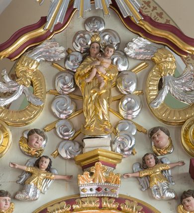 Zdjęcie nr 31: Ołtarz drewniany, prostopadłościenny, mensa drewniana z kamiennym portatylem. Antependium drewniane, na profilowanym cokole, ujęte parą lizen z  płycinami w kształcie stojących prostokątów, zamkniętych półkoliście podtrzymujących gzyms; w polu obraz w formie leżącego prostokąta z obrazem Ostatnia Wieczerza malowanym olejno na desce. Tabernakulum w formie drewnianej skrzynki; na ścianie frontowej arkada, której łuk opiera się na parze pilastrów z płycinami na trzonach, flankujących drzwiczki; całość zamknięta profilowanym gzymsem. Fakturowane drzwiczki w formie stojącego prostokąta zamkniętego łukiem półkolistym z aplikowanymi kielichem z Hostią w glorii, ujętym kłosami zbóż i kiściami winogron. Na tabernakulum dwie klęczące figurki modlących się aniołów i krucyfiks. 

Nastawa ołtarzowa architektoniczna, jednoosiowa, jednokondygnacyjna ze zwieńczeniem i bramkami. Na dwustrefowym cokole o zryzalitowanych brzegach ustawiona jest nastawa. Kondygnacja ujęta parą kolumn o kapitelach kompozytowych i skręconych trzonach, stojących na ukośnie ustawionych cokołach. Podpory dźwigają pełne belkowanie, przerwane nad polem środkowym. W polu podwójna nisza, każda ujęta ramą w formie stojącego prostokąta zamkniętego łukiem nadwieszonym. Wewnątrz rzeźba św. Elżbiety Węgierskiej. Po bokach nastawy ustawione dwie figury świętych królewiczów węgierskich. Kondygnacja ujęta uszami utworzonymi z liści akantu i karbowanej wstęgi.

Zwieńczenie w formie zbliżonej do trójkąta, ujęte spływami wolutowymi, zamknięte falowanym gzymsem przyjmującym trójkątny kształt, zakończone glorią promienistą z rzeźbą Boga Ojca. W polu zwieńczenia wspornik ze stojącą figurką Matki Boskiej na tle glorii i obłoków, pośród rzeźbionych uskrzydlonych główek anielskich i pary aniołków. Po bokach zwieńczenia ustawione dwie figury świętych niewiast.

Bramki w formie podwieszonych łuków nadwieszonych. Przejście zamknięte łukiem wklęsło-wypukłym z uskokami. Na bramkach ustawione są figury: po lewej stronie św. Piotra, a po prawej św. Pawła.

Cokoły, bramki, pole środkowe i fryz dekorowane akantem. Skręcone trzony kolumn dekorowane wicią roślinną. Struktura polichromowana w kolorze beżowym z czerwonymi profilami; ornamentyka i profile złocone; detale i trzony kolumn srebrzone. 

Na boku ołtarza tabliczka: „FUNDACJA / ZŁOCENIA OŁTARZA GŁÓWNEGO /  KOŁO NR 1 / PRZY ZWIĄZKU SPISZA / CHICAGO / U. S. A. / 2003 R.”. 