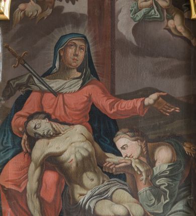 Zdjęcie nr 9: Ołtarz drewniany, prostopadłościenny, mensa drewniana z kamiennym portatylem. Antependium drewniane, na profilowanym cokole, ujęte parą lizen z  płycinami w kształcie stojących prostokątów, zamkniętych półkoliście podtrzymujących gzyms; w polu obraz w formie leżącego prostokąta z obrazem Ostatnia Wieczerza malowanym olejno na desce. Tabernakulum w formie drewnianej skrzynki; na ścianie frontowej arkada, której łuk opiera się na parze pilastrów z płycinami na trzonach, flankujących drzwiczki; całość zamknięta profilowanym gzymsem. Fakturowane drzwiczki w formie stojącego prostokąta zamkniętego łukiem półkolistym z aplikowanymi kielichem z Hostią w glorii, ujętym kłosami zbóż i kiściami winogron. Na tabernakulum dwie klęczące figurki modlących się aniołów i krucyfiks. 

Nastawa ołtarzowa architektoniczna, jednoosiowa, jednokondygnacyjna ze zwieńczeniem i bramkami. Na dwustrefowym cokole o zryzalitowanych brzegach ustawiona jest nastawa. Kondygnacja ujęta parą kolumn o kapitelach kompozytowych i skręconych trzonach, stojących na ukośnie ustawionych cokołach. Podpory dźwigają pełne belkowanie, przerwane nad polem środkowym. W polu podwójna nisza, każda ujęta ramą w formie stojącego prostokąta zamkniętego łukiem nadwieszonym. Wewnątrz rzeźba św. Elżbiety Węgierskiej. Po bokach nastawy ustawione dwie figury świętych królewiczów węgierskich. Kondygnacja ujęta uszami utworzonymi z liści akantu i karbowanej wstęgi.

Zwieńczenie w formie zbliżonej do trójkąta, ujęte spływami wolutowymi, zamknięte falowanym gzymsem przyjmującym trójkątny kształt, zakończone glorią promienistą z rzeźbą Boga Ojca. W polu zwieńczenia wspornik ze stojącą figurką Matki Boskiej na tle glorii i obłoków, pośród rzeźbionych uskrzydlonych główek anielskich i pary aniołków. Po bokach zwieńczenia ustawione dwie figury świętych niewiast.

Bramki w formie podwieszonych łuków nadwieszonych. Przejście zamknięte łukiem wklęsło-wypukłym z uskokami. Na bramkach ustawione są figury: po lewej stronie św. Piotra, a po prawej św. Pawła.

Cokoły, bramki, pole środkowe i fryz dekorowane akantem. Skręcone trzony kolumn dekorowane wicią roślinną. Struktura polichromowana w kolorze beżowym z czerwonymi profilami; ornamentyka i profile złocone; detale i trzony kolumn srebrzone. 

Na boku ołtarza tabliczka: „FUNDACJA / ZŁOCENIA OŁTARZA GŁÓWNEGO /  KOŁO NR 1 / PRZY ZWIĄZKU SPISZA / CHICAGO / U. S. A. / 2003 R.”. 