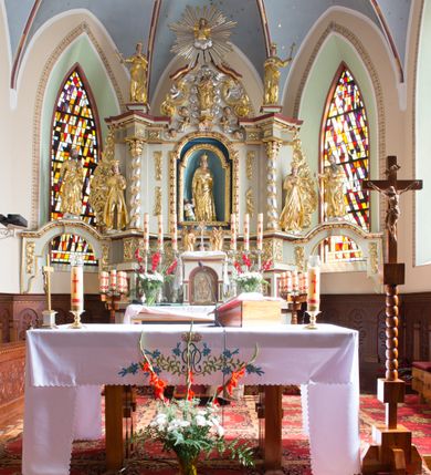 Zdjęcie nr 4: Ołtarz drewniany, prostopadłościenny, mensa drewniana z kamiennym portatylem. Antependium drewniane, na profilowanym cokole, ujęte parą lizen z  płycinami w kształcie stojących prostokątów, zamkniętych półkoliście podtrzymujących gzyms; w polu obraz w formie leżącego prostokąta z obrazem Ostatnia Wieczerza malowanym olejno na desce. Tabernakulum w formie drewnianej skrzynki; na ścianie frontowej arkada, której łuk opiera się na parze pilastrów z płycinami na trzonach, flankujących drzwiczki; całość zamknięta profilowanym gzymsem. Fakturowane drzwiczki w formie stojącego prostokąta zamkniętego łukiem półkolistym z aplikowanymi kielichem z Hostią w glorii, ujętym kłosami zbóż i kiściami winogron. Na tabernakulum dwie klęczące figurki modlących się aniołów i krucyfiks. 

Nastawa ołtarzowa architektoniczna, jednoosiowa, jednokondygnacyjna ze zwieńczeniem i bramkami. Na dwustrefowym cokole o zryzalitowanych brzegach ustawiona jest nastawa. Kondygnacja ujęta parą kolumn o kapitelach kompozytowych i skręconych trzonach, stojących na ukośnie ustawionych cokołach. Podpory dźwigają pełne belkowanie, przerwane nad polem środkowym. W polu podwójna nisza, każda ujęta ramą w formie stojącego prostokąta zamkniętego łukiem nadwieszonym. Wewnątrz rzeźba św. Elżbiety Węgierskiej. Po bokach nastawy ustawione dwie figury świętych królewiczów węgierskich. Kondygnacja ujęta uszami utworzonymi z liści akantu i karbowanej wstęgi.

Zwieńczenie w formie zbliżonej do trójkąta, ujęte spływami wolutowymi, zamknięte falowanym gzymsem przyjmującym trójkątny kształt, zakończone glorią promienistą z rzeźbą Boga Ojca. W polu zwieńczenia wspornik ze stojącą figurką Matki Boskiej na tle glorii i obłoków, pośród rzeźbionych uskrzydlonych główek anielskich i pary aniołków. Po bokach zwieńczenia ustawione dwie figury świętych niewiast.

Bramki w formie podwieszonych łuków nadwieszonych. Przejście zamknięte łukiem wklęsło-wypukłym z uskokami. Na bramkach ustawione są figury: po lewej stronie św. Piotra, a po prawej św. Pawła.

Cokoły, bramki, pole środkowe i fryz dekorowane akantem. Skręcone trzony kolumn dekorowane wicią roślinną. Struktura polichromowana w kolorze beżowym z czerwonymi profilami; ornamentyka i profile złocone; detale i trzony kolumn srebrzone. 

Na boku ołtarza tabliczka: „FUNDACJA / ZŁOCENIA OŁTARZA GŁÓWNEGO /  KOŁO NR 1 / PRZY ZWIĄZKU SPISZA / CHICAGO / U. S. A. / 2003 R.”. 