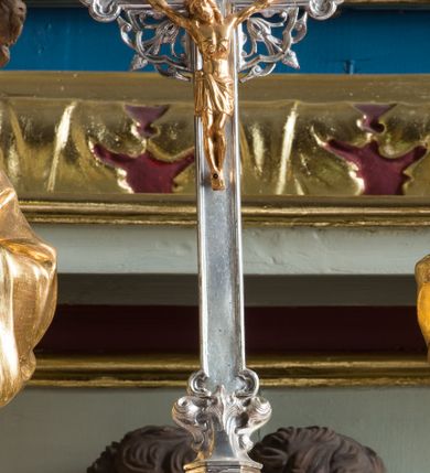 Zdjęcie nr 34: Ołtarz drewniany, prostopadłościenny, mensa drewniana z kamiennym portatylem. Antependium drewniane, na profilowanym cokole, ujęte parą lizen z  płycinami w kształcie stojących prostokątów, zamkniętych półkoliście podtrzymujących gzyms; w polu obraz w formie leżącego prostokąta z obrazem Ostatnia Wieczerza malowanym olejno na desce. Tabernakulum w formie drewnianej skrzynki; na ścianie frontowej arkada, której łuk opiera się na parze pilastrów z płycinami na trzonach, flankujących drzwiczki; całość zamknięta profilowanym gzymsem. Fakturowane drzwiczki w formie stojącego prostokąta zamkniętego łukiem półkolistym z aplikowanymi kielichem z Hostią w glorii, ujętym kłosami zbóż i kiściami winogron. Na tabernakulum dwie klęczące figurki modlących się aniołów i krucyfiks. 

Nastawa ołtarzowa architektoniczna, jednoosiowa, jednokondygnacyjna ze zwieńczeniem i bramkami. Na dwustrefowym cokole o zryzalitowanych brzegach ustawiona jest nastawa. Kondygnacja ujęta parą kolumn o kapitelach kompozytowych i skręconych trzonach, stojących na ukośnie ustawionych cokołach. Podpory dźwigają pełne belkowanie, przerwane nad polem środkowym. W polu podwójna nisza, każda ujęta ramą w formie stojącego prostokąta zamkniętego łukiem nadwieszonym. Wewnątrz rzeźba św. Elżbiety Węgierskiej. Po bokach nastawy ustawione dwie figury świętych królewiczów węgierskich. Kondygnacja ujęta uszami utworzonymi z liści akantu i karbowanej wstęgi.

Zwieńczenie w formie zbliżonej do trójkąta, ujęte spływami wolutowymi, zamknięte falowanym gzymsem przyjmującym trójkątny kształt, zakończone glorią promienistą z rzeźbą Boga Ojca. W polu zwieńczenia wspornik ze stojącą figurką Matki Boskiej na tle glorii i obłoków, pośród rzeźbionych uskrzydlonych główek anielskich i pary aniołków. Po bokach zwieńczenia ustawione dwie figury świętych niewiast.

Bramki w formie podwieszonych łuków nadwieszonych. Przejście zamknięte łukiem wklęsło-wypukłym z uskokami. Na bramkach ustawione są figury: po lewej stronie św. Piotra, a po prawej św. Pawła.

Cokoły, bramki, pole środkowe i fryz dekorowane akantem. Skręcone trzony kolumn dekorowane wicią roślinną. Struktura polichromowana w kolorze beżowym z czerwonymi profilami; ornamentyka i profile złocone; detale i trzony kolumn srebrzone. 

Na boku ołtarza tabliczka: „FUNDACJA / ZŁOCENIA OŁTARZA GŁÓWNEGO /  KOŁO NR 1 / PRZY ZWIĄZKU SPISZA / CHICAGO / U. S. A. / 2003 R.”. 