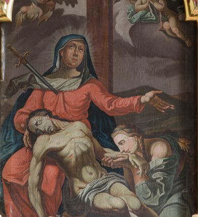 Zdjęcie nr 8: Ołtarz drewniany, prostopadłościenny, mensa drewniana z kamiennym portatylem. Antependium drewniane, na profilowanym cokole, ujęte parą lizen z  płycinami w kształcie stojących prostokątów, zamkniętych półkoliście podtrzymujących gzyms; w polu obraz w formie leżącego prostokąta z obrazem Ostatnia Wieczerza malowanym olejno na desce. Tabernakulum w formie drewnianej skrzynki; na ścianie frontowej arkada, której łuk opiera się na parze pilastrów z płycinami na trzonach, flankujących drzwiczki; całość zamknięta profilowanym gzymsem. Fakturowane drzwiczki w formie stojącego prostokąta zamkniętego łukiem półkolistym z aplikowanymi kielichem z Hostią w glorii, ujętym kłosami zbóż i kiściami winogron. Na tabernakulum dwie klęczące figurki modlących się aniołów i krucyfiks. 

Nastawa ołtarzowa architektoniczna, jednoosiowa, jednokondygnacyjna ze zwieńczeniem i bramkami. Na dwustrefowym cokole o zryzalitowanych brzegach ustawiona jest nastawa. Kondygnacja ujęta parą kolumn o kapitelach kompozytowych i skręconych trzonach, stojących na ukośnie ustawionych cokołach. Podpory dźwigają pełne belkowanie, przerwane nad polem środkowym. W polu podwójna nisza, każda ujęta ramą w formie stojącego prostokąta zamkniętego łukiem nadwieszonym. Wewnątrz rzeźba św. Elżbiety Węgierskiej. Po bokach nastawy ustawione dwie figury świętych królewiczów węgierskich. Kondygnacja ujęta uszami utworzonymi z liści akantu i karbowanej wstęgi.

Zwieńczenie w formie zbliżonej do trójkąta, ujęte spływami wolutowymi, zamknięte falowanym gzymsem przyjmującym trójkątny kształt, zakończone glorią promienistą z rzeźbą Boga Ojca. W polu zwieńczenia wspornik ze stojącą figurką Matki Boskiej na tle glorii i obłoków, pośród rzeźbionych uskrzydlonych główek anielskich i pary aniołków. Po bokach zwieńczenia ustawione dwie figury świętych niewiast.

Bramki w formie podwieszonych łuków nadwieszonych. Przejście zamknięte łukiem wklęsło-wypukłym z uskokami. Na bramkach ustawione są figury: po lewej stronie św. Piotra, a po prawej św. Pawła.

Cokoły, bramki, pole środkowe i fryz dekorowane akantem. Skręcone trzony kolumn dekorowane wicią roślinną. Struktura polichromowana w kolorze beżowym z czerwonymi profilami; ornamentyka i profile złocone; detale i trzony kolumn srebrzone. 

Na boku ołtarza tabliczka: „FUNDACJA / ZŁOCENIA OŁTARZA GŁÓWNEGO /  KOŁO NR 1 / PRZY ZWIĄZKU SPISZA / CHICAGO / U. S. A. / 2003 R.”. 