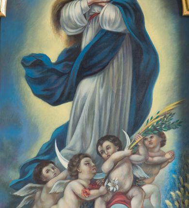 Zdjęcie nr 11: Ołtarz drewniany, prostopadłościenny, mensa drewniana z kamiennym portatylem. Antependium drewniane, na profilowanym cokole, ujęte parą lizen z  płycinami w kształcie stojących prostokątów, zamkniętych półkoliście podtrzymujących gzyms; w polu obraz w formie leżącego prostokąta z obrazem Ostatnia Wieczerza malowanym olejno na desce. Tabernakulum w formie drewnianej skrzynki; na ścianie frontowej arkada, której łuk opiera się na parze pilastrów z płycinami na trzonach, flankujących drzwiczki; całość zamknięta profilowanym gzymsem. Fakturowane drzwiczki w formie stojącego prostokąta zamkniętego łukiem półkolistym z aplikowanymi kielichem z Hostią w glorii, ujętym kłosami zbóż i kiściami winogron. Na tabernakulum dwie klęczące figurki modlących się aniołów i krucyfiks. 

Nastawa ołtarzowa architektoniczna, jednoosiowa, jednokondygnacyjna ze zwieńczeniem i bramkami. Na dwustrefowym cokole o zryzalitowanych brzegach ustawiona jest nastawa. Kondygnacja ujęta parą kolumn o kapitelach kompozytowych i skręconych trzonach, stojących na ukośnie ustawionych cokołach. Podpory dźwigają pełne belkowanie, przerwane nad polem środkowym. W polu podwójna nisza, każda ujęta ramą w formie stojącego prostokąta zamkniętego łukiem nadwieszonym. Wewnątrz rzeźba św. Elżbiety Węgierskiej. Po bokach nastawy ustawione dwie figury świętych królewiczów węgierskich. Kondygnacja ujęta uszami utworzonymi z liści akantu i karbowanej wstęgi.

Zwieńczenie w formie zbliżonej do trójkąta, ujęte spływami wolutowymi, zamknięte falowanym gzymsem przyjmującym trójkątny kształt, zakończone glorią promienistą z rzeźbą Boga Ojca. W polu zwieńczenia wspornik ze stojącą figurką Matki Boskiej na tle glorii i obłoków, pośród rzeźbionych uskrzydlonych główek anielskich i pary aniołków. Po bokach zwieńczenia ustawione dwie figury świętych niewiast.

Bramki w formie podwieszonych łuków nadwieszonych. Przejście zamknięte łukiem wklęsło-wypukłym z uskokami. Na bramkach ustawione są figury: po lewej stronie św. Piotra, a po prawej św. Pawła.

Cokoły, bramki, pole środkowe i fryz dekorowane akantem. Skręcone trzony kolumn dekorowane wicią roślinną. Struktura polichromowana w kolorze beżowym z czerwonymi profilami; ornamentyka i profile złocone; detale i trzony kolumn srebrzone. 

Na boku ołtarza tabliczka: „FUNDACJA / ZŁOCENIA OŁTARZA GŁÓWNEGO /  KOŁO NR 1 / PRZY ZWIĄZKU SPISZA / CHICAGO / U. S. A. / 2003 R.”. 