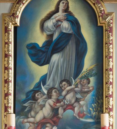 Zdjęcie nr 10: Ołtarz drewniany, prostopadłościenny, mensa drewniana z kamiennym portatylem. Antependium drewniane, na profilowanym cokole, ujęte parą lizen z  płycinami w kształcie stojących prostokątów, zamkniętych półkoliście podtrzymujących gzyms; w polu obraz w formie leżącego prostokąta z obrazem Ostatnia Wieczerza malowanym olejno na desce. Tabernakulum w formie drewnianej skrzynki; na ścianie frontowej arkada, której łuk opiera się na parze pilastrów z płycinami na trzonach, flankujących drzwiczki; całość zamknięta profilowanym gzymsem. Fakturowane drzwiczki w formie stojącego prostokąta zamkniętego łukiem półkolistym z aplikowanymi kielichem z Hostią w glorii, ujętym kłosami zbóż i kiściami winogron. Na tabernakulum dwie klęczące figurki modlących się aniołów i krucyfiks. 

Nastawa ołtarzowa architektoniczna, jednoosiowa, jednokondygnacyjna ze zwieńczeniem i bramkami. Na dwustrefowym cokole o zryzalitowanych brzegach ustawiona jest nastawa. Kondygnacja ujęta parą kolumn o kapitelach kompozytowych i skręconych trzonach, stojących na ukośnie ustawionych cokołach. Podpory dźwigają pełne belkowanie, przerwane nad polem środkowym. W polu podwójna nisza, każda ujęta ramą w formie stojącego prostokąta zamkniętego łukiem nadwieszonym. Wewnątrz rzeźba św. Elżbiety Węgierskiej. Po bokach nastawy ustawione dwie figury świętych królewiczów węgierskich. Kondygnacja ujęta uszami utworzonymi z liści akantu i karbowanej wstęgi.

Zwieńczenie w formie zbliżonej do trójkąta, ujęte spływami wolutowymi, zamknięte falowanym gzymsem przyjmującym trójkątny kształt, zakończone glorią promienistą z rzeźbą Boga Ojca. W polu zwieńczenia wspornik ze stojącą figurką Matki Boskiej na tle glorii i obłoków, pośród rzeźbionych uskrzydlonych główek anielskich i pary aniołków. Po bokach zwieńczenia ustawione dwie figury świętych niewiast.

Bramki w formie podwieszonych łuków nadwieszonych. Przejście zamknięte łukiem wklęsło-wypukłym z uskokami. Na bramkach ustawione są figury: po lewej stronie św. Piotra, a po prawej św. Pawła.

Cokoły, bramki, pole środkowe i fryz dekorowane akantem. Skręcone trzony kolumn dekorowane wicią roślinną. Struktura polichromowana w kolorze beżowym z czerwonymi profilami; ornamentyka i profile złocone; detale i trzony kolumn srebrzone. 

Na boku ołtarza tabliczka: „FUNDACJA / ZŁOCENIA OŁTARZA GŁÓWNEGO /  KOŁO NR 1 / PRZY ZWIĄZKU SPISZA / CHICAGO / U. S. A. / 2003 R.”. 