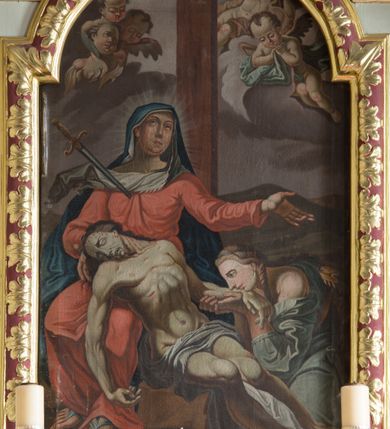Zdjęcie nr 7: Ołtarz drewniany, prostopadłościenny, mensa drewniana z kamiennym portatylem. Antependium drewniane, na profilowanym cokole, ujęte parą lizen z  płycinami w kształcie stojących prostokątów, zamkniętych półkoliście podtrzymujących gzyms; w polu obraz w formie leżącego prostokąta z obrazem Ostatnia Wieczerza malowanym olejno na desce. Tabernakulum w formie drewnianej skrzynki; na ścianie frontowej arkada, której łuk opiera się na parze pilastrów z płycinami na trzonach, flankujących drzwiczki; całość zamknięta profilowanym gzymsem. Fakturowane drzwiczki w formie stojącego prostokąta zamkniętego łukiem półkolistym z aplikowanymi kielichem z Hostią w glorii, ujętym kłosami zbóż i kiściami winogron. Na tabernakulum dwie klęczące figurki modlących się aniołów i krucyfiks. 

Nastawa ołtarzowa architektoniczna, jednoosiowa, jednokondygnacyjna ze zwieńczeniem i bramkami. Na dwustrefowym cokole o zryzalitowanych brzegach ustawiona jest nastawa. Kondygnacja ujęta parą kolumn o kapitelach kompozytowych i skręconych trzonach, stojących na ukośnie ustawionych cokołach. Podpory dźwigają pełne belkowanie, przerwane nad polem środkowym. W polu podwójna nisza, każda ujęta ramą w formie stojącego prostokąta zamkniętego łukiem nadwieszonym. Wewnątrz rzeźba św. Elżbiety Węgierskiej. Po bokach nastawy ustawione dwie figury świętych królewiczów węgierskich. Kondygnacja ujęta uszami utworzonymi z liści akantu i karbowanej wstęgi.

Zwieńczenie w formie zbliżonej do trójkąta, ujęte spływami wolutowymi, zamknięte falowanym gzymsem przyjmującym trójkątny kształt, zakończone glorią promienistą z rzeźbą Boga Ojca. W polu zwieńczenia wspornik ze stojącą figurką Matki Boskiej na tle glorii i obłoków, pośród rzeźbionych uskrzydlonych główek anielskich i pary aniołków. Po bokach zwieńczenia ustawione dwie figury świętych niewiast.

Bramki w formie podwieszonych łuków nadwieszonych. Przejście zamknięte łukiem wklęsło-wypukłym z uskokami. Na bramkach ustawione są figury: po lewej stronie św. Piotra, a po prawej św. Pawła.

Cokoły, bramki, pole środkowe i fryz dekorowane akantem. Skręcone trzony kolumn dekorowane wicią roślinną. Struktura polichromowana w kolorze beżowym z czerwonymi profilami; ornamentyka i profile złocone; detale i trzony kolumn srebrzone. 

Na boku ołtarza tabliczka: „FUNDACJA / ZŁOCENIA OŁTARZA GŁÓWNEGO /  KOŁO NR 1 / PRZY ZWIĄZKU SPISZA / CHICAGO / U. S. A. / 2003 R.”. 