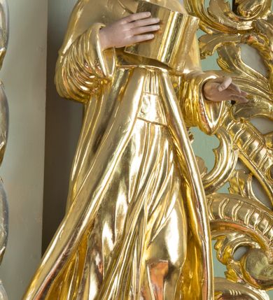 Zdjęcie nr 15: Ołtarz drewniany, prostopadłościenny, mensa drewniana z kamiennym portatylem. Antependium drewniane, na profilowanym cokole, ujęte parą lizen z  płycinami w kształcie stojących prostokątów, zamkniętych półkoliście podtrzymujących gzyms; w polu obraz w formie leżącego prostokąta z obrazem Ostatnia Wieczerza malowanym olejno na desce. Tabernakulum w formie drewnianej skrzynki; na ścianie frontowej arkada, której łuk opiera się na parze pilastrów z płycinami na trzonach, flankujących drzwiczki; całość zamknięta profilowanym gzymsem. Fakturowane drzwiczki w formie stojącego prostokąta zamkniętego łukiem półkolistym z aplikowanymi kielichem z Hostią w glorii, ujętym kłosami zbóż i kiściami winogron. Na tabernakulum dwie klęczące figurki modlących się aniołów i krucyfiks. 

Nastawa ołtarzowa architektoniczna, jednoosiowa, jednokondygnacyjna ze zwieńczeniem i bramkami. Na dwustrefowym cokole o zryzalitowanych brzegach ustawiona jest nastawa. Kondygnacja ujęta parą kolumn o kapitelach kompozytowych i skręconych trzonach, stojących na ukośnie ustawionych cokołach. Podpory dźwigają pełne belkowanie, przerwane nad polem środkowym. W polu podwójna nisza, każda ujęta ramą w formie stojącego prostokąta zamkniętego łukiem nadwieszonym. Wewnątrz rzeźba św. Elżbiety Węgierskiej. Po bokach nastawy ustawione dwie figury świętych królewiczów węgierskich. Kondygnacja ujęta uszami utworzonymi z liści akantu i karbowanej wstęgi.

Zwieńczenie w formie zbliżonej do trójkąta, ujęte spływami wolutowymi, zamknięte falowanym gzymsem przyjmującym trójkątny kształt, zakończone glorią promienistą z rzeźbą Boga Ojca. W polu zwieńczenia wspornik ze stojącą figurką Matki Boskiej na tle glorii i obłoków, pośród rzeźbionych uskrzydlonych główek anielskich i pary aniołków. Po bokach zwieńczenia ustawione dwie figury świętych niewiast.

Bramki w formie podwieszonych łuków nadwieszonych. Przejście zamknięte łukiem wklęsło-wypukłym z uskokami. Na bramkach ustawione są figury: po lewej stronie św. Piotra, a po prawej św. Pawła.

Cokoły, bramki, pole środkowe i fryz dekorowane akantem. Skręcone trzony kolumn dekorowane wicią roślinną. Struktura polichromowana w kolorze beżowym z czerwonymi profilami; ornamentyka i profile złocone; detale i trzony kolumn srebrzone. 

Na boku ołtarza tabliczka: „FUNDACJA / ZŁOCENIA OŁTARZA GŁÓWNEGO /  KOŁO NR 1 / PRZY ZWIĄZKU SPISZA / CHICAGO / U. S. A. / 2003 R.”. 