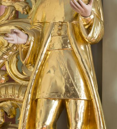 Zdjęcie nr 18: Ołtarz drewniany, prostopadłościenny, mensa drewniana z kamiennym portatylem. Antependium drewniane, na profilowanym cokole, ujęte parą lizen z  płycinami w kształcie stojących prostokątów, zamkniętych półkoliście podtrzymujących gzyms; w polu obraz w formie leżącego prostokąta z obrazem Ostatnia Wieczerza malowanym olejno na desce. Tabernakulum w formie drewnianej skrzynki; na ścianie frontowej arkada, której łuk opiera się na parze pilastrów z płycinami na trzonach, flankujących drzwiczki; całość zamknięta profilowanym gzymsem. Fakturowane drzwiczki w formie stojącego prostokąta zamkniętego łukiem półkolistym z aplikowanymi kielichem z Hostią w glorii, ujętym kłosami zbóż i kiściami winogron. Na tabernakulum dwie klęczące figurki modlących się aniołów i krucyfiks. 

Nastawa ołtarzowa architektoniczna, jednoosiowa, jednokondygnacyjna ze zwieńczeniem i bramkami. Na dwustrefowym cokole o zryzalitowanych brzegach ustawiona jest nastawa. Kondygnacja ujęta parą kolumn o kapitelach kompozytowych i skręconych trzonach, stojących na ukośnie ustawionych cokołach. Podpory dźwigają pełne belkowanie, przerwane nad polem środkowym. W polu podwójna nisza, każda ujęta ramą w formie stojącego prostokąta zamkniętego łukiem nadwieszonym. Wewnątrz rzeźba św. Elżbiety Węgierskiej. Po bokach nastawy ustawione dwie figury świętych królewiczów węgierskich. Kondygnacja ujęta uszami utworzonymi z liści akantu i karbowanej wstęgi.

Zwieńczenie w formie zbliżonej do trójkąta, ujęte spływami wolutowymi, zamknięte falowanym gzymsem przyjmującym trójkątny kształt, zakończone glorią promienistą z rzeźbą Boga Ojca. W polu zwieńczenia wspornik ze stojącą figurką Matki Boskiej na tle glorii i obłoków, pośród rzeźbionych uskrzydlonych główek anielskich i pary aniołków. Po bokach zwieńczenia ustawione dwie figury świętych niewiast.

Bramki w formie podwieszonych łuków nadwieszonych. Przejście zamknięte łukiem wklęsło-wypukłym z uskokami. Na bramkach ustawione są figury: po lewej stronie św. Piotra, a po prawej św. Pawła.

Cokoły, bramki, pole środkowe i fryz dekorowane akantem. Skręcone trzony kolumn dekorowane wicią roślinną. Struktura polichromowana w kolorze beżowym z czerwonymi profilami; ornamentyka i profile złocone; detale i trzony kolumn srebrzone. 

Na boku ołtarza tabliczka: „FUNDACJA / ZŁOCENIA OŁTARZA GŁÓWNEGO /  KOŁO NR 1 / PRZY ZWIĄZKU SPISZA / CHICAGO / U. S. A. / 2003 R.”. 