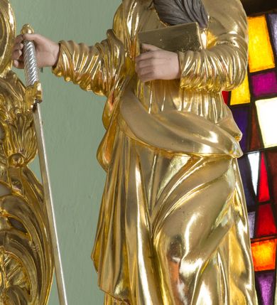 Zdjęcie nr 14: Ołtarz drewniany, prostopadłościenny, mensa drewniana z kamiennym portatylem. Antependium drewniane, na profilowanym cokole, ujęte parą lizen z  płycinami w kształcie stojących prostokątów, zamkniętych półkoliście podtrzymujących gzyms; w polu obraz w formie leżącego prostokąta z obrazem Ostatnia Wieczerza malowanym olejno na desce. Tabernakulum w formie drewnianej skrzynki; na ścianie frontowej arkada, której łuk opiera się na parze pilastrów z płycinami na trzonach, flankujących drzwiczki; całość zamknięta profilowanym gzymsem. Fakturowane drzwiczki w formie stojącego prostokąta zamkniętego łukiem półkolistym z aplikowanymi kielichem z Hostią w glorii, ujętym kłosami zbóż i kiściami winogron. Na tabernakulum dwie klęczące figurki modlących się aniołów i krucyfiks. 

Nastawa ołtarzowa architektoniczna, jednoosiowa, jednokondygnacyjna ze zwieńczeniem i bramkami. Na dwustrefowym cokole o zryzalitowanych brzegach ustawiona jest nastawa. Kondygnacja ujęta parą kolumn o kapitelach kompozytowych i skręconych trzonach, stojących na ukośnie ustawionych cokołach. Podpory dźwigają pełne belkowanie, przerwane nad polem środkowym. W polu podwójna nisza, każda ujęta ramą w formie stojącego prostokąta zamkniętego łukiem nadwieszonym. Wewnątrz rzeźba św. Elżbiety Węgierskiej. Po bokach nastawy ustawione dwie figury świętych królewiczów węgierskich. Kondygnacja ujęta uszami utworzonymi z liści akantu i karbowanej wstęgi.

Zwieńczenie w formie zbliżonej do trójkąta, ujęte spływami wolutowymi, zamknięte falowanym gzymsem przyjmującym trójkątny kształt, zakończone glorią promienistą z rzeźbą Boga Ojca. W polu zwieńczenia wspornik ze stojącą figurką Matki Boskiej na tle glorii i obłoków, pośród rzeźbionych uskrzydlonych główek anielskich i pary aniołków. Po bokach zwieńczenia ustawione dwie figury świętych niewiast.

Bramki w formie podwieszonych łuków nadwieszonych. Przejście zamknięte łukiem wklęsło-wypukłym z uskokami. Na bramkach ustawione są figury: po lewej stronie św. Piotra, a po prawej św. Pawła.

Cokoły, bramki, pole środkowe i fryz dekorowane akantem. Skręcone trzony kolumn dekorowane wicią roślinną. Struktura polichromowana w kolorze beżowym z czerwonymi profilami; ornamentyka i profile złocone; detale i trzony kolumn srebrzone. 

Na boku ołtarza tabliczka: „FUNDACJA / ZŁOCENIA OŁTARZA GŁÓWNEGO /  KOŁO NR 1 / PRZY ZWIĄZKU SPISZA / CHICAGO / U. S. A. / 2003 R.”. 