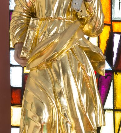 Zdjęcie nr 21: Ołtarz drewniany, prostopadłościenny, mensa drewniana z kamiennym portatylem. Antependium drewniane, na profilowanym cokole, ujęte parą lizen z  płycinami w kształcie stojących prostokątów, zamkniętych półkoliście podtrzymujących gzyms; w polu obraz w formie leżącego prostokąta z obrazem Ostatnia Wieczerza malowanym olejno na desce. Tabernakulum w formie drewnianej skrzynki; na ścianie frontowej arkada, której łuk opiera się na parze pilastrów z płycinami na trzonach, flankujących drzwiczki; całość zamknięta profilowanym gzymsem. Fakturowane drzwiczki w formie stojącego prostokąta zamkniętego łukiem półkolistym z aplikowanymi kielichem z Hostią w glorii, ujętym kłosami zbóż i kiściami winogron. Na tabernakulum dwie klęczące figurki modlących się aniołów i krucyfiks. 

Nastawa ołtarzowa architektoniczna, jednoosiowa, jednokondygnacyjna ze zwieńczeniem i bramkami. Na dwustrefowym cokole o zryzalitowanych brzegach ustawiona jest nastawa. Kondygnacja ujęta parą kolumn o kapitelach kompozytowych i skręconych trzonach, stojących na ukośnie ustawionych cokołach. Podpory dźwigają pełne belkowanie, przerwane nad polem środkowym. W polu podwójna nisza, każda ujęta ramą w formie stojącego prostokąta zamkniętego łukiem nadwieszonym. Wewnątrz rzeźba św. Elżbiety Węgierskiej. Po bokach nastawy ustawione dwie figury świętych królewiczów węgierskich. Kondygnacja ujęta uszami utworzonymi z liści akantu i karbowanej wstęgi.

Zwieńczenie w formie zbliżonej do trójkąta, ujęte spływami wolutowymi, zamknięte falowanym gzymsem przyjmującym trójkątny kształt, zakończone glorią promienistą z rzeźbą Boga Ojca. W polu zwieńczenia wspornik ze stojącą figurką Matki Boskiej na tle glorii i obłoków, pośród rzeźbionych uskrzydlonych główek anielskich i pary aniołków. Po bokach zwieńczenia ustawione dwie figury świętych niewiast.

Bramki w formie podwieszonych łuków nadwieszonych. Przejście zamknięte łukiem wklęsło-wypukłym z uskokami. Na bramkach ustawione są figury: po lewej stronie św. Piotra, a po prawej św. Pawła.

Cokoły, bramki, pole środkowe i fryz dekorowane akantem. Skręcone trzony kolumn dekorowane wicią roślinną. Struktura polichromowana w kolorze beżowym z czerwonymi profilami; ornamentyka i profile złocone; detale i trzony kolumn srebrzone. 

Na boku ołtarza tabliczka: „FUNDACJA / ZŁOCENIA OŁTARZA GŁÓWNEGO /  KOŁO NR 1 / PRZY ZWIĄZKU SPISZA / CHICAGO / U. S. A. / 2003 R.”. 