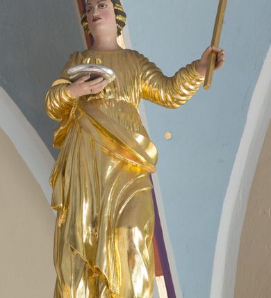 Zdjęcie nr 25: Ołtarz drewniany, prostopadłościenny, mensa drewniana z kamiennym portatylem. Antependium drewniane, na profilowanym cokole, ujęte parą lizen z  płycinami w kształcie stojących prostokątów, zamkniętych półkoliście podtrzymujących gzyms; w polu obraz w formie leżącego prostokąta z obrazem Ostatnia Wieczerza malowanym olejno na desce. Tabernakulum w formie drewnianej skrzynki; na ścianie frontowej arkada, której łuk opiera się na parze pilastrów z płycinami na trzonach, flankujących drzwiczki; całość zamknięta profilowanym gzymsem. Fakturowane drzwiczki w formie stojącego prostokąta zamkniętego łukiem półkolistym z aplikowanymi kielichem z Hostią w glorii, ujętym kłosami zbóż i kiściami winogron. Na tabernakulum dwie klęczące figurki modlących się aniołów i krucyfiks. 

Nastawa ołtarzowa architektoniczna, jednoosiowa, jednokondygnacyjna ze zwieńczeniem i bramkami. Na dwustrefowym cokole o zryzalitowanych brzegach ustawiona jest nastawa. Kondygnacja ujęta parą kolumn o kapitelach kompozytowych i skręconych trzonach, stojących na ukośnie ustawionych cokołach. Podpory dźwigają pełne belkowanie, przerwane nad polem środkowym. W polu podwójna nisza, każda ujęta ramą w formie stojącego prostokąta zamkniętego łukiem nadwieszonym. Wewnątrz rzeźba św. Elżbiety Węgierskiej. Po bokach nastawy ustawione dwie figury świętych królewiczów węgierskich. Kondygnacja ujęta uszami utworzonymi z liści akantu i karbowanej wstęgi.

Zwieńczenie w formie zbliżonej do trójkąta, ujęte spływami wolutowymi, zamknięte falowanym gzymsem przyjmującym trójkątny kształt, zakończone glorią promienistą z rzeźbą Boga Ojca. W polu zwieńczenia wspornik ze stojącą figurką Matki Boskiej na tle glorii i obłoków, pośród rzeźbionych uskrzydlonych główek anielskich i pary aniołków. Po bokach zwieńczenia ustawione dwie figury świętych niewiast.

Bramki w formie podwieszonych łuków nadwieszonych. Przejście zamknięte łukiem wklęsło-wypukłym z uskokami. Na bramkach ustawione są figury: po lewej stronie św. Piotra, a po prawej św. Pawła.

Cokoły, bramki, pole środkowe i fryz dekorowane akantem. Skręcone trzony kolumn dekorowane wicią roślinną. Struktura polichromowana w kolorze beżowym z czerwonymi profilami; ornamentyka i profile złocone; detale i trzony kolumn srebrzone. 

Na boku ołtarza tabliczka: „FUNDACJA / ZŁOCENIA OŁTARZA GŁÓWNEGO /  KOŁO NR 1 / PRZY ZWIĄZKU SPISZA / CHICAGO / U. S. A. / 2003 R.”. 