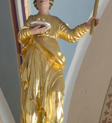 Zdjęcie nr 26: Ołtarz drewniany, prostopadłościenny, mensa drewniana z kamiennym portatylem. Antependium drewniane, na profilowanym cokole, ujęte parą lizen z  płycinami w kształcie stojących prostokątów, zamkniętych półkoliście podtrzymujących gzyms; w polu obraz w formie leżącego prostokąta z obrazem Ostatnia Wieczerza malowanym olejno na desce. Tabernakulum w formie drewnianej skrzynki; na ścianie frontowej arkada, której łuk opiera się na parze pilastrów z płycinami na trzonach, flankujących drzwiczki; całość zamknięta profilowanym gzymsem. Fakturowane drzwiczki w formie stojącego prostokąta zamkniętego łukiem półkolistym z aplikowanymi kielichem z Hostią w glorii, ujętym kłosami zbóż i kiściami winogron. Na tabernakulum dwie klęczące figurki modlących się aniołów i krucyfiks. 

Nastawa ołtarzowa architektoniczna, jednoosiowa, jednokondygnacyjna ze zwieńczeniem i bramkami. Na dwustrefowym cokole o zryzalitowanych brzegach ustawiona jest nastawa. Kondygnacja ujęta parą kolumn o kapitelach kompozytowych i skręconych trzonach, stojących na ukośnie ustawionych cokołach. Podpory dźwigają pełne belkowanie, przerwane nad polem środkowym. W polu podwójna nisza, każda ujęta ramą w formie stojącego prostokąta zamkniętego łukiem nadwieszonym. Wewnątrz rzeźba św. Elżbiety Węgierskiej. Po bokach nastawy ustawione dwie figury świętych królewiczów węgierskich. Kondygnacja ujęta uszami utworzonymi z liści akantu i karbowanej wstęgi.

Zwieńczenie w formie zbliżonej do trójkąta, ujęte spływami wolutowymi, zamknięte falowanym gzymsem przyjmującym trójkątny kształt, zakończone glorią promienistą z rzeźbą Boga Ojca. W polu zwieńczenia wspornik ze stojącą figurką Matki Boskiej na tle glorii i obłoków, pośród rzeźbionych uskrzydlonych główek anielskich i pary aniołków. Po bokach zwieńczenia ustawione dwie figury świętych niewiast.

Bramki w formie podwieszonych łuków nadwieszonych. Przejście zamknięte łukiem wklęsło-wypukłym z uskokami. Na bramkach ustawione są figury: po lewej stronie św. Piotra, a po prawej św. Pawła.

Cokoły, bramki, pole środkowe i fryz dekorowane akantem. Skręcone trzony kolumn dekorowane wicią roślinną. Struktura polichromowana w kolorze beżowym z czerwonymi profilami; ornamentyka i profile złocone; detale i trzony kolumn srebrzone. 

Na boku ołtarza tabliczka: „FUNDACJA / ZŁOCENIA OŁTARZA GŁÓWNEGO /  KOŁO NR 1 / PRZY ZWIĄZKU SPISZA / CHICAGO / U. S. A. / 2003 R.”. 