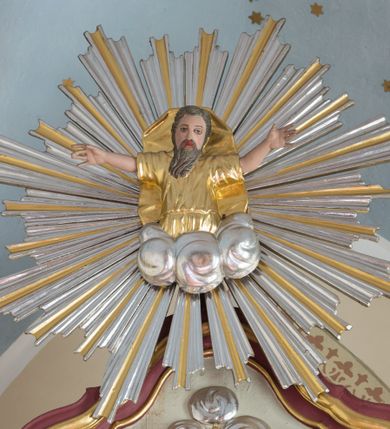 Zdjęcie nr 30: Ołtarz drewniany, prostopadłościenny, mensa drewniana z kamiennym portatylem. Antependium drewniane, na profilowanym cokole, ujęte parą lizen z  płycinami w kształcie stojących prostokątów, zamkniętych półkoliście podtrzymujących gzyms; w polu obraz w formie leżącego prostokąta z obrazem Ostatnia Wieczerza malowanym olejno na desce. Tabernakulum w formie drewnianej skrzynki; na ścianie frontowej arkada, której łuk opiera się na parze pilastrów z płycinami na trzonach, flankujących drzwiczki; całość zamknięta profilowanym gzymsem. Fakturowane drzwiczki w formie stojącego prostokąta zamkniętego łukiem półkolistym z aplikowanymi kielichem z Hostią w glorii, ujętym kłosami zbóż i kiściami winogron. Na tabernakulum dwie klęczące figurki modlących się aniołów i krucyfiks. 

Nastawa ołtarzowa architektoniczna, jednoosiowa, jednokondygnacyjna ze zwieńczeniem i bramkami. Na dwustrefowym cokole o zryzalitowanych brzegach ustawiona jest nastawa. Kondygnacja ujęta parą kolumn o kapitelach kompozytowych i skręconych trzonach, stojących na ukośnie ustawionych cokołach. Podpory dźwigają pełne belkowanie, przerwane nad polem środkowym. W polu podwójna nisza, każda ujęta ramą w formie stojącego prostokąta zamkniętego łukiem nadwieszonym. Wewnątrz rzeźba św. Elżbiety Węgierskiej. Po bokach nastawy ustawione dwie figury świętych królewiczów węgierskich. Kondygnacja ujęta uszami utworzonymi z liści akantu i karbowanej wstęgi.

Zwieńczenie w formie zbliżonej do trójkąta, ujęte spływami wolutowymi, zamknięte falowanym gzymsem przyjmującym trójkątny kształt, zakończone glorią promienistą z rzeźbą Boga Ojca. W polu zwieńczenia wspornik ze stojącą figurką Matki Boskiej na tle glorii i obłoków, pośród rzeźbionych uskrzydlonych główek anielskich i pary aniołków. Po bokach zwieńczenia ustawione dwie figury świętych niewiast.

Bramki w formie podwieszonych łuków nadwieszonych. Przejście zamknięte łukiem wklęsło-wypukłym z uskokami. Na bramkach ustawione są figury: po lewej stronie św. Piotra, a po prawej św. Pawła.

Cokoły, bramki, pole środkowe i fryz dekorowane akantem. Skręcone trzony kolumn dekorowane wicią roślinną. Struktura polichromowana w kolorze beżowym z czerwonymi profilami; ornamentyka i profile złocone; detale i trzony kolumn srebrzone. 

Na boku ołtarza tabliczka: „FUNDACJA / ZŁOCENIA OŁTARZA GŁÓWNEGO /  KOŁO NR 1 / PRZY ZWIĄZKU SPISZA / CHICAGO / U. S. A. / 2003 R.”. 