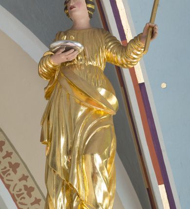 Zdjęcie nr 23: Ołtarz drewniany, prostopadłościenny, mensa drewniana z kamiennym portatylem. Antependium drewniane, na profilowanym cokole, ujęte parą lizen z  płycinami w kształcie stojących prostokątów, zamkniętych półkoliście podtrzymujących gzyms; w polu obraz w formie leżącego prostokąta z obrazem Ostatnia Wieczerza malowanym olejno na desce. Tabernakulum w formie drewnianej skrzynki; na ścianie frontowej arkada, której łuk opiera się na parze pilastrów z płycinami na trzonach, flankujących drzwiczki; całość zamknięta profilowanym gzymsem. Fakturowane drzwiczki w formie stojącego prostokąta zamkniętego łukiem półkolistym z aplikowanymi kielichem z Hostią w glorii, ujętym kłosami zbóż i kiściami winogron. Na tabernakulum dwie klęczące figurki modlących się aniołów i krucyfiks. 

Nastawa ołtarzowa architektoniczna, jednoosiowa, jednokondygnacyjna ze zwieńczeniem i bramkami. Na dwustrefowym cokole o zryzalitowanych brzegach ustawiona jest nastawa. Kondygnacja ujęta parą kolumn o kapitelach kompozytowych i skręconych trzonach, stojących na ukośnie ustawionych cokołach. Podpory dźwigają pełne belkowanie, przerwane nad polem środkowym. W polu podwójna nisza, każda ujęta ramą w formie stojącego prostokąta zamkniętego łukiem nadwieszonym. Wewnątrz rzeźba św. Elżbiety Węgierskiej. Po bokach nastawy ustawione dwie figury świętych królewiczów węgierskich. Kondygnacja ujęta uszami utworzonymi z liści akantu i karbowanej wstęgi.

Zwieńczenie w formie zbliżonej do trójkąta, ujęte spływami wolutowymi, zamknięte falowanym gzymsem przyjmującym trójkątny kształt, zakończone glorią promienistą z rzeźbą Boga Ojca. W polu zwieńczenia wspornik ze stojącą figurką Matki Boskiej na tle glorii i obłoków, pośród rzeźbionych uskrzydlonych główek anielskich i pary aniołków. Po bokach zwieńczenia ustawione dwie figury świętych niewiast.

Bramki w formie podwieszonych łuków nadwieszonych. Przejście zamknięte łukiem wklęsło-wypukłym z uskokami. Na bramkach ustawione są figury: po lewej stronie św. Piotra, a po prawej św. Pawła.

Cokoły, bramki, pole środkowe i fryz dekorowane akantem. Skręcone trzony kolumn dekorowane wicią roślinną. Struktura polichromowana w kolorze beżowym z czerwonymi profilami; ornamentyka i profile złocone; detale i trzony kolumn srebrzone. 

Na boku ołtarza tabliczka: „FUNDACJA / ZŁOCENIA OŁTARZA GŁÓWNEGO /  KOŁO NR 1 / PRZY ZWIĄZKU SPISZA / CHICAGO / U. S. A. / 2003 R.”. 